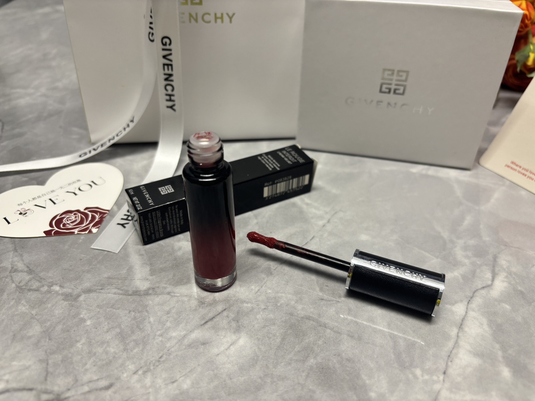 发 205💰/礼盒装    ⭕️ ꫛꫀꪝ ❥&mdash;&mdash;❤ 上新➡️【GIVENCHY纪梵希新品云绒小羊皮高定禁忌丝绒哑光唇霜唇釉#N31禁忌绒情】
🎁配专柜全套包装🛍 
💢货品实拍🎬 我们家唇釉 口红膏体💄一直都是放大几倍拍摄   绝对不是那种底版货品  送人不丢面 亲们放心购
⚠️⚠️ 免费赠送贺卡 款式随机 可代写内容 限30字内㊗️
〽️纪梵希云绒小羊皮新品唇霜质感真的好好好! 哑光而且完全无粉感！这色大家都可以去冲！巨百搭，素颜也很提气色

🌟纪梵希云绒小羊皮#N31禁忌绒情 浓郁精致 明媚吸睛 展露复古本色 巨显白的～不挑肤色～高级的丝绒妆感超级滋润不拔干 薄涂时髦高级 厚涂冷艳气场全开 很适合各种重要场合 

❤ 男票们 闺蜜们 送礼 首选款 包装精致 好看  高大尚！！！
数量有限～要是喜欢～一定要下手快^ _ ^ ️🥰