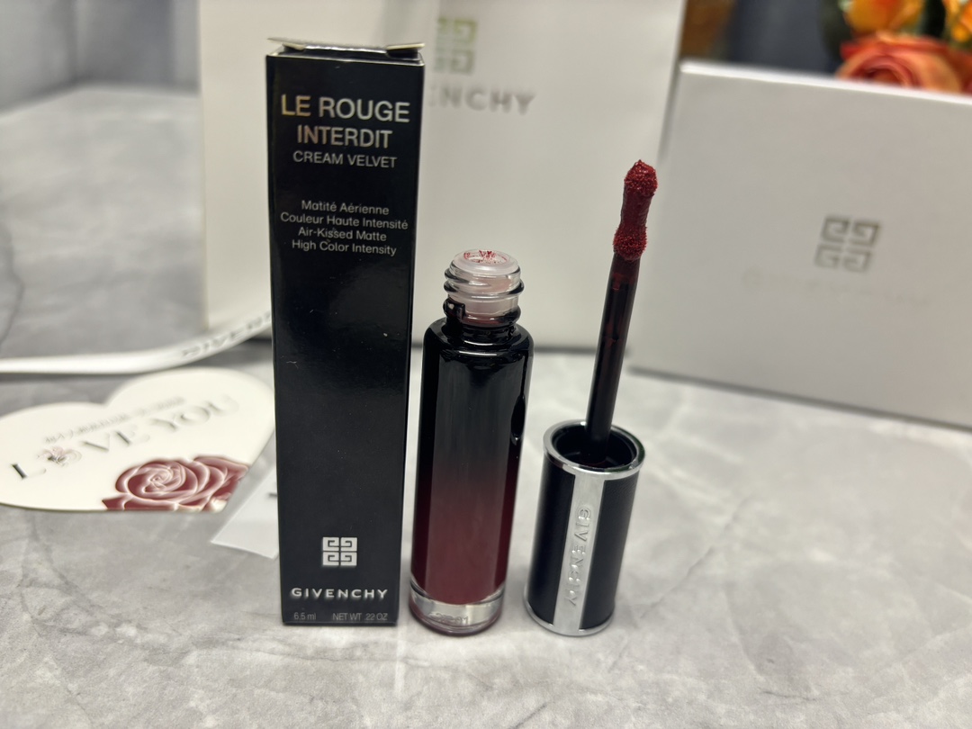 发 205💰/礼盒装    ⭕️ ꫛꫀꪝ ❥&mdash;&mdash;❤ 上新➡️【GIVENCHY纪梵希新品云绒小羊皮高定禁忌丝绒哑光唇霜唇釉#N31禁忌绒情】
🎁配专柜全套包装🛍 
💢货品实拍🎬 我们家唇釉 口红膏体💄一直都是放大几倍拍摄   绝对不是那种底版货品  送人不丢面 亲们放心购
⚠️⚠️ 免费赠送贺卡 款式随机 可代写内容 限30字内㊗️
〽️纪梵希云绒小羊皮新品唇霜质感真的好好好! 哑光而且完全无粉感！这色大家都可以去冲！巨百搭，素颜也很提气色

🌟纪梵希云绒小羊皮#N31禁忌绒情 浓郁精致 明媚吸睛 展露复古本色 巨显白的～不挑肤色～高级的丝绒妆感超级滋润不拔干 薄涂时髦高级 厚涂冷艳气场全开 很适合各种重要场合 

❤ 男票们 闺蜜们 送礼 首选款 包装精致 好看  高大尚！！！
数量有限～要是喜欢～一定要下手快^ _ ^ ️🥰