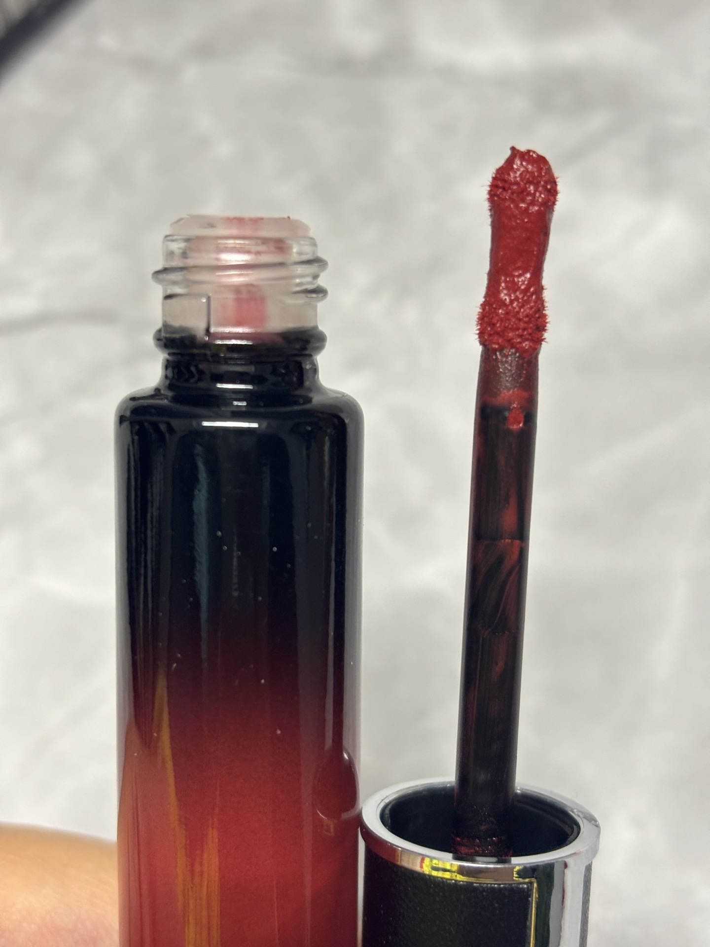 发 205💰/礼盒装    ⭕️ ꫛꫀꪝ ❥&mdash;&mdash;❤ 上新➡️【GIVENCHY纪梵希新品云绒小羊皮高定禁忌丝绒哑光唇霜唇釉#N31禁忌绒情】
🎁配专柜全套包装🛍 
💢货品实拍🎬 我们家唇釉 口红膏体💄一直都是放大几倍拍摄   绝对不是那种底版货品  送人不丢面 亲们放心购
⚠️⚠️ 免费赠送贺卡 款式随机 可代写内容 限30字内㊗️
〽️纪梵希云绒小羊皮新品唇霜质感真的好好好! 哑光而且完全无粉感！这色大家都可以去冲！巨百搭，素颜也很提气色

🌟纪梵希云绒小羊皮#N31禁忌绒情 浓郁精致 明媚吸睛 展露复古本色 巨显白的～不挑肤色～高级的丝绒妆感超级滋润不拔干 薄涂时髦高级 厚涂冷艳气场全开 很适合各种重要场合 

❤ 男票们 闺蜜们 送礼 首选款 包装精致 好看  高大尚！！！
数量有限～要是喜欢～一定要下手快^ _ ^ ️🥰