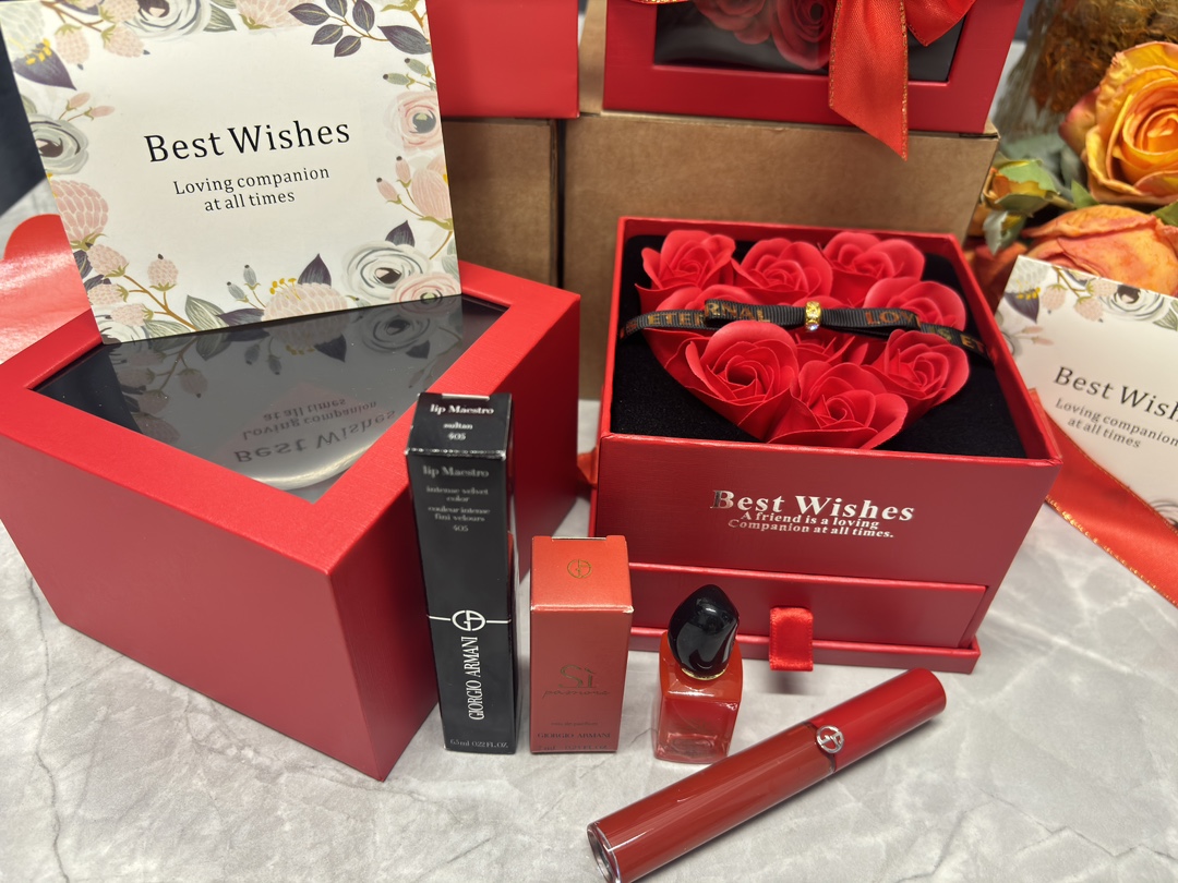 发230💰两件套   ⭕️ ꫛꫀꪝ ❥&mdash;&mdash;❤上新➡️新年🏮主推【9朵爱心🧡香皂玫瑰花🌹红色方形双层抽屉礼盒 Armani阿玛尼小蛮腰红管丝绒哑光唇釉#200/#210/#206/#218/#312/#400/#405/#415（8选1，下单备注唇釉色号）➕阿玛尼红色挚爱Si迷情浓香小样香水7ml 】礼盒装
🎁配图片全套包装 含手提袋🛍
👑货品实拍🎬 我们家口红膏体💄 唇釉 一直都是放大几倍拍摄   绝对不是那种底版货品  送人不丢面 亲们放心购
⚠️赠贺卡 可代写㊗️福语 限30字以内（请备注）
⚠️套盒品类：两件套 礼盒装  
从8色中选1一个颜色：#200/#210/#206/#218/#312/#400/#405/#415
（请下单备注好唇釉色号）⬇️

🌟Armani阿玛尼丝绒唇釉#200 红棕色调，又掺杂着浓浓的深红豆沙感～涂起来很显白哦，黄黑皮完全不用担心！哑光质地持久度还算不错哟～

🌟 Armani阿玛尼丝绒唇釉 #201浆果红色 这个颜色真滴不得了！超级正宗的牛血色太漂亮 太显白了吧！牙都跟着白了几个度！丝绒质地绝了很高级

🌟Armani阿玛尼丝绒唇釉#206土红棕色 棕调与红调结合地恰到好处 薄涂橘调稍微多一点 厚涂是浓郁的红棕色调 各种肤色 都能很好驾驭你 是看一眼就会OMG的气场女王

🌟Armani阿玛尼丝绒唇釉#218 裸雾咖 洋气又耐看的一支肉桂裸咖色 纯欲又清冷 薄涂颜色会偏奶茶调 厚涂是偏混血感冷咖棕

🌟 Armani阿玛尼丝绒唇釉 #321 裸雾粉 
23年新色果然放大招！比214多了一抹蜜桃裸雾粉色调 会更加少女活泼 薄涂有种天生粉唇感 厚涂很甜美！而且是全新裸雾质地会更加奶油棉密～

🌟 Armani阿玛尼丝绒唇釉#400 很正的一款复古红色 深红宝石非常非常美 丝绒质地 上嘴颜色很饱和 也不拔干 还很持久

🌟 Armani阿玛尼丝绒唇釉 #405烂番茄色 出了名的老网红 正宗烂番茄红 没有正红的攻击性和正式感 比橘色又多了份复古味道 薄涂橘色 厚涂浓郁烂番茄 唇色深也能遮盖唇纹 黄皮妹子闭眼入

🌟 Armani阿玛尼丝绒唇釉 #415 浓郁山楂红 一杯浓郁的山楂酱 大红色带了一丢丢棕色的感觉 元气活泼还显白 人见人爱的新色 很适合黄皮 上嘴透透的 很好涂 抿两下就晕开了～

🌟阿玛尼红色挚爱Si迷情浓香小样香水7ml 
Si Passione就是率真与感情并存的香水，要自信勇敢的做自己，追寻内心深处最真实的感受。&ldquo;完美不完美，都是我自己&rdquo;

⚠️香水小样包装携带方便！点滴试、无喷头，可做香薰！

🎉进口9朵爱心玫瑰香皂花🌹 红色礼盒，打开礼盒那一刹 香气四溢 扑鼻而来  甜到心里 🥰永生花专属守护，为爱而生！无可复制的厄瓜多尔永生玫瑰，历经多道复杂工序，使得鲜花的特质得以完好保留。每朵玫瑰都有它专属身份证明，漂洋过海为爱而来。经典的玫瑰本色，以绚烂的红传达，今生永恒的爱意和浪漫！
花语含义：浪漫真挚的爱
包装方式：礼盒

❤ 男票们 闺蜜们 送礼 首选款 包装精致 好看  高大尚！！！
数量有限～要是喜欢～一定要下手快^ _ ^ ️🥰