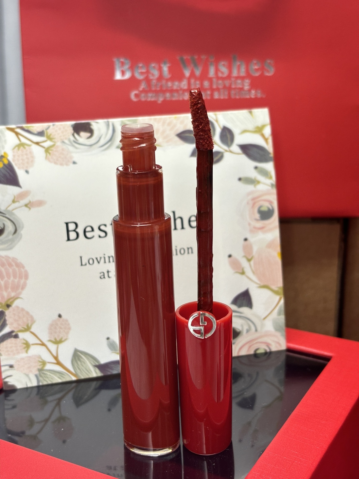 发230💰两件套   ⭕️ ꫛꫀꪝ ❥&mdash;&mdash;❤上新➡️新年🏮主推【9朵爱心🧡香皂玫瑰花🌹红色方形双层抽屉礼盒 Armani阿玛尼小蛮腰红管丝绒哑光唇釉#200/#210/#206/#218/#312/#400/#405/#415（8选1，下单备注唇釉色号）➕阿玛尼红色挚爱Si迷情浓香小样香水7ml 】礼盒装
🎁配图片全套包装 含手提袋🛍
👑货品实拍🎬 我们家口红膏体💄 唇釉 一直都是放大几倍拍摄   绝对不是那种底版货品  送人不丢面 亲们放心购
⚠️赠贺卡 可代写㊗️福语 限30字以内（请备注）
⚠️套盒品类：两件套 礼盒装  
从8色中选1一个颜色：#200/#210/#206/#218/#312/#400/#405/#415
（请下单备注好唇釉色号）⬇️

🌟Armani阿玛尼丝绒唇釉#200 红棕色调，又掺杂着浓浓的深红豆沙感～涂起来很显白哦，黄黑皮完全不用担心！哑光质地持久度还算不错哟～

🌟 Armani阿玛尼丝绒唇釉 #201浆果红色 这个颜色真滴不得了！超级正宗的牛血色太漂亮 太显白了吧！牙都跟着白了几个度！丝绒质地绝了很高级

🌟Armani阿玛尼丝绒唇釉#206土红棕色 棕调与红调结合地恰到好处 薄涂橘调稍微多一点 厚涂是浓郁的红棕色调 各种肤色 都能很好驾驭你 是看一眼就会OMG的气场女王

🌟Armani阿玛尼丝绒唇釉#218 裸雾咖 洋气又耐看的一支肉桂裸咖色 纯欲又清冷 薄涂颜色会偏奶茶调 厚涂是偏混血感冷咖棕

🌟 Armani阿玛尼丝绒唇釉 #321 裸雾粉 
23年新色果然放大招！比214多了一抹蜜桃裸雾粉色调 会更加少女活泼 薄涂有种天生粉唇感 厚涂很甜美！而且是全新裸雾质地会更加奶油棉密～

🌟 Armani阿玛尼丝绒唇釉#400 很正的一款复古红色 深红宝石非常非常美 丝绒质地 上嘴颜色很饱和 也不拔干 还很持久

🌟 Armani阿玛尼丝绒唇釉 #405烂番茄色 出了名的老网红 正宗烂番茄红 没有正红的攻击性和正式感 比橘色又多了份复古味道 薄涂橘色 厚涂浓郁烂番茄 唇色深也能遮盖唇纹 黄皮妹子闭眼入

🌟 Armani阿玛尼丝绒唇釉 #415 浓郁山楂红 一杯浓郁的山楂酱 大红色带了一丢丢棕色的感觉 元气活泼还显白 人见人爱的新色 很适合黄皮 上嘴透透的 很好涂 抿两下就晕开了～

🌟阿玛尼红色挚爱Si迷情浓香小样香水7ml 
Si Passione就是率真与感情并存的香水，要自信勇敢的做自己，追寻内心深处最真实的感受。&ldquo;完美不完美，都是我自己&rdquo;

⚠️香水小样包装携带方便！点滴试、无喷头，可做香薰！

🎉进口9朵爱心玫瑰香皂花🌹 红色礼盒，打开礼盒那一刹 香气四溢 扑鼻而来  甜到心里 🥰永生花专属守护，为爱而生！无可复制的厄瓜多尔永生玫瑰，历经多道复杂工序，使得鲜花的特质得以完好保留。每朵玫瑰都有它专属身份证明，漂洋过海为爱而来。经典的玫瑰本色，以绚烂的红传达，今生永恒的爱意和浪漫！
花语含义：浪漫真挚的爱
包装方式：礼盒

❤ 男票们 闺蜜们 送礼 首选款 包装精致 好看  高大尚！！！
数量有限～要是喜欢～一定要下手快^ _ ^ ️🥰