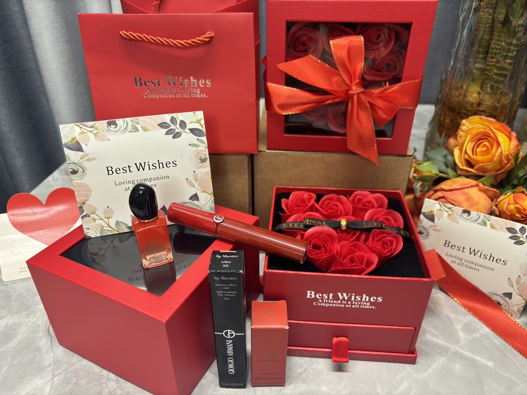 发230💰两件套   ⭕️ ꫛꫀꪝ ❥&mdash;&mdash;❤上新➡️新年🏮主推【9朵爱心🧡香皂玫瑰花🌹红色方形双层抽屉礼盒 Armani阿玛尼小蛮腰红管丝绒哑光唇釉#200/#210/#206/#218/#312/#400/#405/#415（8选1，下单备注唇釉色号）➕阿玛尼红色挚爱Si迷情浓香小样香水7ml 】礼盒装
🎁配图片全套包装 含手提袋🛍
👑货品实拍🎬 我们家口红膏体💄 唇釉 一直都是放大几倍拍摄   绝对不是那种底版货品  送人不丢面 亲们放心购
⚠️赠贺卡 可代写㊗️福语 限30字以内（请备注）
⚠️套盒品类：两件套 礼盒装  
从8色中选1一个颜色：#200/#210/#206/#218/#312/#400/#405/#415
（请下单备注好唇釉色号）⬇️

🌟Armani阿玛尼丝绒唇釉#200 红棕色调，又掺杂着浓浓的深红豆沙感～涂起来很显白哦，黄黑皮完全不用担心！哑光质地持久度还算不错哟～

🌟 Armani阿玛尼丝绒唇釉 #201浆果红色 这个颜色真滴不得了！超级正宗的牛血色太漂亮 太显白了吧！牙都跟着白了几个度！丝绒质地绝了很高级

🌟Armani阿玛尼丝绒唇釉#206土红棕色 棕调与红调结合地恰到好处 薄涂橘调稍微多一点 厚涂是浓郁的红棕色调 各种肤色 都能很好驾驭你 是看一眼就会OMG的气场女王

🌟Armani阿玛尼丝绒唇釉#218 裸雾咖 洋气又耐看的一支肉桂裸咖色 纯欲又清冷 薄涂颜色会偏奶茶调 厚涂是偏混血感冷咖棕

🌟 Armani阿玛尼丝绒唇釉 #321 裸雾粉 
23年新色果然放大招！比214多了一抹蜜桃裸雾粉色调 会更加少女活泼 薄涂有种天生粉唇感 厚涂很甜美！而且是全新裸雾质地会更加奶油棉密～

🌟 Armani阿玛尼丝绒唇釉#400 很正的一款复古红色 深红宝石非常非常美 丝绒质地 上嘴颜色很饱和 也不拔干 还很持久

🌟 Armani阿玛尼丝绒唇釉 #405烂番茄色 出了名的老网红 正宗烂番茄红 没有正红的攻击性和正式感 比橘色又多了份复古味道 薄涂橘色 厚涂浓郁烂番茄 唇色深也能遮盖唇纹 黄皮妹子闭眼入

🌟 Armani阿玛尼丝绒唇釉 #415 浓郁山楂红 一杯浓郁的山楂酱 大红色带了一丢丢棕色的感觉 元气活泼还显白 人见人爱的新色 很适合黄皮 上嘴透透的 很好涂 抿两下就晕开了～

🌟阿玛尼红色挚爱Si迷情浓香小样香水7ml 
Si Passione就是率真与感情并存的香水，要自信勇敢的做自己，追寻内心深处最真实的感受。&ldquo;完美不完美，都是我自己&rdquo;

⚠️香水小样包装携带方便！点滴试、无喷头，可做香薰！

🎉进口9朵爱心玫瑰香皂花🌹 红色礼盒，打开礼盒那一刹 香气四溢 扑鼻而来  甜到心里 🥰永生花专属守护，为爱而生！无可复制的厄瓜多尔永生玫瑰，历经多道复杂工序，使得鲜花的特质得以完好保留。每朵玫瑰都有它专属身份证明，漂洋过海为爱而来。经典的玫瑰本色，以绚烂的红传达，今生永恒的爱意和浪漫！
花语含义：浪漫真挚的爱
包装方式：礼盒

❤ 男票们 闺蜜们 送礼 首选款 包装精致 好看  高大尚！！！
数量有限～要是喜欢～一定要下手快^ _ ^ ️🥰