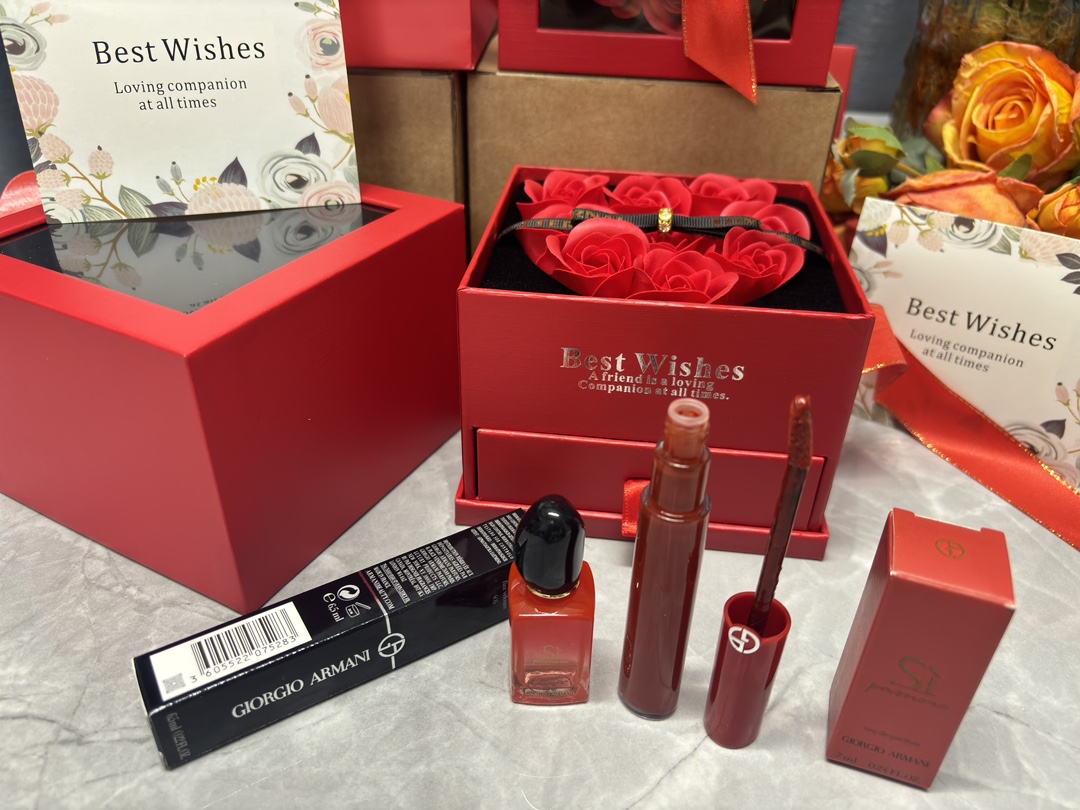 发230💰两件套   ⭕️ ꫛꫀꪝ ❥&mdash;&mdash;❤上新➡️新年🏮主推【9朵爱心🧡香皂玫瑰花🌹红色方形双层抽屉礼盒 Armani阿玛尼小蛮腰红管丝绒哑光唇釉#200/#210/#206/#218/#312/#400/#405/#415（8选1，下单备注唇釉色号）➕阿玛尼红色挚爱Si迷情浓香小样香水7ml 】礼盒装
🎁配图片全套包装 含手提袋🛍
👑货品实拍🎬 我们家口红膏体💄 唇釉 一直都是放大几倍拍摄   绝对不是那种底版货品  送人不丢面 亲们放心购
⚠️赠贺卡 可代写㊗️福语 限30字以内（请备注）
⚠️套盒品类：两件套 礼盒装  
从8色中选1一个颜色：#200/#210/#206/#218/#312/#400/#405/#415
（请下单备注好唇釉色号）⬇️

🌟Armani阿玛尼丝绒唇釉#200 红棕色调，又掺杂着浓浓的深红豆沙感～涂起来很显白哦，黄黑皮完全不用担心！哑光质地持久度还算不错哟～

🌟 Armani阿玛尼丝绒唇釉 #201浆果红色 这个颜色真滴不得了！超级正宗的牛血色太漂亮 太显白了吧！牙都跟着白了几个度！丝绒质地绝了很高级

🌟Armani阿玛尼丝绒唇釉#206土红棕色 棕调与红调结合地恰到好处 薄涂橘调稍微多一点 厚涂是浓郁的红棕色调 各种肤色 都能很好驾驭你 是看一眼就会OMG的气场女王

🌟Armani阿玛尼丝绒唇釉#218 裸雾咖 洋气又耐看的一支肉桂裸咖色 纯欲又清冷 薄涂颜色会偏奶茶调 厚涂是偏混血感冷咖棕

🌟 Armani阿玛尼丝绒唇釉 #321 裸雾粉 
23年新色果然放大招！比214多了一抹蜜桃裸雾粉色调 会更加少女活泼 薄涂有种天生粉唇感 厚涂很甜美！而且是全新裸雾质地会更加奶油棉密～

🌟 Armani阿玛尼丝绒唇釉#400 很正的一款复古红色 深红宝石非常非常美 丝绒质地 上嘴颜色很饱和 也不拔干 还很持久

🌟 Armani阿玛尼丝绒唇釉 #405烂番茄色 出了名的老网红 正宗烂番茄红 没有正红的攻击性和正式感 比橘色又多了份复古味道 薄涂橘色 厚涂浓郁烂番茄 唇色深也能遮盖唇纹 黄皮妹子闭眼入

🌟 Armani阿玛尼丝绒唇釉 #415 浓郁山楂红 一杯浓郁的山楂酱 大红色带了一丢丢棕色的感觉 元气活泼还显白 人见人爱的新色 很适合黄皮 上嘴透透的 很好涂 抿两下就晕开了～

🌟阿玛尼红色挚爱Si迷情浓香小样香水7ml 
Si Passione就是率真与感情并存的香水，要自信勇敢的做自己，追寻内心深处最真实的感受。&ldquo;完美不完美，都是我自己&rdquo;

⚠️香水小样包装携带方便！点滴试、无喷头，可做香薰！

🎉进口9朵爱心玫瑰香皂花🌹 红色礼盒，打开礼盒那一刹 香气四溢 扑鼻而来  甜到心里 🥰永生花专属守护，为爱而生！无可复制的厄瓜多尔永生玫瑰，历经多道复杂工序，使得鲜花的特质得以完好保留。每朵玫瑰都有它专属身份证明，漂洋过海为爱而来。经典的玫瑰本色，以绚烂的红传达，今生永恒的爱意和浪漫！
花语含义：浪漫真挚的爱
包装方式：礼盒

❤ 男票们 闺蜜们 送礼 首选款 包装精致 好看  高大尚！！！
数量有限～要是喜欢～一定要下手快^ _ ^ ️🥰
