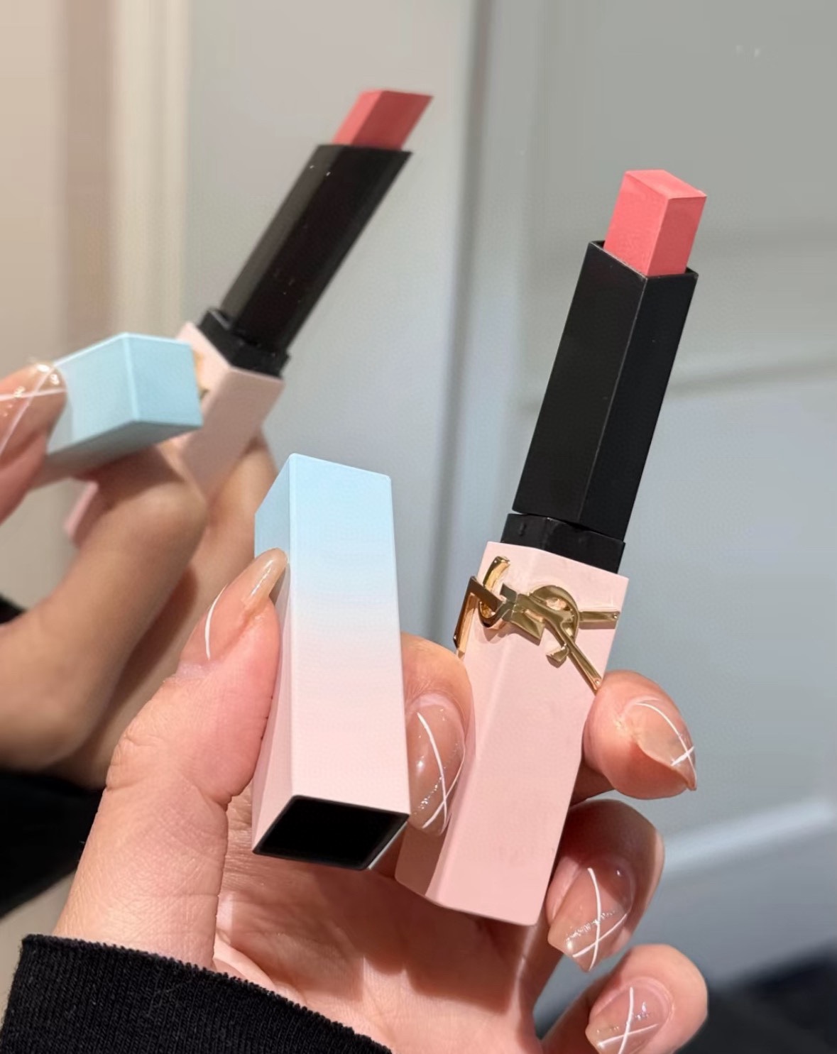 发215💰一支   （需要礼盒包装➕10）  
⭕️ ꫛꫀꪝ ❥&mdash;&mdash;❤上新➡ 专柜品质【2025新品YSL/圣罗兰马卡龙情人节限定渐变浮雕口红唇膏#1966红棕色、#77烟装粉】
🎁配专柜手提袋🛍 
❣️新款YSL圣罗兰马卡龙限定渐变口红 少女渐变蓝粉色，看一眼就能心动，不仅是外表，还是秋冬色号，上嘴整个就是氛围感～狠狠拿捏少女心❤️
现货2️⃣色：77#烟装粉-1966#红棕色
🌟圣罗兰渐变口红限定款马卡龙口红💄#77 烟装粉  超绝的木质调灰粉 薄涂是很日常的柔和杏粉色 通勤早八随手一涂都是嘎嘎嫩妹 厚涂是很馥郁的木质调烟灰粉 气场全开的清冷美人绝杀 薄涂显嫩 厚涂气质 这调色直戳我内心 指出一季的绝世美貌 可千万别错过 是涂一次之后就会被狠狠记住的色号 非常显白 质地丝滑

🌟圣罗兰渐变口红限定款马卡龙口红💄#1966红棕色 无法复刻的红棕 薄涂透橘调 自带元气感 厚涂飒爽红棕气场全开 显白天花板 黄皮锁死

❤ 男票们 闺蜜们 情人节💘送礼就送这款口红 让你的爱人美美的度过每一个瞬间 ^ _ ^ ️🥰