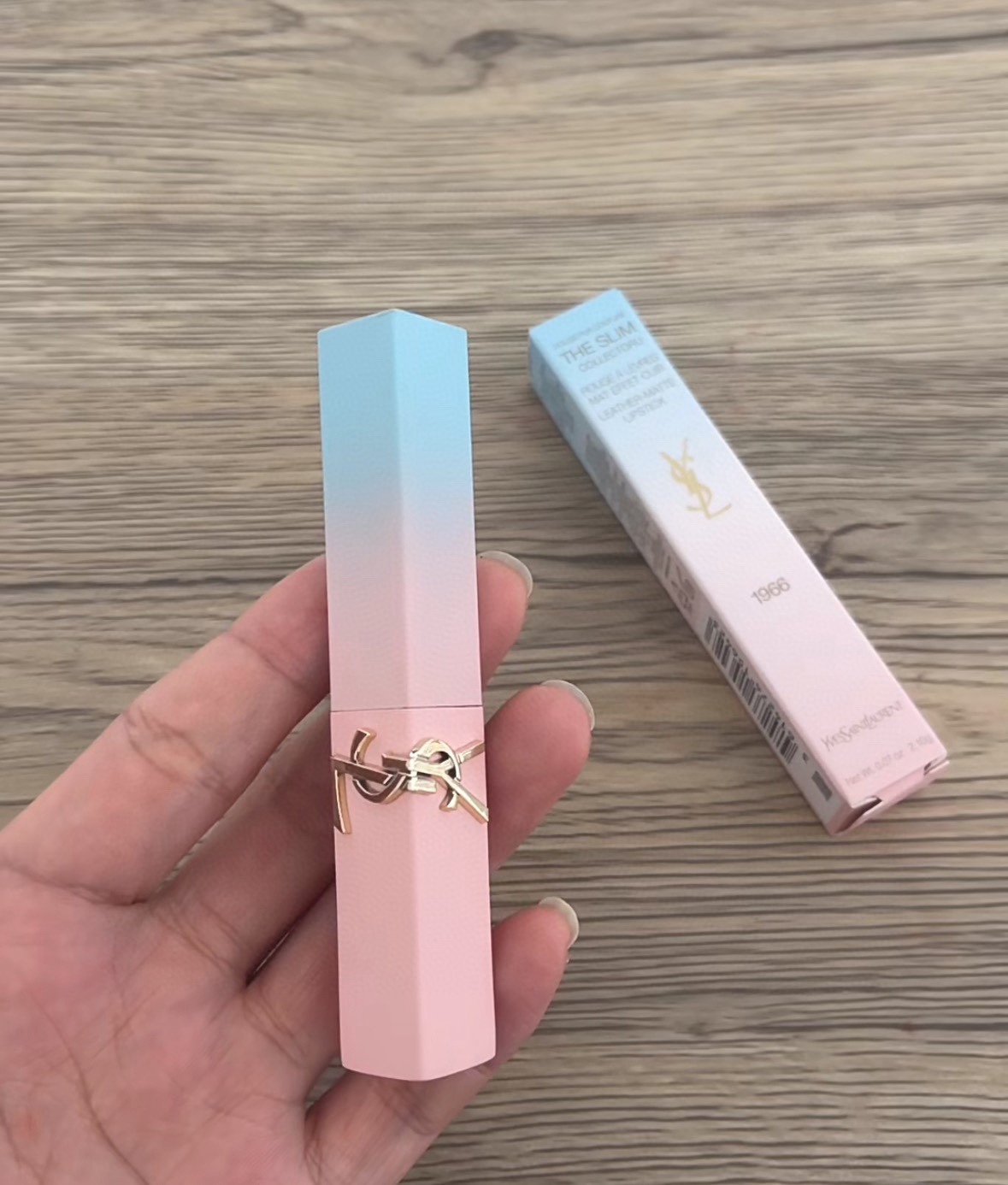 发215💰一支   （需要礼盒包装➕10）  
⭕️ ꫛꫀꪝ ❥&mdash;&mdash;❤上新➡ 专柜品质【2025新品YSL/圣罗兰马卡龙情人节限定渐变浮雕口红唇膏#1966红棕色、#77烟装粉】
🎁配专柜手提袋🛍 
❣️新款YSL圣罗兰马卡龙限定渐变口红 少女渐变蓝粉色，看一眼就能心动，不仅是外表，还是秋冬色号，上嘴整个就是氛围感～狠狠拿捏少女心❤️
现货2️⃣色：77#烟装粉-1966#红棕色
🌟圣罗兰渐变口红限定款马卡龙口红💄#77 烟装粉  超绝的木质调灰粉 薄涂是很日常的柔和杏粉色 通勤早八随手一涂都是嘎嘎嫩妹 厚涂是很馥郁的木质调烟灰粉 气场全开的清冷美人绝杀 薄涂显嫩 厚涂气质 这调色直戳我内心 指出一季的绝世美貌 可千万别错过 是涂一次之后就会被狠狠记住的色号 非常显白 质地丝滑

🌟圣罗兰渐变口红限定款马卡龙口红💄#1966红棕色 无法复刻的红棕 薄涂透橘调 自带元气感 厚涂飒爽红棕气场全开 显白天花板 黄皮锁死

❤ 男票们 闺蜜们 情人节💘送礼就送这款口红 让你的爱人美美的度过每一个瞬间 ^ _ ^ ️🥰