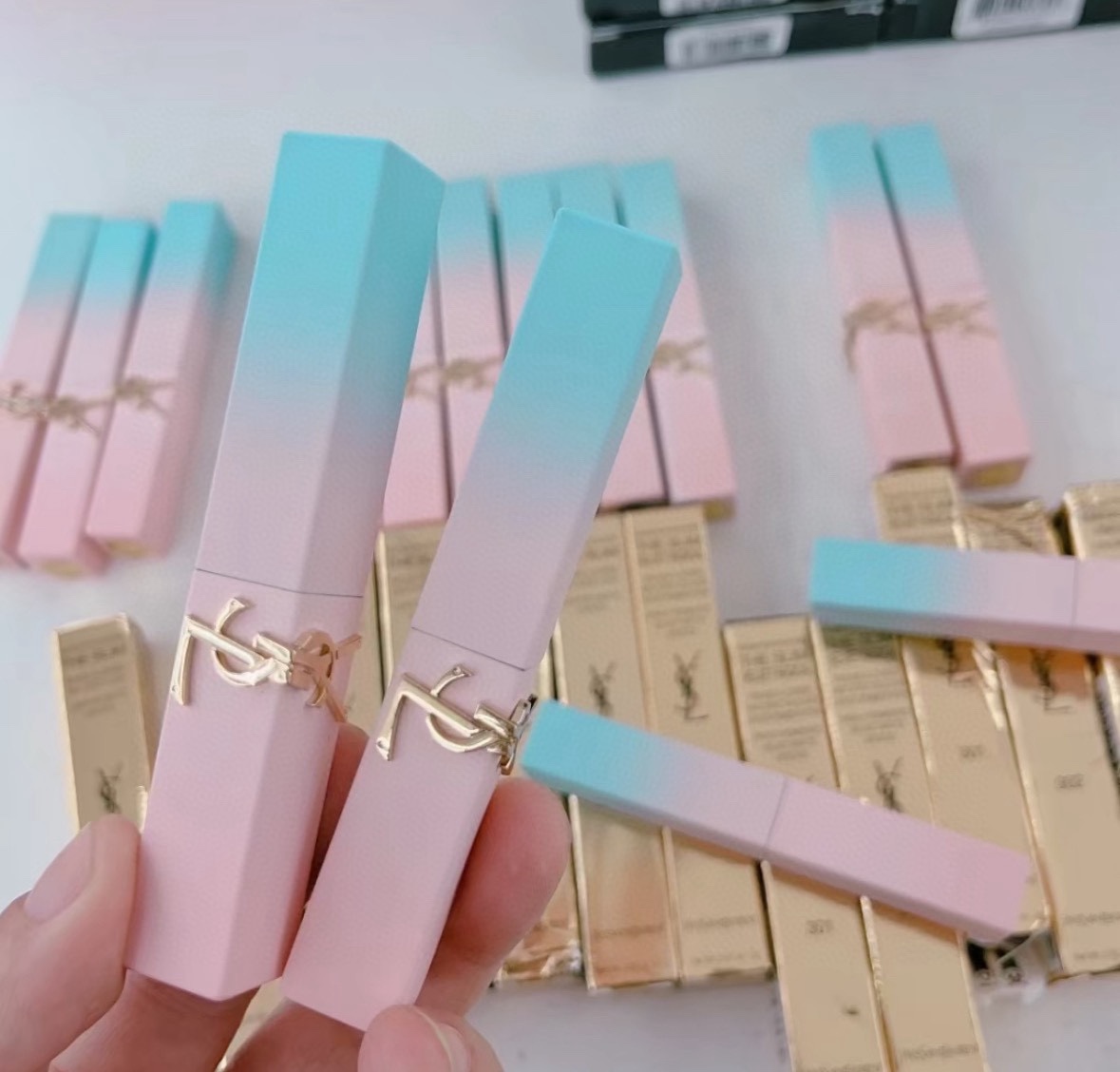 发215💰一支   （需要礼盒包装➕10）  
⭕️ ꫛꫀꪝ ❥&mdash;&mdash;❤上新➡ 专柜品质【2025新品YSL/圣罗兰马卡龙情人节限定渐变浮雕口红唇膏#1966红棕色、#77烟装粉】
🎁配专柜手提袋🛍 
❣️新款YSL圣罗兰马卡龙限定渐变口红 少女渐变蓝粉色，看一眼就能心动，不仅是外表，还是秋冬色号，上嘴整个就是氛围感～狠狠拿捏少女心❤️
现货2️⃣色：77#烟装粉-1966#红棕色
🌟圣罗兰渐变口红限定款马卡龙口红💄#77 烟装粉  超绝的木质调灰粉 薄涂是很日常的柔和杏粉色 通勤早八随手一涂都是嘎嘎嫩妹 厚涂是很馥郁的木质调烟灰粉 气场全开的清冷美人绝杀 薄涂显嫩 厚涂气质 这调色直戳我内心 指出一季的绝世美貌 可千万别错过 是涂一次之后就会被狠狠记住的色号 非常显白 质地丝滑

🌟圣罗兰渐变口红限定款马卡龙口红💄#1966红棕色 无法复刻的红棕 薄涂透橘调 自带元气感 厚涂飒爽红棕气场全开 显白天花板 黄皮锁死

❤ 男票们 闺蜜们 情人节💘送礼就送这款口红 让你的爱人美美的度过每一个瞬间 ^ _ ^ ️🥰