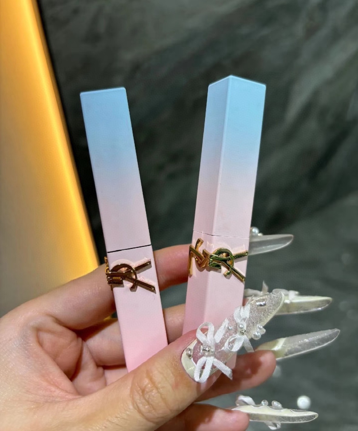 发215💰一支   （需要礼盒包装➕10）  
⭕️ ꫛꫀꪝ ❥&mdash;&mdash;❤上新➡ 专柜品质【2025新品YSL/圣罗兰马卡龙情人节限定渐变浮雕口红唇膏#1966红棕色、#77烟装粉】
🎁配专柜手提袋🛍 
❣️新款YSL圣罗兰马卡龙限定渐变口红 少女渐变蓝粉色，看一眼就能心动，不仅是外表，还是秋冬色号，上嘴整个就是氛围感～狠狠拿捏少女心❤️
现货2️⃣色：77#烟装粉-1966#红棕色
🌟圣罗兰渐变口红限定款马卡龙口红💄#77 烟装粉  超绝的木质调灰粉 薄涂是很日常的柔和杏粉色 通勤早八随手一涂都是嘎嘎嫩妹 厚涂是很馥郁的木质调烟灰粉 气场全开的清冷美人绝杀 薄涂显嫩 厚涂气质 这调色直戳我内心 指出一季的绝世美貌 可千万别错过 是涂一次之后就会被狠狠记住的色号 非常显白 质地丝滑

🌟圣罗兰渐变口红限定款马卡龙口红💄#1966红棕色 无法复刻的红棕 薄涂透橘调 自带元气感 厚涂飒爽红棕气场全开 显白天花板 黄皮锁死

❤ 男票们 闺蜜们 情人节💘送礼就送这款口红 让你的爱人美美的度过每一个瞬间 ^ _ ^ ️🥰