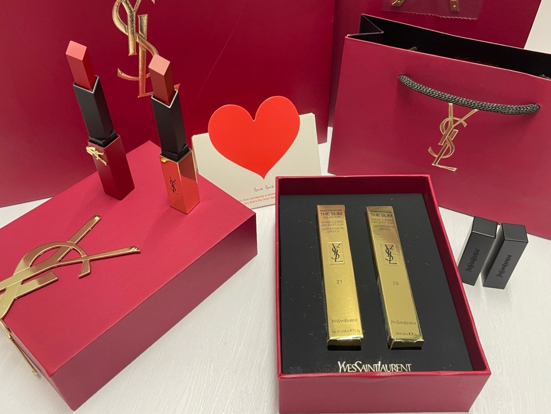 发270💰/两支礼盒装 （礼盒包装上的logo保护膜撕掉后 不接受售后）
⭕️ ꫛꫀꪝ ❥&mdash;&mdash;❤ ➡专柜版【YSL/圣罗兰新品🆕情人节限定浮雕红皮革小红条典藏版口红 #21➕ 小金条口红#28 两支礼盒】
🛍 🔜配全套包装🎁
⚠️⚠️贺卡免费  需要贺卡的亲 下单记得备注  无备注 不赠送 可代写贺词 限30字以内㊗️
     YSL七夕丨奔赴炙热爱恋 YSL七夕限定礼盒，以赤红皮革碰撞立体LOGO, 诠释独属YSL的极致高级感。专属礼袋，定制爱意，独一无二，予你无法复刻的炙 热爱恋。
        美妆界标杆又革新 被YSL小金条红革戳中❤️ 这次又是以经典的小金条作为灵魂 下半身给穿上了红色皮革  YSL每次出新品，总能成为现象级 这次的革新，新的限量版一小小金条红革典藏版 指尖碰触，红色皮革纹理 和金色配件的碰撞 棱角的反叛与皮革的性感 如此和谐，却颠覆常规 折叠的YSL金色Iogo贴合两边 以高定的配置来设计这支小金条限量版 可谓买口红🉐️高定
2⃣️个色：#21、#28

💄YSL红皮革🌟#21不羁复古红 偏爱21的原因很简单 浓烈却不失优雅 极具色彩张力却不会跋扈 

💄YSL小金条🌟#28 高阶胡萝卜 新色号 棕橘胡萝卜 由橘入棕 上嘴减龄元气 显白且高级 黄皮女孩也可以轻松驾驭 

🌟YSL,限量款套盒 自用和送人🎁不用多说

❤️男票们 闺蜜们 送礼 首选款 ！！！
数量有限～要是喜欢～一定要下手快^ _ ^