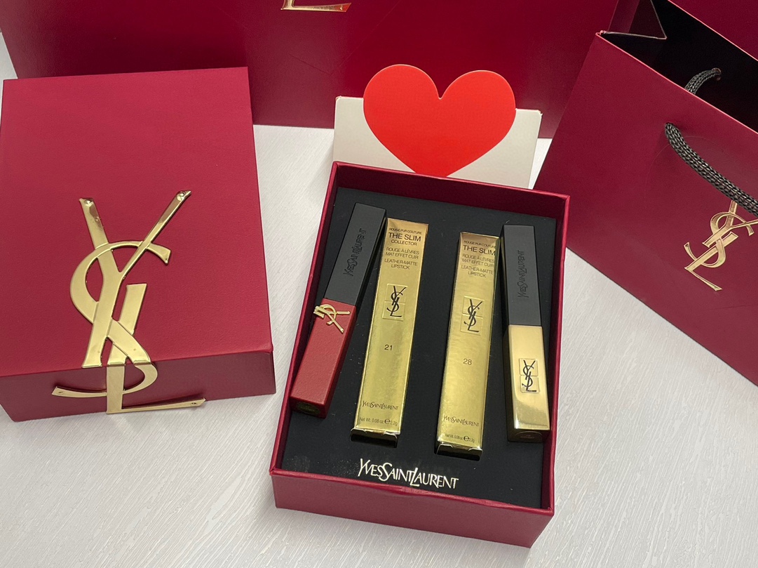 发270💰/两支礼盒装 （礼盒包装上的logo保护膜撕掉后 不接受售后）
⭕️ ꫛꫀꪝ ❥&mdash;&mdash;❤ ➡专柜版【YSL/圣罗兰新品🆕情人节限定浮雕红皮革小红条典藏版口红 #21➕ 小金条口红#28 两支礼盒】
🛍 🔜配全套包装🎁
⚠️⚠️贺卡免费  需要贺卡的亲 下单记得备注  无备注 不赠送 可代写贺词 限30字以内㊗️
     YSL七夕丨奔赴炙热爱恋 YSL七夕限定礼盒，以赤红皮革碰撞立体LOGO, 诠释独属YSL的极致高级感。专属礼袋，定制爱意，独一无二，予你无法复刻的炙 热爱恋。
        美妆界标杆又革新 被YSL小金条红革戳中❤️ 这次又是以经典的小金条作为灵魂 下半身给穿上了红色皮革  YSL每次出新品，总能成为现象级 这次的革新，新的限量版一小小金条红革典藏版 指尖碰触，红色皮革纹理 和金色配件的碰撞 棱角的反叛与皮革的性感 如此和谐，却颠覆常规 折叠的YSL金色Iogo贴合两边 以高定的配置来设计这支小金条限量版 可谓买口红🉐️高定
2⃣️个色：#21、#28

💄YSL红皮革🌟#21不羁复古红 偏爱21的原因很简单 浓烈却不失优雅 极具色彩张力却不会跋扈 

💄YSL小金条🌟#28 高阶胡萝卜 新色号 棕橘胡萝卜 由橘入棕 上嘴减龄元气 显白且高级 黄皮女孩也可以轻松驾驭 

🌟YSL,限量款套盒 自用和送人🎁不用多说

❤️男票们 闺蜜们 送礼 首选款 ！！！
数量有限～要是喜欢～一定要下手快^ _ ^
