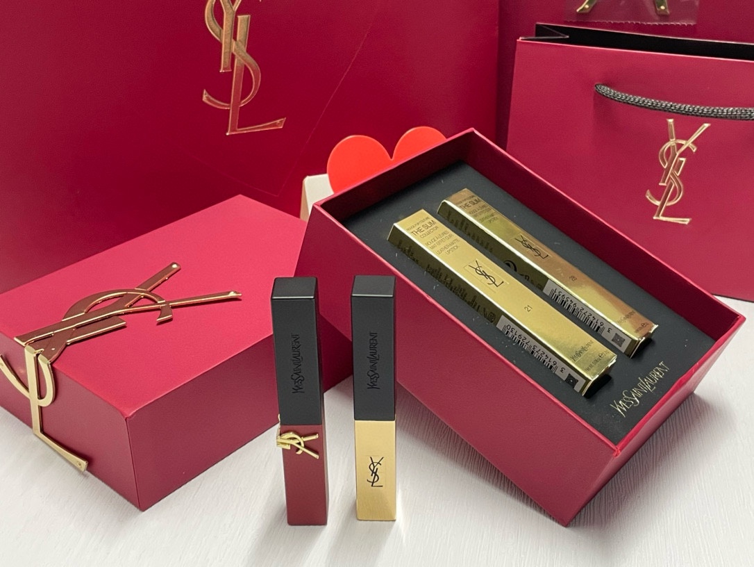 发270💰/两支礼盒装 （礼盒包装上的logo保护膜撕掉后 不接受售后）
⭕️ ꫛꫀꪝ ❥&mdash;&mdash;❤ ➡专柜版【YSL/圣罗兰新品🆕情人节限定浮雕红皮革小红条典藏版口红 #21➕ 小金条口红#28 两支礼盒】
🛍 🔜配全套包装🎁
⚠️⚠️贺卡免费  需要贺卡的亲 下单记得备注  无备注 不赠送 可代写贺词 限30字以内㊗️
     YSL七夕丨奔赴炙热爱恋 YSL七夕限定礼盒，以赤红皮革碰撞立体LOGO, 诠释独属YSL的极致高级感。专属礼袋，定制爱意，独一无二，予你无法复刻的炙 热爱恋。
        美妆界标杆又革新 被YSL小金条红革戳中❤️ 这次又是以经典的小金条作为灵魂 下半身给穿上了红色皮革  YSL每次出新品，总能成为现象级 这次的革新，新的限量版一小小金条红革典藏版 指尖碰触，红色皮革纹理 和金色配件的碰撞 棱角的反叛与皮革的性感 如此和谐，却颠覆常规 折叠的YSL金色Iogo贴合两边 以高定的配置来设计这支小金条限量版 可谓买口红🉐️高定
2⃣️个色：#21、#28

💄YSL红皮革🌟#21不羁复古红 偏爱21的原因很简单 浓烈却不失优雅 极具色彩张力却不会跋扈 

💄YSL小金条🌟#28 高阶胡萝卜 新色号 棕橘胡萝卜 由橘入棕 上嘴减龄元气 显白且高级 黄皮女孩也可以轻松驾驭 

🌟YSL,限量款套盒 自用和送人🎁不用多说

❤️男票们 闺蜜们 送礼 首选款 ！！！
数量有限～要是喜欢～一定要下手快^ _ ^