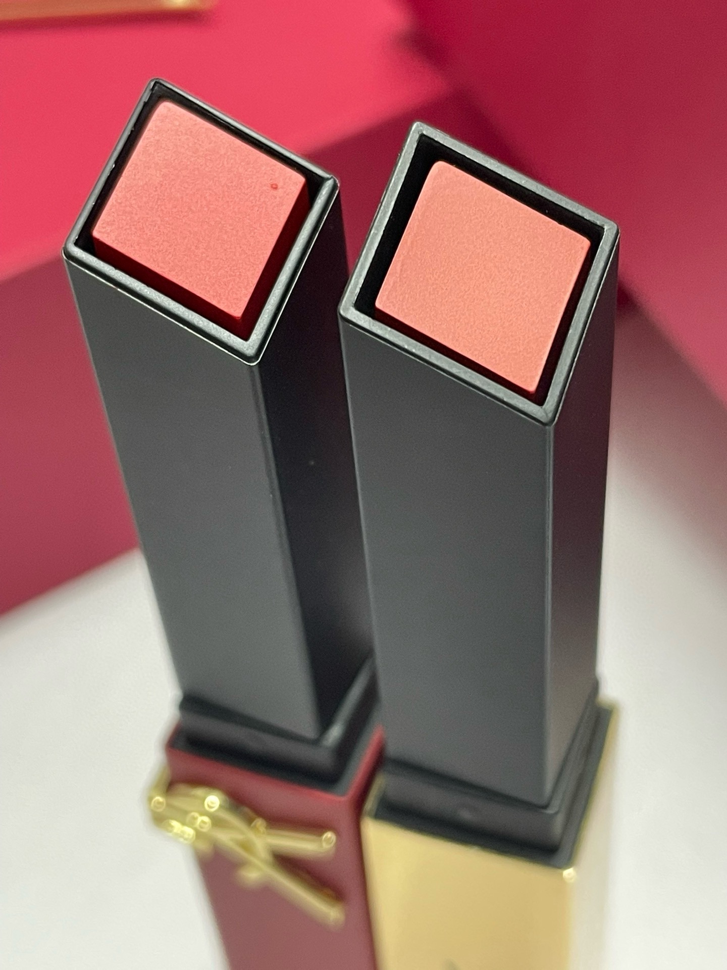 发270💰/两支礼盒装 （礼盒包装上的logo保护膜撕掉后 不接受售后）
⭕️ ꫛꫀꪝ ❥&mdash;&mdash;❤ ➡专柜版【YSL/圣罗兰新品🆕情人节限定浮雕红皮革小红条典藏版口红 #21➕ 小金条口红#28 两支礼盒】
🛍 🔜配全套包装🎁
⚠️⚠️贺卡免费  需要贺卡的亲 下单记得备注  无备注 不赠送 可代写贺词 限30字以内㊗️
     YSL七夕丨奔赴炙热爱恋 YSL七夕限定礼盒，以赤红皮革碰撞立体LOGO, 诠释独属YSL的极致高级感。专属礼袋，定制爱意，独一无二，予你无法复刻的炙 热爱恋。
        美妆界标杆又革新 被YSL小金条红革戳中❤️ 这次又是以经典的小金条作为灵魂 下半身给穿上了红色皮革  YSL每次出新品，总能成为现象级 这次的革新，新的限量版一小小金条红革典藏版 指尖碰触，红色皮革纹理 和金色配件的碰撞 棱角的反叛与皮革的性感 如此和谐，却颠覆常规 折叠的YSL金色Iogo贴合两边 以高定的配置来设计这支小金条限量版 可谓买口红🉐️高定
2⃣️个色：#21、#28

💄YSL红皮革🌟#21不羁复古红 偏爱21的原因很简单 浓烈却不失优雅 极具色彩张力却不会跋扈 

💄YSL小金条🌟#28 高阶胡萝卜 新色号 棕橘胡萝卜 由橘入棕 上嘴减龄元气 显白且高级 黄皮女孩也可以轻松驾驭 

🌟YSL,限量款套盒 自用和送人🎁不用多说

❤️男票们 闺蜜们 送礼 首选款 ！！！
数量有限～要是喜欢～一定要下手快^ _ ^