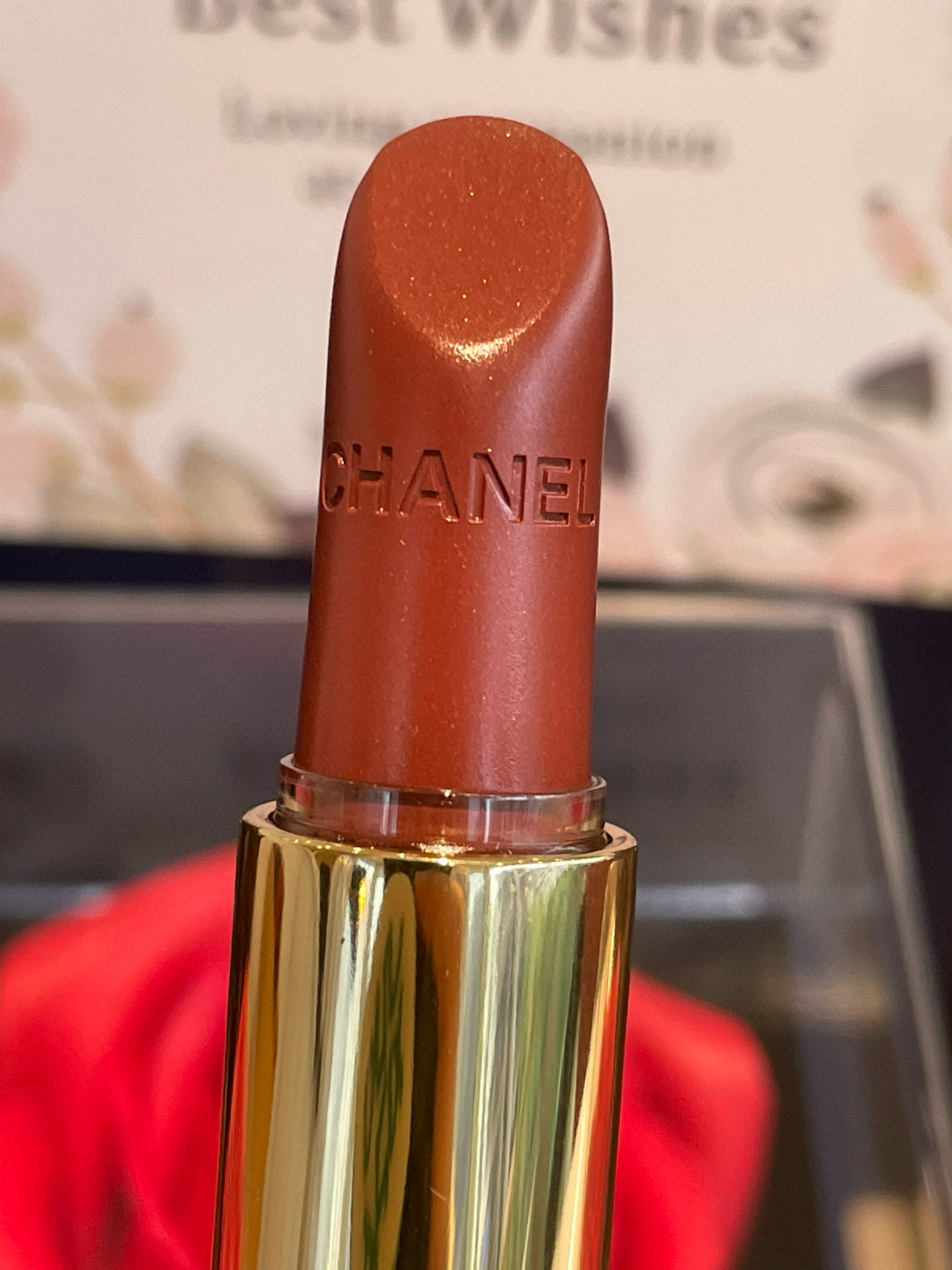 发215💰礼盒装   ⭕️ ꫛꫀꪝ ❥&mdash;&mdash;❤ 上新➡️专柜品质【Chanel/香奈儿新品慧星限定系列炫亮魅力丝绒唇膏口红# 108礼盒装】大朵玫瑰香皂花🌹 方形双层亚克力透明礼盒 👍
💢货品实拍🎬图片全套包装 送礼绝对首选
⚠️⚠️贺卡 可代写内容 限30字内㊗️
 ✅💄#108慧星陶土带金色细闪的奶茶棕色喜欢奶茶 棕色的姐妹不要错过 
⚠️套盒品类：一支口红💄礼盒装 
可换同款其他色号：108、118、128、138、148、168（ 下单备注）
⚠️也可以选本店其他单品入盒 价格另咨询
🎉进口大朵香皂玫瑰花🌹 打开礼盒那一刹 香气四溢 扑鼻而来  甜到心里 🥰永生花专属守护，为爱而生！无可复制的厄瓜多尔永生玫瑰，历经多道复杂工序，使得鲜花的特质得以完好保留。每朵玫瑰都有它专属身份证明，漂洋过海为爱而来。经典的玫瑰本色，以绚烂的红传达，今生永恒的爱意和浪漫！
礼盒颜色：黑色、蓝色、星空灰 随机配
（也可自选色 请备注）
花语含义：浪漫真挚的爱
包装方式：礼盒