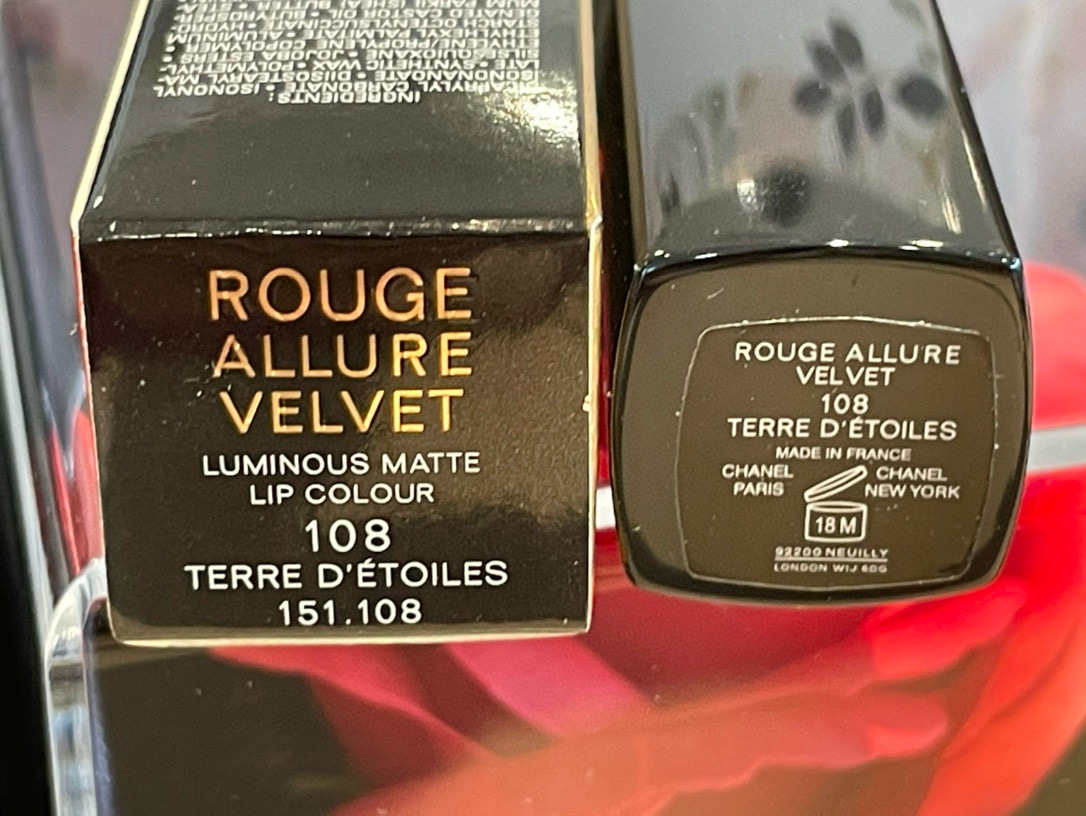 发215💰礼盒装   ⭕️ ꫛꫀꪝ ❥&mdash;&mdash;❤ 上新➡️专柜品质【Chanel/香奈儿新品慧星限定系列炫亮魅力丝绒唇膏口红# 108礼盒装】大朵玫瑰香皂花🌹 方形双层亚克力透明礼盒 👍
💢货品实拍🎬图片全套包装 送礼绝对首选
⚠️⚠️贺卡 可代写内容 限30字内㊗️
 ✅💄#108慧星陶土带金色细闪的奶茶棕色喜欢奶茶 棕色的姐妹不要错过 
⚠️套盒品类：一支口红💄礼盒装 
可换同款其他色号：108、118、128、138、148、168（ 下单备注）
⚠️也可以选本店其他单品入盒 价格另咨询
🎉进口大朵香皂玫瑰花🌹 打开礼盒那一刹 香气四溢 扑鼻而来  甜到心里 🥰永生花专属守护，为爱而生！无可复制的厄瓜多尔永生玫瑰，历经多道复杂工序，使得鲜花的特质得以完好保留。每朵玫瑰都有它专属身份证明，漂洋过海为爱而来。经典的玫瑰本色，以绚烂的红传达，今生永恒的爱意和浪漫！
礼盒颜色：黑色、蓝色、星空灰 随机配
（也可自选色 请备注）
花语含义：浪漫真挚的爱
包装方式：礼盒