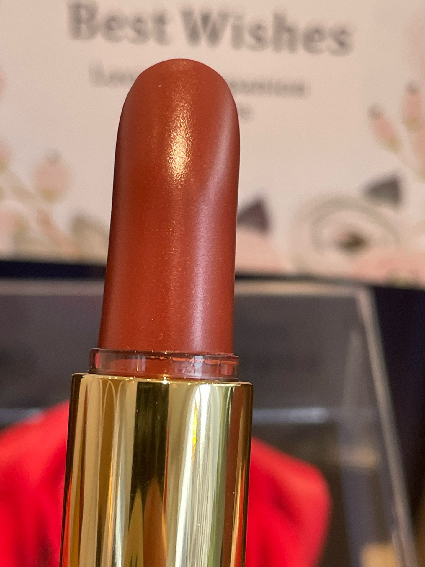 发215💰礼盒装   ⭕️ ꫛꫀꪝ ❥&mdash;&mdash;❤ 上新➡️专柜品质【Chanel/香奈儿新品慧星限定系列炫亮魅力丝绒唇膏口红# 108礼盒装】大朵玫瑰香皂花🌹 方形双层亚克力透明礼盒 👍
💢货品实拍🎬图片全套包装 送礼绝对首选
⚠️⚠️贺卡 可代写内容 限30字内㊗️
 ✅💄#108慧星陶土带金色细闪的奶茶棕色喜欢奶茶 棕色的姐妹不要错过 
⚠️套盒品类：一支口红💄礼盒装 
可换同款其他色号：108、118、128、138、148、168（ 下单备注）
⚠️也可以选本店其他单品入盒 价格另咨询
🎉进口大朵香皂玫瑰花🌹 打开礼盒那一刹 香气四溢 扑鼻而来  甜到心里 🥰永生花专属守护，为爱而生！无可复制的厄瓜多尔永生玫瑰，历经多道复杂工序，使得鲜花的特质得以完好保留。每朵玫瑰都有它专属身份证明，漂洋过海为爱而来。经典的玫瑰本色，以绚烂的红传达，今生永恒的爱意和浪漫！
礼盒颜色：黑色、蓝色、星空灰 随机配
（也可自选色 请备注）
花语含义：浪漫真挚的爱
包装方式：礼盒