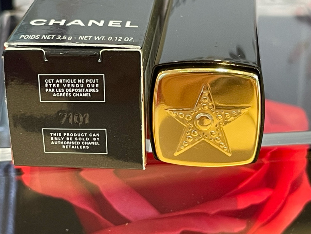 发215💰礼盒装   ⭕️ ꫛꫀꪝ ❥&mdash;&mdash;❤ 上新➡️专柜品质【Chanel/香奈儿新品慧星限定系列炫亮魅力丝绒唇膏口红# 108礼盒装】大朵玫瑰香皂花🌹 方形双层亚克力透明礼盒 👍
💢货品实拍🎬图片全套包装 送礼绝对首选
⚠️⚠️贺卡 可代写内容 限30字内㊗️
 ✅💄#108慧星陶土带金色细闪的奶茶棕色喜欢奶茶 棕色的姐妹不要错过 
⚠️套盒品类：一支口红💄礼盒装 
可换同款其他色号：108、118、128、138、148、168（ 下单备注）
⚠️也可以选本店其他单品入盒 价格另咨询
🎉进口大朵香皂玫瑰花🌹 打开礼盒那一刹 香气四溢 扑鼻而来  甜到心里 🥰永生花专属守护，为爱而生！无可复制的厄瓜多尔永生玫瑰，历经多道复杂工序，使得鲜花的特质得以完好保留。每朵玫瑰都有它专属身份证明，漂洋过海为爱而来。经典的玫瑰本色，以绚烂的红传达，今生永恒的爱意和浪漫！
礼盒颜色：黑色、蓝色、星空灰 随机配
（也可自选色 请备注）
花语含义：浪漫真挚的爱
包装方式：礼盒