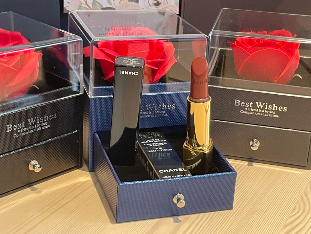 发215💰礼盒装   ⭕️ ꫛꫀꪝ ❥&mdash;&mdash;❤ 上新➡️专柜品质【Chanel/香奈儿新品慧星限定系列炫亮魅力丝绒唇膏口红# 108礼盒装】大朵玫瑰香皂花🌹 方形双层亚克力透明礼盒 👍
💢货品实拍🎬图片全套包装 送礼绝对首选
⚠️⚠️贺卡 可代写内容 限30字内㊗️
 ✅💄#108慧星陶土带金色细闪的奶茶棕色喜欢奶茶 棕色的姐妹不要错过 
⚠️套盒品类：一支口红💄礼盒装 
可换同款其他色号：108、118、128、138、148、168（ 下单备注）
⚠️也可以选本店其他单品入盒 价格另咨询
🎉进口大朵香皂玫瑰花🌹 打开礼盒那一刹 香气四溢 扑鼻而来  甜到心里 🥰永生花专属守护，为爱而生！无可复制的厄瓜多尔永生玫瑰，历经多道复杂工序，使得鲜花的特质得以完好保留。每朵玫瑰都有它专属身份证明，漂洋过海为爱而来。经典的玫瑰本色，以绚烂的红传达，今生永恒的爱意和浪漫！
礼盒颜色：黑色、蓝色、星空灰 随机配
（也可自选色 请备注）
花语含义：浪漫真挚的爱
包装方式：礼盒