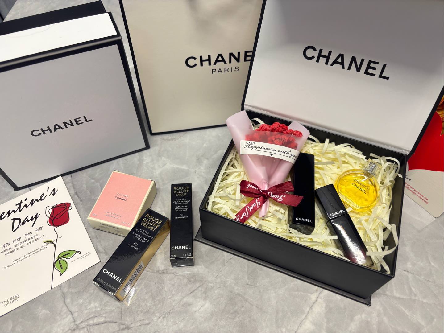 发255💰四件套   ⭕️ ꫛꫀꪝ ❥&mdash;&mdash;❤上新➡专柜版【chanel香奈儿经典丝绒魅力亮光外壳按压口红#69➕香奈儿魅力炫光渐变玻璃瓶唇釉#66 #70、#72、#74、#80（唇釉五选一）➕香奈儿黄邂逅小样淡香水7.5ml 】
🌹随机送一束小干花 
🎁超值礼盒装  配全套包装 🛍 
➡️送礼绝对首选
💢货品实拍🎬 我们家唇釉 口红膏体💄一直都是放大几倍拍摄   绝对不是那种底版货品  亲们放心购
⚠️ 随机免费赠贺卡 可代写㊗️福语 限30字以内（需备注）

香奈儿经典魅力口红丝绒质地，最主要是持久度很不错，每次吃完饭，颜 色居然还在 这个系列的包装很有质感，壳子有重量，开口是弹开式的，每次用的时候最享受的就是按钮弹开的瞬间哈哈哈。

⚠️人间绝色 柜子货  每一支口红自带编码刚印身份！

1️⃣香奈儿经典丝绒新色号口红💄#69豆沙茶棕 被低估的温柔 谁懂！我好爱这支的调色！低饱和度的豆沙玫瑰，厚涂有茶棕调 温柔清冷又很日常☕是一支对面情敌看了都忍不住来问你色号的口红👌🏻

2️⃣香奈儿魅力炫光渐变玻璃瓶唇釉：
#66 、#70、#72、#74、#80（五选一 下单备注 没备注随机发）

✨66#干玫瑰色 奶茶色加了一点点的玫瑰 不挑皮 深唇浅唇都可以轻松驾驭

✨70# 树莓粉 这支意外的还挺显白，日黄皮涂也鲜美多汁的一只树莓色！里面的细闪真的很好看 闪度把握的刚好 不会太过夸张

✨72#炫光豆沙 非常温柔玫瑰红豆沙色 优雅大方 日常好驾驭 薄涂偏哑光感 厚涂光泽感极美

✨74#炫光红棕 复古显白的红棕色 一点也不挑皮 厚涂气场大开 涂上就是高贵的女王

✨80#炫光浆果 浓郁的暗调樱桃红 薄涂偏火龙果色 洋气显白 厚涂玫红调饱满 妥妥的C位女王色

3️⃣香奈儿黄邂逅小样淡香水7.5ml
香奈儿黄邂逅|穿梭于都市中的精致独立女性💕
✨前调粉红辣椒带来淡淡的辛辣感，活泼的花果香，闻着心情都好很多
✨中调温暖的玫瑰花香，搭配清新的茉莉柠檬，安然舒服
✨后调甜甜的，淡淡的脂粉味用的恰到好处，有种被人抱住包裹住的温暖感☀️
香水小样包装携带方便！点滴试、无喷头，可做香薰！

4️⃣随机配送一束小干花🌹

🤗我家所有套盒口红 都可自己任意搭配 如此套盒需要更换同款其他色号的亲  下单备注

❤️男票们 闺蜜们 送礼 首选款 包装精致 好看  高大尚！！！
数量有限～要是喜欢～一定要下手快^ _ ^
