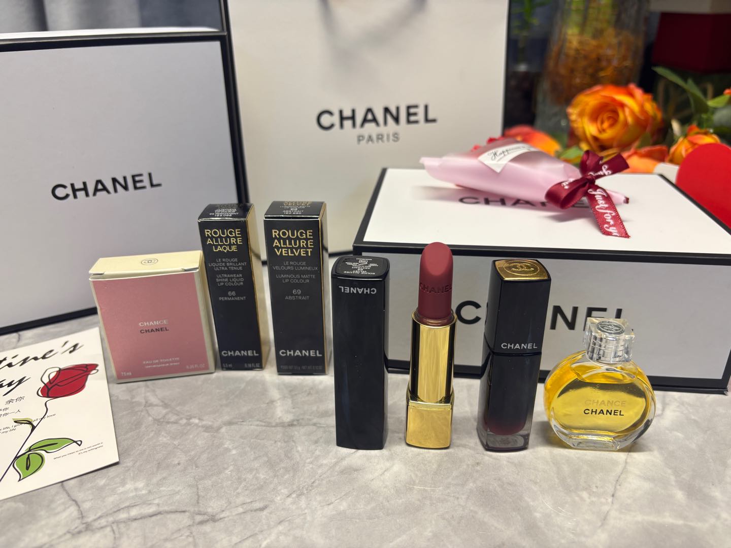 发255💰四件套   ⭕️ ꫛꫀꪝ ❥&mdash;&mdash;❤上新➡专柜版【chanel香奈儿经典丝绒魅力亮光外壳按压口红#69➕香奈儿魅力炫光渐变玻璃瓶唇釉#66 #70、#72、#74、#80（唇釉五选一）➕香奈儿黄邂逅小样淡香水7.5ml 】
🌹随机送一束小干花 
🎁超值礼盒装  配全套包装 🛍 
➡️送礼绝对首选
💢货品实拍🎬 我们家唇釉 口红膏体💄一直都是放大几倍拍摄   绝对不是那种底版货品  亲们放心购
⚠️ 随机免费赠贺卡 可代写㊗️福语 限30字以内（需备注）

香奈儿经典魅力口红丝绒质地，最主要是持久度很不错，每次吃完饭，颜 色居然还在 这个系列的包装很有质感，壳子有重量，开口是弹开式的，每次用的时候最享受的就是按钮弹开的瞬间哈哈哈。

⚠️人间绝色 柜子货  每一支口红自带编码刚印身份！

1️⃣香奈儿经典丝绒新色号口红💄#69豆沙茶棕 被低估的温柔 谁懂！我好爱这支的调色！低饱和度的豆沙玫瑰，厚涂有茶棕调 温柔清冷又很日常☕是一支对面情敌看了都忍不住来问你色号的口红👌🏻

2️⃣香奈儿魅力炫光渐变玻璃瓶唇釉：
#66 、#70、#72、#74、#80（五选一 下单备注 没备注随机发）

✨66#干玫瑰色 奶茶色加了一点点的玫瑰 不挑皮 深唇浅唇都可以轻松驾驭

✨70# 树莓粉 这支意外的还挺显白，日黄皮涂也鲜美多汁的一只树莓色！里面的细闪真的很好看 闪度把握的刚好 不会太过夸张

✨72#炫光豆沙 非常温柔玫瑰红豆沙色 优雅大方 日常好驾驭 薄涂偏哑光感 厚涂光泽感极美

✨74#炫光红棕 复古显白的红棕色 一点也不挑皮 厚涂气场大开 涂上就是高贵的女王

✨80#炫光浆果 浓郁的暗调樱桃红 薄涂偏火龙果色 洋气显白 厚涂玫红调饱满 妥妥的C位女王色

3️⃣香奈儿黄邂逅小样淡香水7.5ml
香奈儿黄邂逅|穿梭于都市中的精致独立女性💕
✨前调粉红辣椒带来淡淡的辛辣感，活泼的花果香，闻着心情都好很多
✨中调温暖的玫瑰花香，搭配清新的茉莉柠檬，安然舒服
✨后调甜甜的，淡淡的脂粉味用的恰到好处，有种被人抱住包裹住的温暖感☀️
香水小样包装携带方便！点滴试、无喷头，可做香薰！

4️⃣随机配送一束小干花🌹

🤗我家所有套盒口红 都可自己任意搭配 如此套盒需要更换同款其他色号的亲  下单备注

❤️男票们 闺蜜们 送礼 首选款 包装精致 好看  高大尚！！！
数量有限～要是喜欢～一定要下手快^ _ ^
