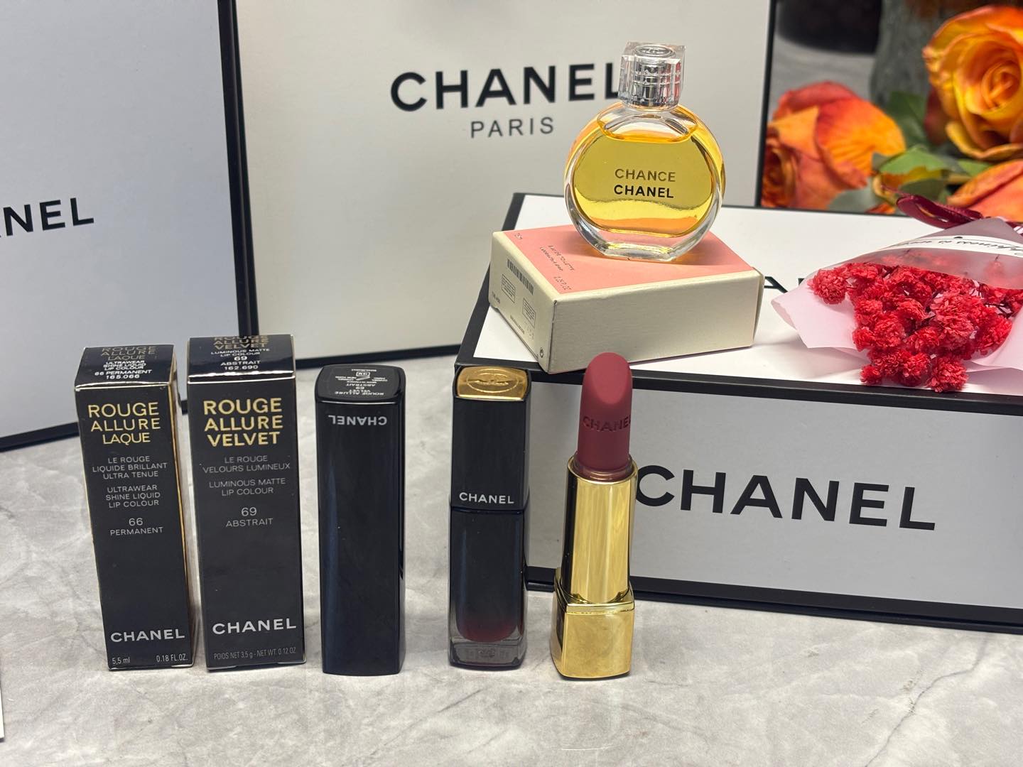 发255💰四件套   ⭕️ ꫛꫀꪝ ❥&mdash;&mdash;❤上新➡专柜版【chanel香奈儿经典丝绒魅力亮光外壳按压口红#69➕香奈儿魅力炫光渐变玻璃瓶唇釉#66 #70、#72、#74、#80（唇釉五选一）➕香奈儿黄邂逅小样淡香水7.5ml 】
🌹随机送一束小干花 
🎁超值礼盒装  配全套包装 🛍 
➡️送礼绝对首选
💢货品实拍🎬 我们家唇釉 口红膏体💄一直都是放大几倍拍摄   绝对不是那种底版货品  亲们放心购
⚠️ 随机免费赠贺卡 可代写㊗️福语 限30字以内（需备注）

香奈儿经典魅力口红丝绒质地，最主要是持久度很不错，每次吃完饭，颜 色居然还在 这个系列的包装很有质感，壳子有重量，开口是弹开式的，每次用的时候最享受的就是按钮弹开的瞬间哈哈哈。

⚠️人间绝色 柜子货  每一支口红自带编码刚印身份！

1️⃣香奈儿经典丝绒新色号口红💄#69豆沙茶棕 被低估的温柔 谁懂！我好爱这支的调色！低饱和度的豆沙玫瑰，厚涂有茶棕调 温柔清冷又很日常☕是一支对面情敌看了都忍不住来问你色号的口红👌🏻

2️⃣香奈儿魅力炫光渐变玻璃瓶唇釉：
#66 、#70、#72、#74、#80（五选一 下单备注 没备注随机发）

✨66#干玫瑰色 奶茶色加了一点点的玫瑰 不挑皮 深唇浅唇都可以轻松驾驭

✨70# 树莓粉 这支意外的还挺显白，日黄皮涂也鲜美多汁的一只树莓色！里面的细闪真的很好看 闪度把握的刚好 不会太过夸张

✨72#炫光豆沙 非常温柔玫瑰红豆沙色 优雅大方 日常好驾驭 薄涂偏哑光感 厚涂光泽感极美

✨74#炫光红棕 复古显白的红棕色 一点也不挑皮 厚涂气场大开 涂上就是高贵的女王

✨80#炫光浆果 浓郁的暗调樱桃红 薄涂偏火龙果色 洋气显白 厚涂玫红调饱满 妥妥的C位女王色

3️⃣香奈儿黄邂逅小样淡香水7.5ml
香奈儿黄邂逅|穿梭于都市中的精致独立女性💕
✨前调粉红辣椒带来淡淡的辛辣感，活泼的花果香，闻着心情都好很多
✨中调温暖的玫瑰花香，搭配清新的茉莉柠檬，安然舒服
✨后调甜甜的，淡淡的脂粉味用的恰到好处，有种被人抱住包裹住的温暖感☀️
香水小样包装携带方便！点滴试、无喷头，可做香薰！

4️⃣随机配送一束小干花🌹

🤗我家所有套盒口红 都可自己任意搭配 如此套盒需要更换同款其他色号的亲  下单备注

❤️男票们 闺蜜们 送礼 首选款 包装精致 好看  高大尚！！！
数量有限～要是喜欢～一定要下手快^ _ ^
