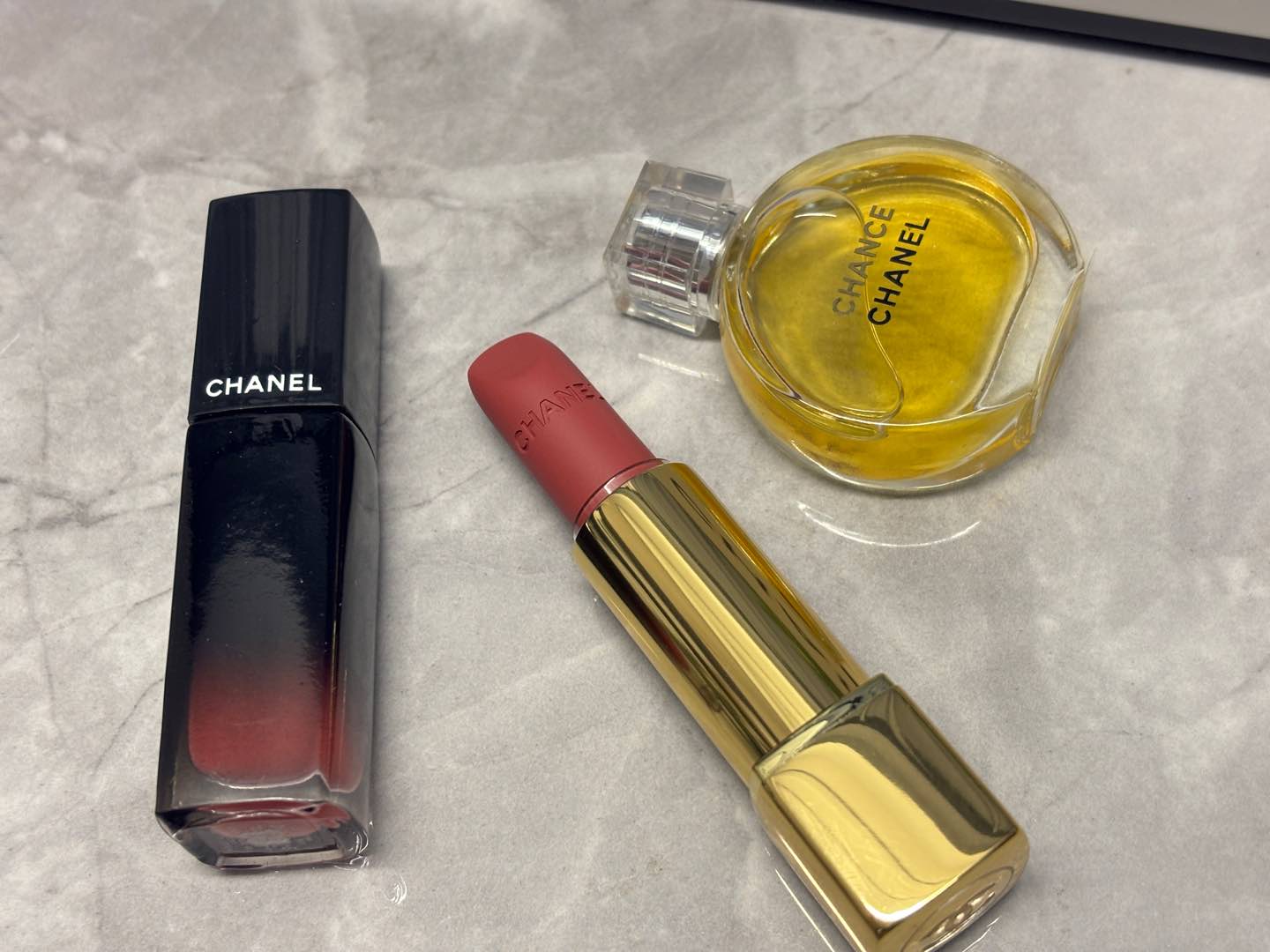 发255💰四件套   ⭕️ ꫛꫀꪝ ❥&mdash;&mdash;❤上新➡专柜版【chanel香奈儿经典丝绒魅力亮光外壳按压口红#69➕香奈儿魅力炫光渐变玻璃瓶唇釉#66 #70、#72、#74、#80（唇釉五选一）➕香奈儿黄邂逅小样淡香水7.5ml 】
🌹随机送一束小干花 
🎁超值礼盒装  配全套包装 🛍 
➡️送礼绝对首选
💢货品实拍🎬 我们家唇釉 口红膏体💄一直都是放大几倍拍摄   绝对不是那种底版货品  亲们放心购
⚠️ 随机免费赠贺卡 可代写㊗️福语 限30字以内（需备注）

香奈儿经典魅力口红丝绒质地，最主要是持久度很不错，每次吃完饭，颜 色居然还在 这个系列的包装很有质感，壳子有重量，开口是弹开式的，每次用的时候最享受的就是按钮弹开的瞬间哈哈哈。

⚠️人间绝色 柜子货  每一支口红自带编码刚印身份！

1️⃣香奈儿经典丝绒新色号口红💄#69豆沙茶棕 被低估的温柔 谁懂！我好爱这支的调色！低饱和度的豆沙玫瑰，厚涂有茶棕调 温柔清冷又很日常☕是一支对面情敌看了都忍不住来问你色号的口红👌🏻

2️⃣香奈儿魅力炫光渐变玻璃瓶唇釉：
#66 、#70、#72、#74、#80（五选一 下单备注 没备注随机发）

✨66#干玫瑰色 奶茶色加了一点点的玫瑰 不挑皮 深唇浅唇都可以轻松驾驭

✨70# 树莓粉 这支意外的还挺显白，日黄皮涂也鲜美多汁的一只树莓色！里面的细闪真的很好看 闪度把握的刚好 不会太过夸张

✨72#炫光豆沙 非常温柔玫瑰红豆沙色 优雅大方 日常好驾驭 薄涂偏哑光感 厚涂光泽感极美

✨74#炫光红棕 复古显白的红棕色 一点也不挑皮 厚涂气场大开 涂上就是高贵的女王

✨80#炫光浆果 浓郁的暗调樱桃红 薄涂偏火龙果色 洋气显白 厚涂玫红调饱满 妥妥的C位女王色

3️⃣香奈儿黄邂逅小样淡香水7.5ml
香奈儿黄邂逅|穿梭于都市中的精致独立女性💕
✨前调粉红辣椒带来淡淡的辛辣感，活泼的花果香，闻着心情都好很多
✨中调温暖的玫瑰花香，搭配清新的茉莉柠檬，安然舒服
✨后调甜甜的，淡淡的脂粉味用的恰到好处，有种被人抱住包裹住的温暖感☀️
香水小样包装携带方便！点滴试、无喷头，可做香薰！

4️⃣随机配送一束小干花🌹

🤗我家所有套盒口红 都可自己任意搭配 如此套盒需要更换同款其他色号的亲  下单备注

❤️男票们 闺蜜们 送礼 首选款 包装精致 好看  高大尚！！！
数量有限～要是喜欢～一定要下手快^ _ ^
