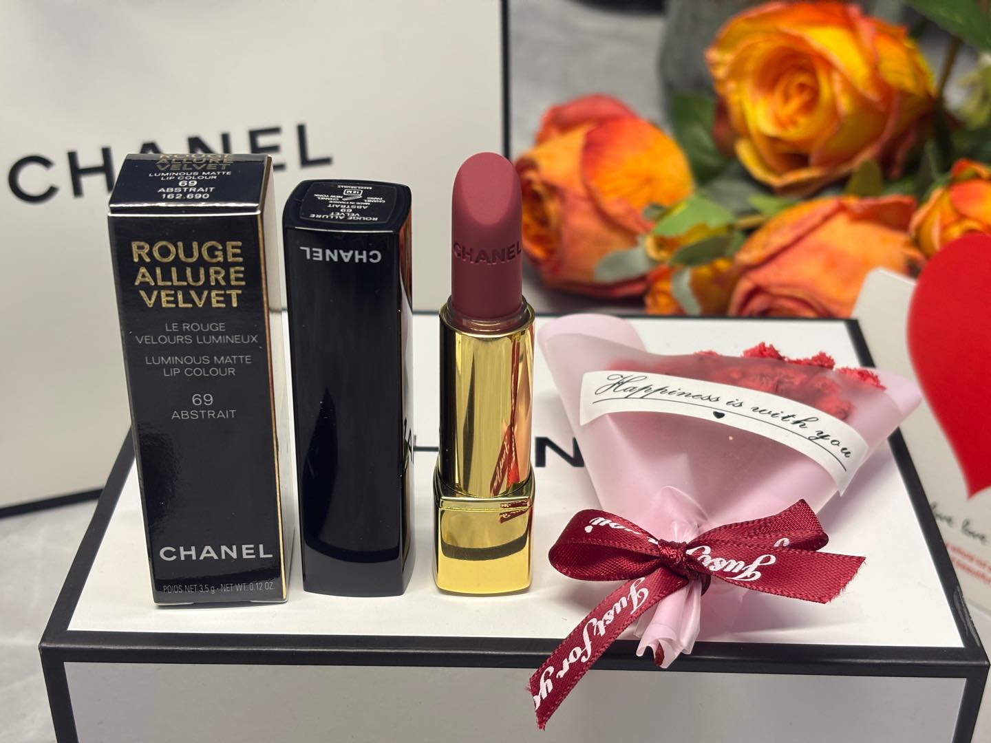 发255💰四件套   ⭕️ ꫛꫀꪝ ❥&mdash;&mdash;❤上新➡专柜版【chanel香奈儿经典丝绒魅力亮光外壳按压口红#69➕香奈儿魅力炫光渐变玻璃瓶唇釉#66 #70、#72、#74、#80（唇釉五选一）➕香奈儿黄邂逅小样淡香水7.5ml 】
🌹随机送一束小干花 
🎁超值礼盒装  配全套包装 🛍 
➡️送礼绝对首选
💢货品实拍🎬 我们家唇釉 口红膏体💄一直都是放大几倍拍摄   绝对不是那种底版货品  亲们放心购
⚠️ 随机免费赠贺卡 可代写㊗️福语 限30字以内（需备注）

香奈儿经典魅力口红丝绒质地，最主要是持久度很不错，每次吃完饭，颜 色居然还在 这个系列的包装很有质感，壳子有重量，开口是弹开式的，每次用的时候最享受的就是按钮弹开的瞬间哈哈哈。

⚠️人间绝色 柜子货  每一支口红自带编码刚印身份！

1️⃣香奈儿经典丝绒新色号口红💄#69豆沙茶棕 被低估的温柔 谁懂！我好爱这支的调色！低饱和度的豆沙玫瑰，厚涂有茶棕调 温柔清冷又很日常☕是一支对面情敌看了都忍不住来问你色号的口红👌🏻

2️⃣香奈儿魅力炫光渐变玻璃瓶唇釉：
#66 、#70、#72、#74、#80（五选一 下单备注 没备注随机发）

✨66#干玫瑰色 奶茶色加了一点点的玫瑰 不挑皮 深唇浅唇都可以轻松驾驭

✨70# 树莓粉 这支意外的还挺显白，日黄皮涂也鲜美多汁的一只树莓色！里面的细闪真的很好看 闪度把握的刚好 不会太过夸张

✨72#炫光豆沙 非常温柔玫瑰红豆沙色 优雅大方 日常好驾驭 薄涂偏哑光感 厚涂光泽感极美

✨74#炫光红棕 复古显白的红棕色 一点也不挑皮 厚涂气场大开 涂上就是高贵的女王

✨80#炫光浆果 浓郁的暗调樱桃红 薄涂偏火龙果色 洋气显白 厚涂玫红调饱满 妥妥的C位女王色

3️⃣香奈儿黄邂逅小样淡香水7.5ml
香奈儿黄邂逅|穿梭于都市中的精致独立女性💕
✨前调粉红辣椒带来淡淡的辛辣感，活泼的花果香，闻着心情都好很多
✨中调温暖的玫瑰花香，搭配清新的茉莉柠檬，安然舒服
✨后调甜甜的，淡淡的脂粉味用的恰到好处，有种被人抱住包裹住的温暖感☀️
香水小样包装携带方便！点滴试、无喷头，可做香薰！

4️⃣随机配送一束小干花🌹

🤗我家所有套盒口红 都可自己任意搭配 如此套盒需要更换同款其他色号的亲  下单备注

❤️男票们 闺蜜们 送礼 首选款 包装精致 好看  高大尚！！！
数量有限～要是喜欢～一定要下手快^ _ ^
