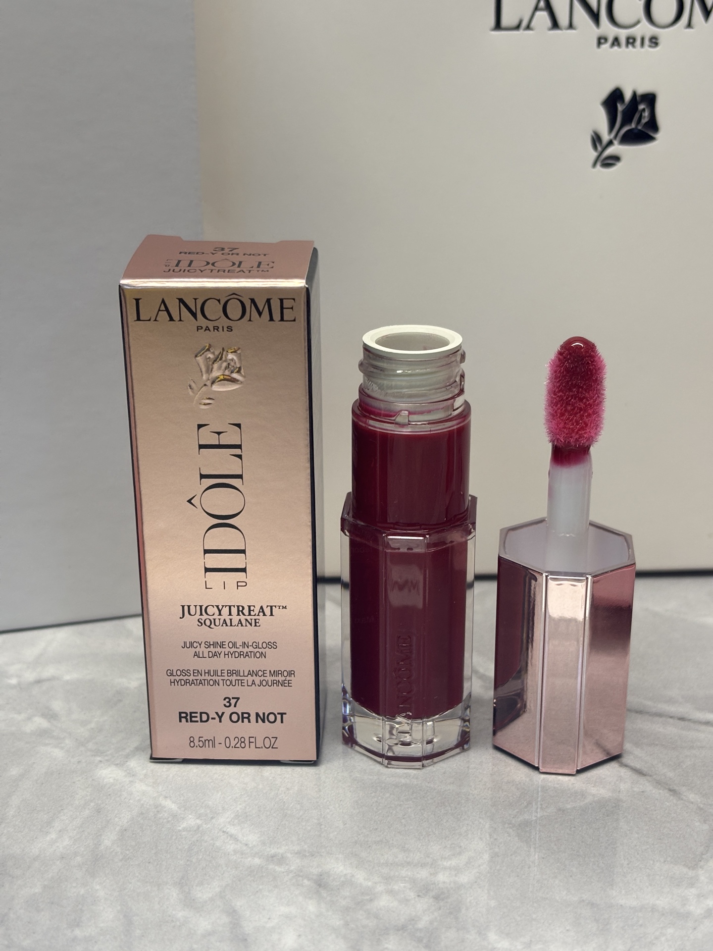 发240💰两件套礼盒   ⭕️ꫛꫀꪝ ❥&mdash;&mdash;❤ 上新➡️专柜品质【LANC&Ocirc;ME兰蔻小蛮腰菁纯丝绒雾面哑光口红#158➕兰蔻新品「是我」爆汁丰唇蜜#27】配送小花一朵🌹
🎁配图片礼盒全套包装 🛍 
 （带京东防伪码、卡片）渠道特殊 数量有限

➡️货品实拍🎬 
送礼绝对首选👑我们家唇釉 口红膏体💄一直都是放大几倍拍摄   绝对不是那种底版货品  亲们放心购 送人不丢面

⚠️随机免费赠贺卡 可代写㊗️福语 限30字以内（请备注）
套盒内含：
1⃣兰蔻小蛮腰菁纯丝绒雾面哑光口红#158
2️⃣兰蔻新品「是我」爆汁丰唇蜜#27
❤️配小花一朵🌹

🌟兰蔻小蛮腰菁纯雾面哑光口红💄#158丝绒雾面 辣椒红 青春靓丽的洋红巧妙结合了适当的棕色 又甜又辣 轻松拿捏甜酷风 显白不挑皮。

🌟兰蔻新品「是我」爆汁丰唇蜜●#37冰糖樱桃：浓郁爆汁的糖渍樱桃红~ 高透高亮高甜的冰糖樱桃！韩女超爱的ins感女团色，这只超显白!合照随便站哪都是C位!超亮眼！橄榄皮随便冲！很韩很辣的女团打歌色

套盒不多 亲亲们 别错过 比买单支划算
❤️男票们 闺蜜们 送礼 首选款 包装精致 好看  高大尚！！！
