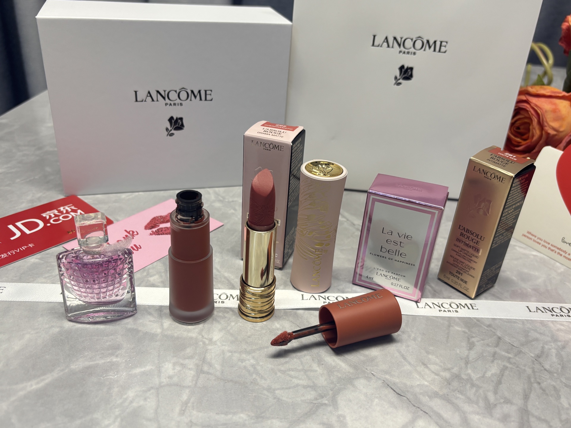 发265💰三件套礼盒   ⭕️ ꫛꫀꪝ ❥&mdash;&mdash;❤上新➡️专柜品质520❤️主推【Lanc&ocirc;me兰蔻七夕蝶吻/蝴蝶限定小蛮腰雾面口红#292➕兰蔻菁纯红盖哑光柔雾质地裸唇釉#291➕兰蔻美丽人生花语版小样香水4ml】
🎁配全套包装 含手提袋🛍
👑货品实拍🎬 我们家唇釉 口红膏体💄一直都是放大几倍拍摄   绝对不是那种底版货品  亲们放心购
⚠️随机免费赠贺卡 可代写㊗️福语 限30字以内（请备注）

套盒内含：
1️⃣兰蔻七夕蝶吻限定小蛮腰雾面口红#292
2️⃣兰蔻菁纯红盖哑光柔雾质地裸唇釉#291
3️⃣兰蔻美丽人生花语版小样香水4ml

🌟兰蔻七夕蝶吻小蛮腰雾面口红💄 #292半熟粉--初遇的怦然心动温柔甜美的少女裸粉!初恋感满满!不挑皮谁涂都甜!让个男生恋爱脑爆表的颜色

🌟兰蔻菁纯红盖哑光柔雾质地裸唇釉●#291懂懒裸咖 木质咖调橘棕色！ 显白显气色，本黄皮爆灯了 ~ 是早春的懂懒洋气大美人！气质感的裸茶橘棕色 通勤又百搭 时精选它 不会错 质地如薄纱般轻盈 超自然的哑光雾面妆感 而且这次刷头也做了新升级 更容易勾勒U额晕染唇型

🪐 兰蔻美丽人生阳光女士经典小样香水4ml
前调：是香柠檬，粉色胡椒，红浆果，覆盆子，甜而不腻，自然果香，但是契合了玫瑰的主题，扑面而来蔷薇科植物的果香 
中调:大马士革玫瑰和蔷薇，完全点题，正宗花香味
后调:原味广藿香 檀木麝香完成了花香到木香动物香的过度，也是个完美的完成
总结:粉色系的外观，在瓶身右上角深粉色三角的设计干练清爽，搭配丝带又有一种少女情怀。香味甜美烂漫，软妹香一枚，完全是本兔的取向，适合约会。主题完全符合上市时间，就是一瓶适合春天的香水。

小样香水包装携带方便！也真的巨少女心！
像粉水晶宝石切割的瓶身闪闪发光摆在梳妆台好可爱！

❤️男票们 闺蜜们 送礼 首选款 包装精致 好看  高大尚！！！
数量有限～要是喜欢～一定要下手快^ _ ^
