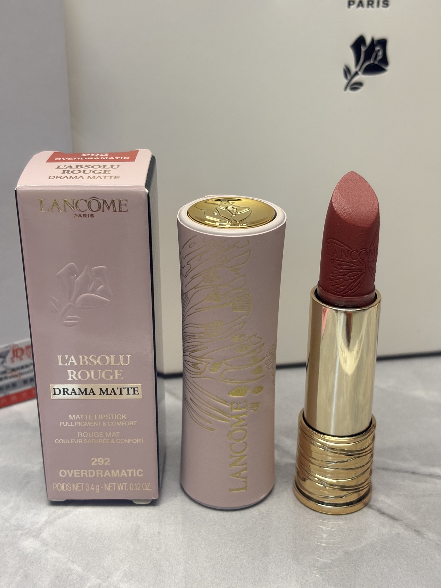 发265💰三件套礼盒   ⭕️ ꫛꫀꪝ ❥&mdash;&mdash;❤上新➡️专柜品质520❤️主推【Lanc&ocirc;me兰蔻七夕蝶吻/蝴蝶限定小蛮腰雾面口红#292➕兰蔻菁纯红盖哑光柔雾质地裸唇釉#291➕兰蔻美丽人生花语版小样香水4ml】
🎁配全套包装 含手提袋🛍
👑货品实拍🎬 我们家唇釉 口红膏体💄一直都是放大几倍拍摄   绝对不是那种底版货品  亲们放心购
⚠️随机免费赠贺卡 可代写㊗️福语 限30字以内（请备注）

套盒内含：
1️⃣兰蔻七夕蝶吻限定小蛮腰雾面口红#292
2️⃣兰蔻菁纯红盖哑光柔雾质地裸唇釉#291
3️⃣兰蔻美丽人生花语版小样香水4ml

🌟兰蔻七夕蝶吻小蛮腰雾面口红💄 #292半熟粉--初遇的怦然心动温柔甜美的少女裸粉!初恋感满满!不挑皮谁涂都甜!让个男生恋爱脑爆表的颜色

🌟兰蔻菁纯红盖哑光柔雾质地裸唇釉●#291懂懒裸咖 木质咖调橘棕色！ 显白显气色，本黄皮爆灯了 ~ 是早春的懂懒洋气大美人！气质感的裸茶橘棕色 通勤又百搭 时精选它 不会错 质地如薄纱般轻盈 超自然的哑光雾面妆感 而且这次刷头也做了新升级 更容易勾勒U额晕染唇型

🪐 兰蔻美丽人生阳光女士经典小样香水4ml
前调：是香柠檬，粉色胡椒，红浆果，覆盆子，甜而不腻，自然果香，但是契合了玫瑰的主题，扑面而来蔷薇科植物的果香 
中调:大马士革玫瑰和蔷薇，完全点题，正宗花香味
后调:原味广藿香 檀木麝香完成了花香到木香动物香的过度，也是个完美的完成
总结:粉色系的外观，在瓶身右上角深粉色三角的设计干练清爽，搭配丝带又有一种少女情怀。香味甜美烂漫，软妹香一枚，完全是本兔的取向，适合约会。主题完全符合上市时间，就是一瓶适合春天的香水。

小样香水包装携带方便！也真的巨少女心！
像粉水晶宝石切割的瓶身闪闪发光摆在梳妆台好可爱！

❤️男票们 闺蜜们 送礼 首选款 包装精致 好看  高大尚！！！
数量有限～要是喜欢～一定要下手快^ _ ^
