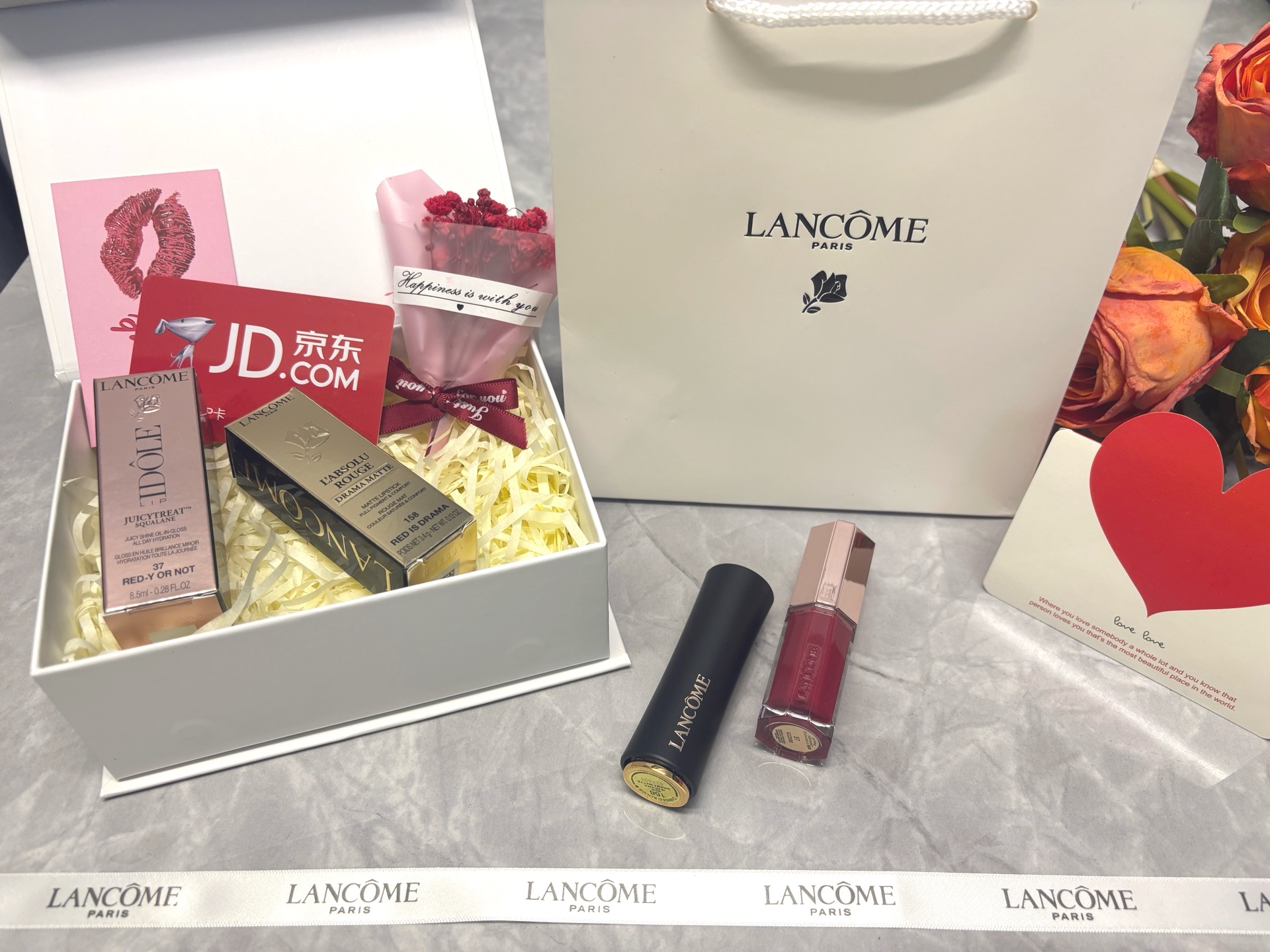 发240💰两件套礼盒   ⭕️ꫛꫀꪝ ❥&mdash;&mdash;❤ 上新➡️专柜品质【LANC&Ocirc;ME兰蔻小蛮腰菁纯丝绒雾面哑光口红#158➕兰蔻新品「是我」爆汁丰唇蜜#27】配送小花一朵🌹
🎁配图片礼盒全套包装 🛍 
 （带京东防伪码、卡片）渠道特殊 数量有限

➡️货品实拍🎬 
送礼绝对首选👑我们家唇釉 口红膏体💄一直都是放大几倍拍摄   绝对不是那种底版货品  亲们放心购 送人不丢面

⚠️随机免费赠贺卡 可代写㊗️福语 限30字以内（请备注）
套盒内含：
1⃣兰蔻小蛮腰菁纯丝绒雾面哑光口红#158
2️⃣兰蔻新品「是我」爆汁丰唇蜜#27
❤️配小花一朵🌹

🌟兰蔻小蛮腰菁纯雾面哑光口红💄#158丝绒雾面 辣椒红 青春靓丽的洋红巧妙结合了适当的棕色 又甜又辣 轻松拿捏甜酷风 显白不挑皮。

🌟兰蔻新品「是我」爆汁丰唇蜜●#37冰糖樱桃：浓郁爆汁的糖渍樱桃红~ 高透高亮高甜的冰糖樱桃！韩女超爱的ins感女团色，这只超显白!合照随便站哪都是C位!超亮眼！橄榄皮随便冲！很韩很辣的女团打歌色

套盒不多 亲亲们 别错过 比买单支划算
❤️男票们 闺蜜们 送礼 首选款 包装精致 好看  高大尚！！！
