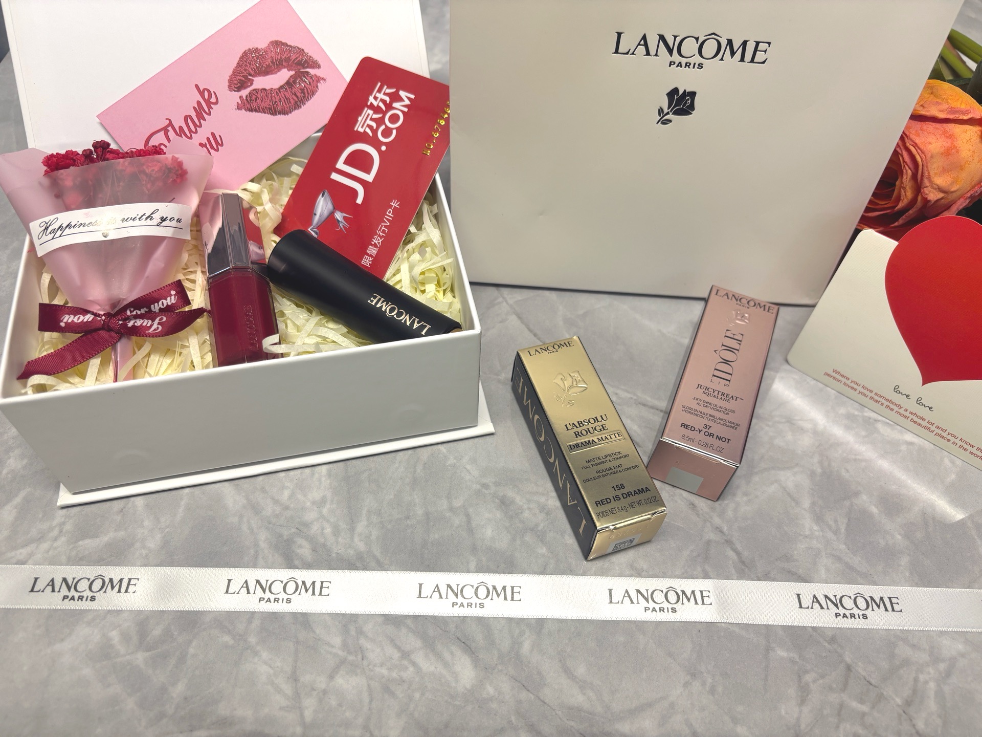 发240💰两件套礼盒   ⭕️ꫛꫀꪝ ❥&mdash;&mdash;❤ 上新➡️专柜品质【LANC&Ocirc;ME兰蔻小蛮腰菁纯丝绒雾面哑光口红#158➕兰蔻新品「是我」爆汁丰唇蜜#27】配送小花一朵🌹
🎁配图片礼盒全套包装 🛍 
 （带京东防伪码、卡片）渠道特殊 数量有限

➡️货品实拍🎬 
送礼绝对首选👑我们家唇釉 口红膏体💄一直都是放大几倍拍摄   绝对不是那种底版货品  亲们放心购 送人不丢面

⚠️随机免费赠贺卡 可代写㊗️福语 限30字以内（请备注）
套盒内含：
1⃣兰蔻小蛮腰菁纯丝绒雾面哑光口红#158
2️⃣兰蔻新品「是我」爆汁丰唇蜜#27
❤️配小花一朵🌹

🌟兰蔻小蛮腰菁纯雾面哑光口红💄#158丝绒雾面 辣椒红 青春靓丽的洋红巧妙结合了适当的棕色 又甜又辣 轻松拿捏甜酷风 显白不挑皮。

🌟兰蔻新品「是我」爆汁丰唇蜜●#37冰糖樱桃：浓郁爆汁的糖渍樱桃红~ 高透高亮高甜的冰糖樱桃！韩女超爱的ins感女团色，这只超显白!合照随便站哪都是C位!超亮眼！橄榄皮随便冲！很韩很辣的女团打歌色

套盒不多 亲亲们 别错过 比买单支划算
❤️男票们 闺蜜们 送礼 首选款 包装精致 好看  高大尚！！！
