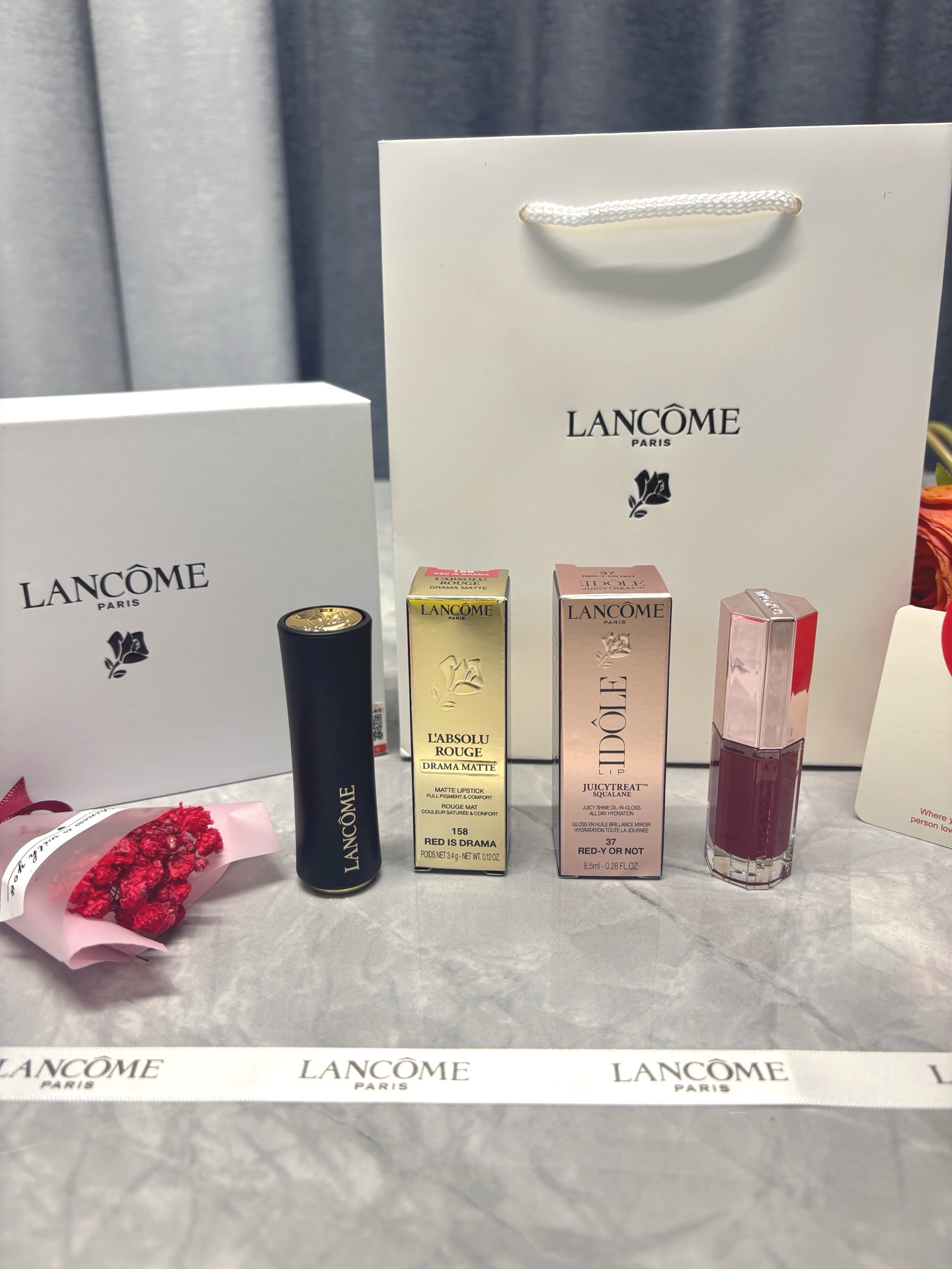 发240💰两件套礼盒   ⭕️ꫛꫀꪝ ❥&mdash;&mdash;❤ 上新➡️专柜品质【LANC&Ocirc;ME兰蔻小蛮腰菁纯丝绒雾面哑光口红#158➕兰蔻新品「是我」爆汁丰唇蜜#27】配送小花一朵🌹
🎁配图片礼盒全套包装 🛍 
 （带京东防伪码、卡片）渠道特殊 数量有限

➡️货品实拍🎬 
送礼绝对首选👑我们家唇釉 口红膏体💄一直都是放大几倍拍摄   绝对不是那种底版货品  亲们放心购 送人不丢面

⚠️随机免费赠贺卡 可代写㊗️福语 限30字以内（请备注）
套盒内含：
1⃣兰蔻小蛮腰菁纯丝绒雾面哑光口红#158
2️⃣兰蔻新品「是我」爆汁丰唇蜜#27
❤️配小花一朵🌹

🌟兰蔻小蛮腰菁纯雾面哑光口红💄#158丝绒雾面 辣椒红 青春靓丽的洋红巧妙结合了适当的棕色 又甜又辣 轻松拿捏甜酷风 显白不挑皮。

🌟兰蔻新品「是我」爆汁丰唇蜜●#37冰糖樱桃：浓郁爆汁的糖渍樱桃红~ 高透高亮高甜的冰糖樱桃！韩女超爱的ins感女团色，这只超显白!合照随便站哪都是C位!超亮眼！橄榄皮随便冲！很韩很辣的女团打歌色

套盒不多 亲亲们 别错过 比买单支划算
❤️男票们 闺蜜们 送礼 首选款 包装精致 好看  高大尚！！！
