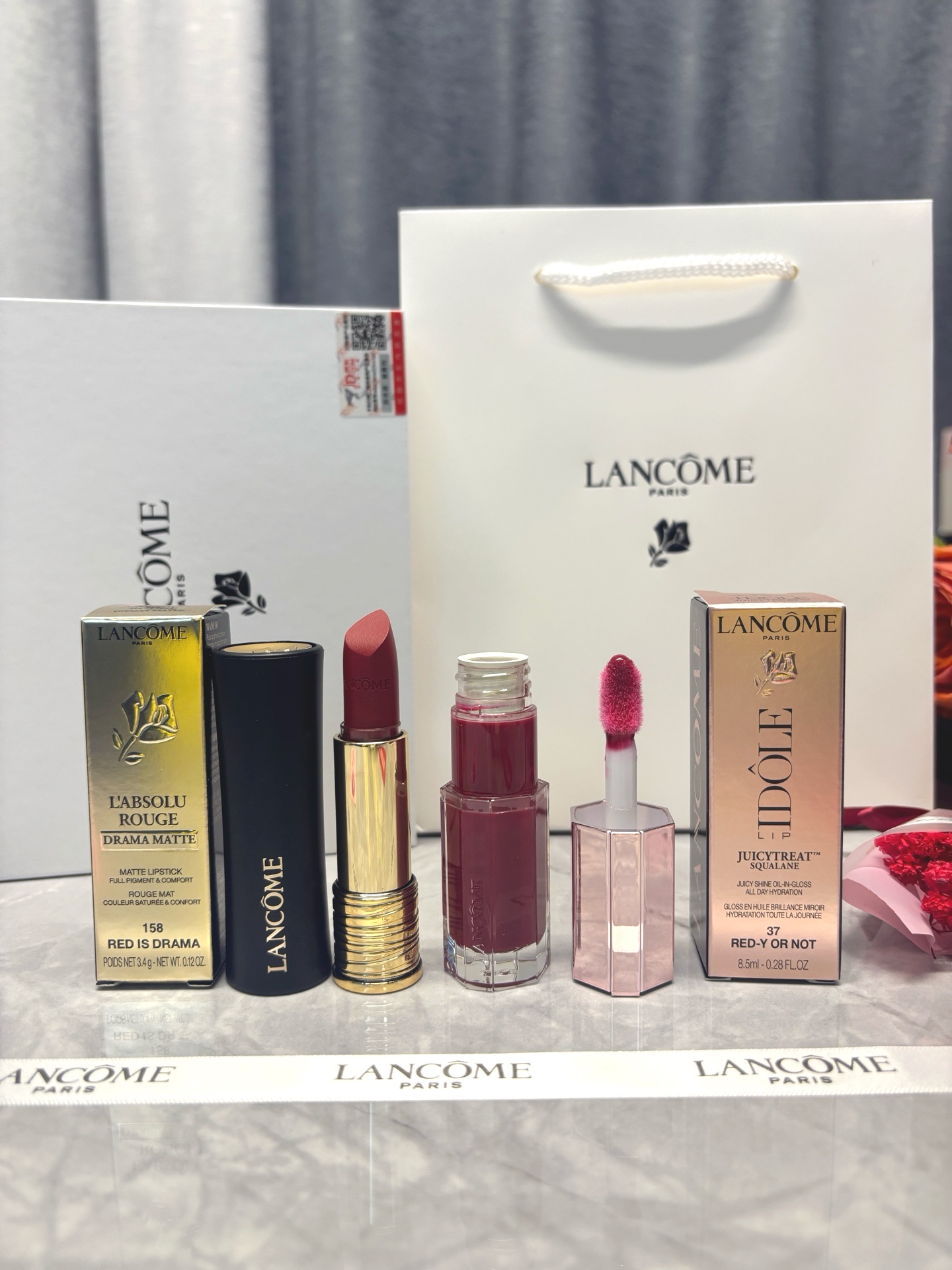 发240💰两件套礼盒   ⭕️ꫛꫀꪝ ❥&mdash;&mdash;❤ 上新➡️专柜品质【LANC&Ocirc;ME兰蔻小蛮腰菁纯丝绒雾面哑光口红#158➕兰蔻新品「是我」爆汁丰唇蜜#27】配送小花一朵🌹
🎁配图片礼盒全套包装 🛍 
 （带京东防伪码、卡片）渠道特殊 数量有限

➡️货品实拍🎬 
送礼绝对首选👑我们家唇釉 口红膏体💄一直都是放大几倍拍摄   绝对不是那种底版货品  亲们放心购 送人不丢面

⚠️随机免费赠贺卡 可代写㊗️福语 限30字以内（请备注）
套盒内含：
1⃣兰蔻小蛮腰菁纯丝绒雾面哑光口红#158
2️⃣兰蔻新品「是我」爆汁丰唇蜜#27
❤️配小花一朵🌹

🌟兰蔻小蛮腰菁纯雾面哑光口红💄#158丝绒雾面 辣椒红 青春靓丽的洋红巧妙结合了适当的棕色 又甜又辣 轻松拿捏甜酷风 显白不挑皮。

🌟兰蔻新品「是我」爆汁丰唇蜜●#37冰糖樱桃：浓郁爆汁的糖渍樱桃红~ 高透高亮高甜的冰糖樱桃！韩女超爱的ins感女团色，这只超显白!合照随便站哪都是C位!超亮眼！橄榄皮随便冲！很韩很辣的女团打歌色

套盒不多 亲亲们 别错过 比买单支划算
❤️男票们 闺蜜们 送礼 首选款 包装精致 好看  高大尚！！！
