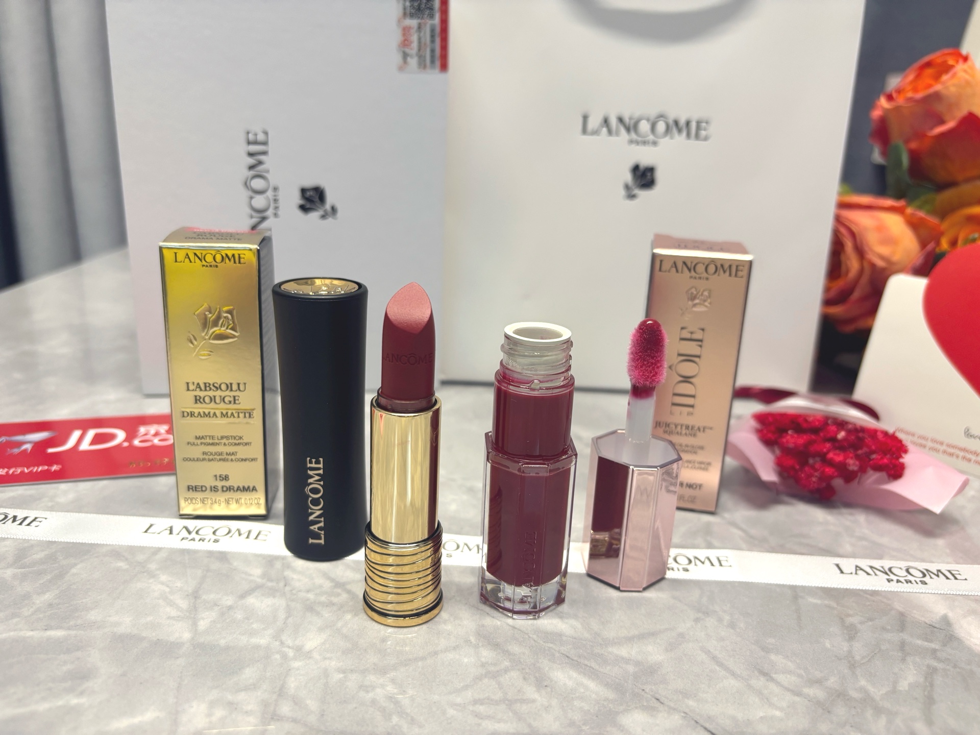 发240💰两件套礼盒   ⭕️ꫛꫀꪝ ❥&mdash;&mdash;❤ 上新➡️专柜品质【LANC&Ocirc;ME兰蔻小蛮腰菁纯丝绒雾面哑光口红#158➕兰蔻新品「是我」爆汁丰唇蜜#27】配送小花一朵🌹
🎁配图片礼盒全套包装 🛍 
 （带京东防伪码、卡片）渠道特殊 数量有限

➡️货品实拍🎬 
送礼绝对首选👑我们家唇釉 口红膏体💄一直都是放大几倍拍摄   绝对不是那种底版货品  亲们放心购 送人不丢面

⚠️随机免费赠贺卡 可代写㊗️福语 限30字以内（请备注）
套盒内含：
1⃣兰蔻小蛮腰菁纯丝绒雾面哑光口红#158
2️⃣兰蔻新品「是我」爆汁丰唇蜜#27
❤️配小花一朵🌹

🌟兰蔻小蛮腰菁纯雾面哑光口红💄#158丝绒雾面 辣椒红 青春靓丽的洋红巧妙结合了适当的棕色 又甜又辣 轻松拿捏甜酷风 显白不挑皮。

🌟兰蔻新品「是我」爆汁丰唇蜜●#37冰糖樱桃：浓郁爆汁的糖渍樱桃红~ 高透高亮高甜的冰糖樱桃！韩女超爱的ins感女团色，这只超显白!合照随便站哪都是C位!超亮眼！橄榄皮随便冲！很韩很辣的女团打歌色

套盒不多 亲亲们 别错过 比买单支划算
❤️男票们 闺蜜们 送礼 首选款 包装精致 好看  高大尚！！！

