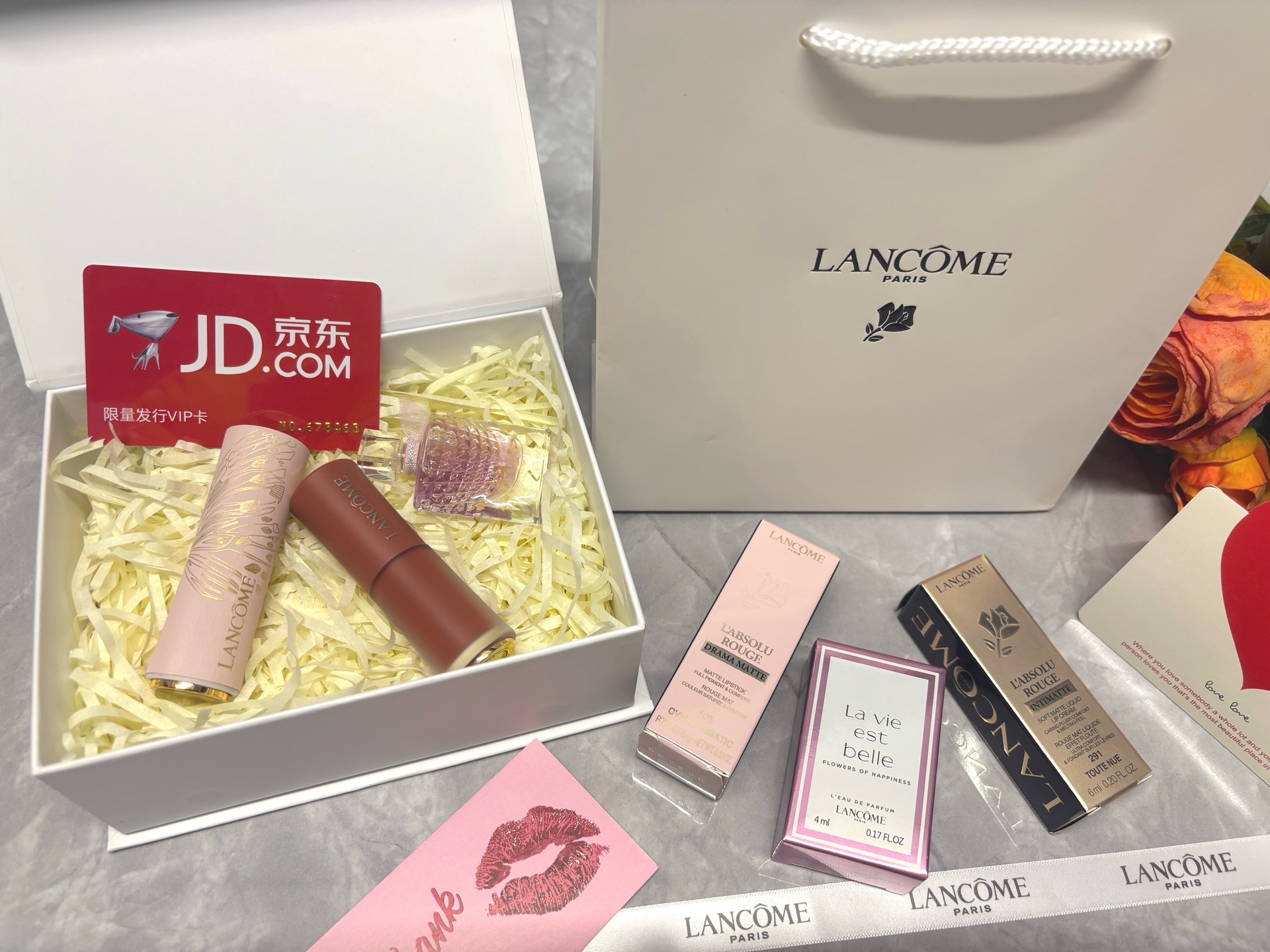 发265💰三件套礼盒   ⭕️ ꫛꫀꪝ ❥&mdash;&mdash;❤上新➡️专柜品质520❤️主推【Lanc&ocirc;me兰蔻七夕蝶吻/蝴蝶限定小蛮腰雾面口红#292➕兰蔻菁纯红盖哑光柔雾质地裸唇釉#291➕兰蔻美丽人生花语版小样香水4ml】
🎁配全套包装 含手提袋🛍
👑货品实拍🎬 我们家唇釉 口红膏体💄一直都是放大几倍拍摄   绝对不是那种底版货品  亲们放心购
⚠️随机免费赠贺卡 可代写㊗️福语 限30字以内（请备注）

套盒内含：
1️⃣兰蔻七夕蝶吻限定小蛮腰雾面口红#292
2️⃣兰蔻菁纯红盖哑光柔雾质地裸唇釉#291
3️⃣兰蔻美丽人生花语版小样香水4ml

🌟兰蔻七夕蝶吻小蛮腰雾面口红💄 #292半熟粉--初遇的怦然心动温柔甜美的少女裸粉!初恋感满满!不挑皮谁涂都甜!让个男生恋爱脑爆表的颜色

🌟兰蔻菁纯红盖哑光柔雾质地裸唇釉●#291懂懒裸咖 木质咖调橘棕色！ 显白显气色，本黄皮爆灯了 ~ 是早春的懂懒洋气大美人！气质感的裸茶橘棕色 通勤又百搭 时精选它 不会错 质地如薄纱般轻盈 超自然的哑光雾面妆感 而且这次刷头也做了新升级 更容易勾勒U额晕染唇型

🪐 兰蔻美丽人生阳光女士经典小样香水4ml
前调：是香柠檬，粉色胡椒，红浆果，覆盆子，甜而不腻，自然果香，但是契合了玫瑰的主题，扑面而来蔷薇科植物的果香 
中调:大马士革玫瑰和蔷薇，完全点题，正宗花香味
后调:原味广藿香 檀木麝香完成了花香到木香动物香的过度，也是个完美的完成
总结:粉色系的外观，在瓶身右上角深粉色三角的设计干练清爽，搭配丝带又有一种少女情怀。香味甜美烂漫，软妹香一枚，完全是本兔的取向，适合约会。主题完全符合上市时间，就是一瓶适合春天的香水。

小样香水包装携带方便！也真的巨少女心！
像粉水晶宝石切割的瓶身闪闪发光摆在梳妆台好可爱！

❤️男票们 闺蜜们 送礼 首选款 包装精致 好看  高大尚！！！
数量有限～要是喜欢～一定要下手快^ _ ^
