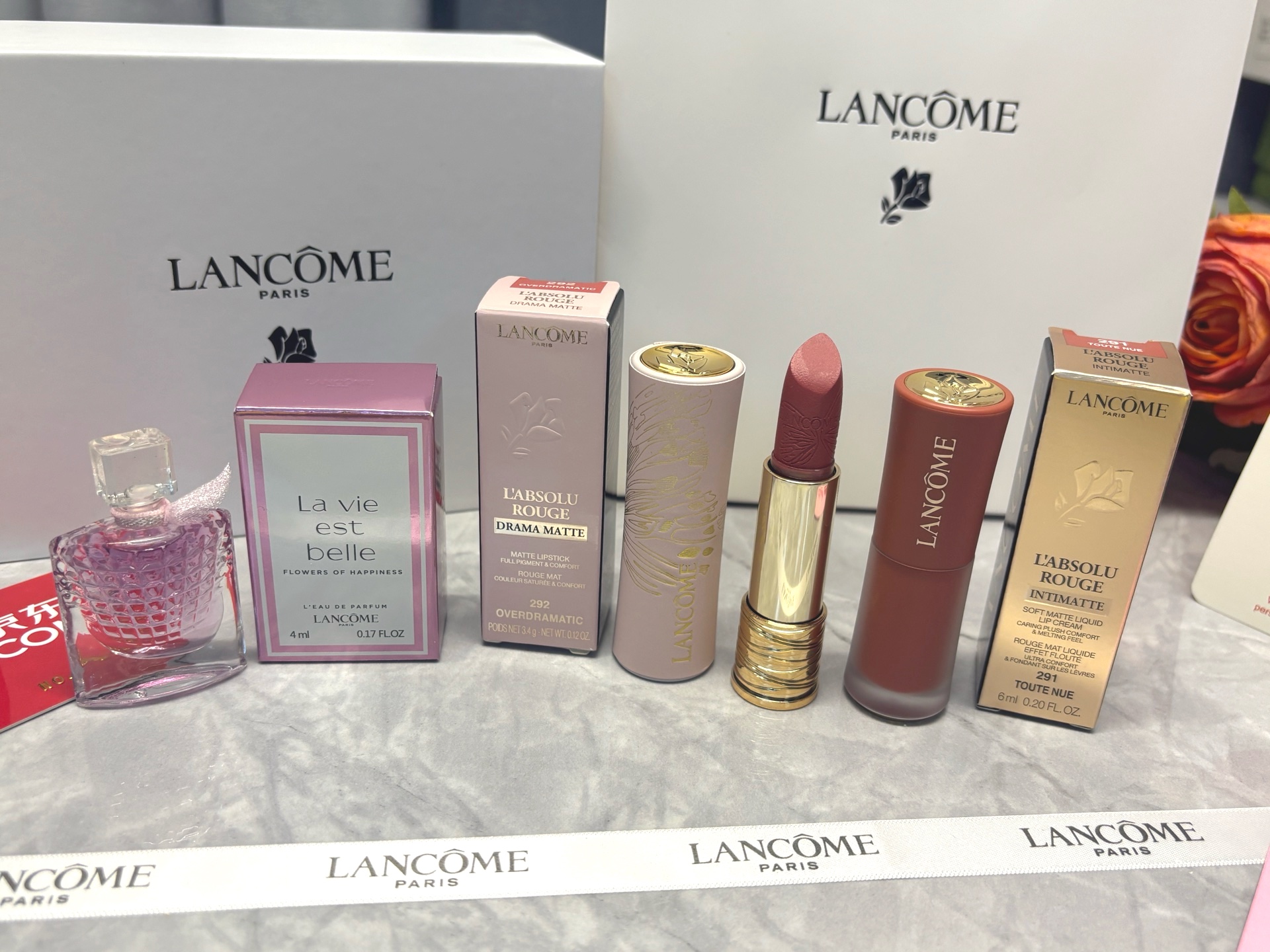 发265💰三件套礼盒   ⭕️ ꫛꫀꪝ ❥&mdash;&mdash;❤上新➡️专柜品质520❤️主推【Lanc&ocirc;me兰蔻七夕蝶吻/蝴蝶限定小蛮腰雾面口红#292➕兰蔻菁纯红盖哑光柔雾质地裸唇釉#291➕兰蔻美丽人生花语版小样香水4ml】
🎁配全套包装 含手提袋🛍
👑货品实拍🎬 我们家唇釉 口红膏体💄一直都是放大几倍拍摄   绝对不是那种底版货品  亲们放心购
⚠️随机免费赠贺卡 可代写㊗️福语 限30字以内（请备注）

套盒内含：
1️⃣兰蔻七夕蝶吻限定小蛮腰雾面口红#292
2️⃣兰蔻菁纯红盖哑光柔雾质地裸唇釉#291
3️⃣兰蔻美丽人生花语版小样香水4ml

🌟兰蔻七夕蝶吻小蛮腰雾面口红💄 #292半熟粉--初遇的怦然心动温柔甜美的少女裸粉!初恋感满满!不挑皮谁涂都甜!让个男生恋爱脑爆表的颜色

🌟兰蔻菁纯红盖哑光柔雾质地裸唇釉●#291懂懒裸咖 木质咖调橘棕色！ 显白显气色，本黄皮爆灯了 ~ 是早春的懂懒洋气大美人！气质感的裸茶橘棕色 通勤又百搭 时精选它 不会错 质地如薄纱般轻盈 超自然的哑光雾面妆感 而且这次刷头也做了新升级 更容易勾勒U额晕染唇型

🪐 兰蔻美丽人生阳光女士经典小样香水4ml
前调：是香柠檬，粉色胡椒，红浆果，覆盆子，甜而不腻，自然果香，但是契合了玫瑰的主题，扑面而来蔷薇科植物的果香 
中调:大马士革玫瑰和蔷薇，完全点题，正宗花香味
后调:原味广藿香 檀木麝香完成了花香到木香动物香的过度，也是个完美的完成
总结:粉色系的外观，在瓶身右上角深粉色三角的设计干练清爽，搭配丝带又有一种少女情怀。香味甜美烂漫，软妹香一枚，完全是本兔的取向，适合约会。主题完全符合上市时间，就是一瓶适合春天的香水。

小样香水包装携带方便！也真的巨少女心！
像粉水晶宝石切割的瓶身闪闪发光摆在梳妆台好可爱！

❤️男票们 闺蜜们 送礼 首选款 包装精致 好看  高大尚！！！
数量有限～要是喜欢～一定要下手快^ _ ^
