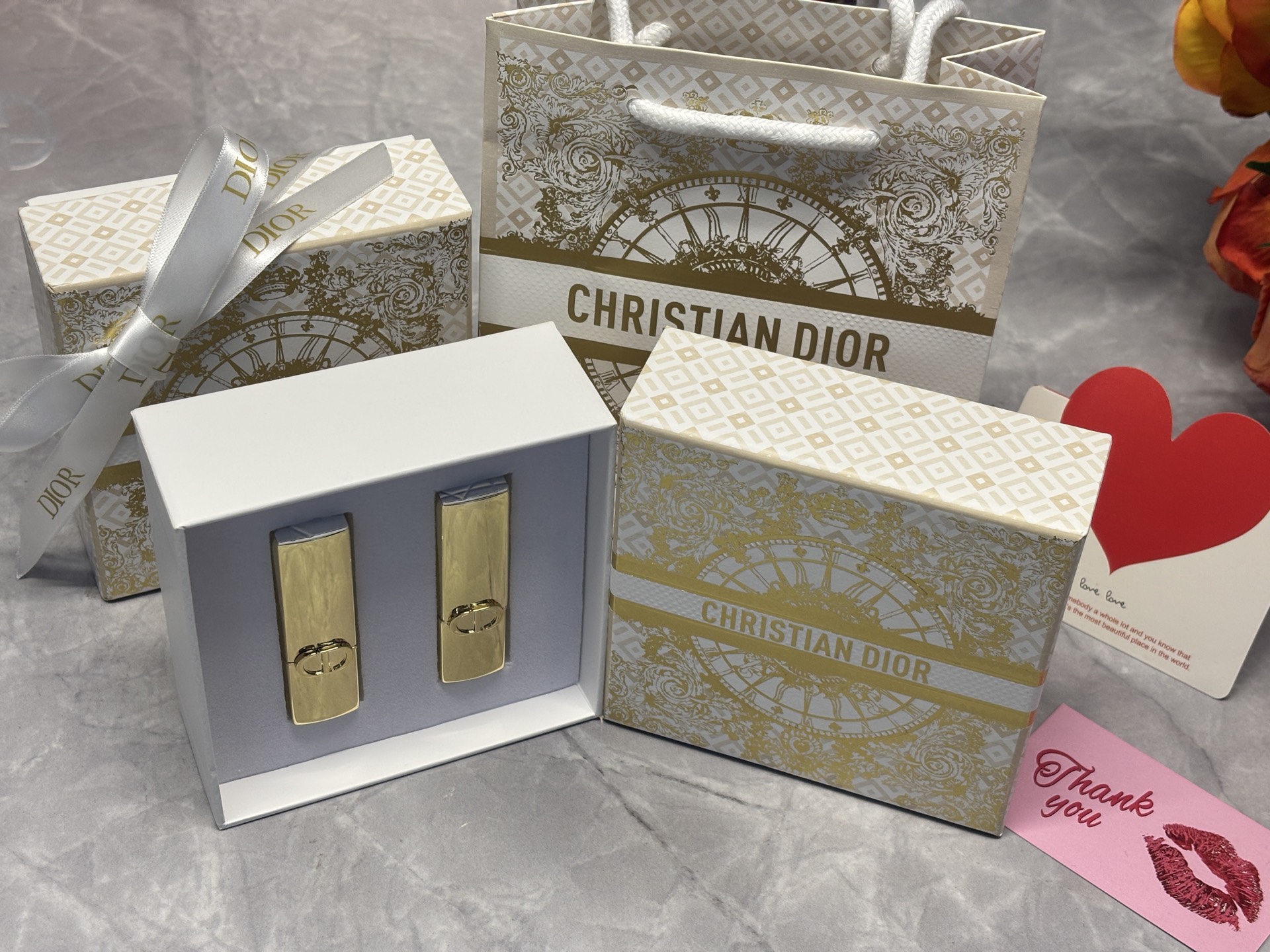 发270💰圣诞限定礼盒   ⭕️ꫛꫀꪝ ❥&mdash;&mdash;❤上新➡️专柜版【DIOR/迪奥圣诞特别版璀璨登场CD烈艳蓝金「吸金」限定金管浮雕印花丝绒口红#999丝绒、#720丝绒】
🎁配专柜全套包装🛍 
👑货品实拍🎬 
我们家口红膏体💄一直都是放大几倍拍摄   绝对不是那种底版货品  送人不丢面 亲们放心购

⚠️随机免费赠贺卡 可代写㊗️福语 限30字以内（需备注）

DIOR迪奥推出了令人瞩目的烈艳蓝金口红圣诞特别版。这款口红采用了奢华的金色外壳，上面镌刻着经典的CD logo，彰显出高贵的气质。而膏体上则装饰着由意大利艺术家皮耶特罗&middot;鲁弗（Pietro Ruffo）精心绘制的高订图案，将昔日法国皇室凡尔赛的奢雅风格完美诠释。
✨高定印花 限定金色磁吸外壳 在质地方面，这款口红延续了DIOR烈艳蓝金系列的优良传统，采用了奶油般的滋润质地，能够轻松上色，打造出精致而高订的唇色。膏体的雕花太漂亮了！全新升级的唇膏更加滋润，丝绒哑光质地上嘴很水润舒服，不拔干。外壳也做了升级，不得不说这金灿灿的颜值是个公主都爱吧！很高级精致。同时，它还拥有浓郁的显色效果，持久不易脱色，让双唇在24小时内都保持柔滑舒润的状态！入股不亏！！
可换色号⬇️ 需要换色 下单备注
现货共8️⃣色：#188、#720、#772、#777、#840、#888、#999 、#217

✅Dior迪奥圣诞限定金管口红💄#999丝绒 传奇红唇 开运红 正红新年色 热情似火，正红女神必备！迪奥的经典色号，每个女人都需要拥有一支的口红，薄涂厚涂都好看。

✅Dior迪奥圣诞限定金管口红💄#720丝绒 桃花红 豆沙红棕 毛茸茸的玫瑰红茶 限定浮雕太好看了，超显白的神仙色号，薄涂妈生好唇的裸色 早八伪素颜会爱的那种原生感！厚涂木质豆沙玫瑰调 好温柔的颜色

✅Dior迪奥圣诞限定金管口红💄#840丝绒 光芒 枫叶砖红 这支绝对是我秋冬最喜欢的颜色之一，和深色大衣适配度极高。复古的橘棕调，很太气质很显白，属于是谁涂谁美。

✅Dior迪奥圣诞限定金管口红💄#188丝绒 赤霞裸 百搭的低饱和裸橘色，上嘴就是高智感的，冷都女既视感，很抬气质，薄涂是裸调杏色粉，揉进了些许橘调。和本身唇色融出这种原生有生命力的感觉 日常通勤真的很适合，还能分分钟get✔️秋日的氛围感

✅Dior迪奥圣诞限定金管口红💄#777丝绒	烈焰赤橘 活力四溢，夏日炎炎的最佳选择！太阳光下呈现橘红色，室内或薄涂时则带有一点粉调的橘色，这款唇膏的质地丝滑，涂抹在嘴唇上，仿佛是丝绒般的触感，让人欲罢不能。💋
浅浅的涂一层可以显得元气满满，苹果红中带着一丝橘调，持久且充满少女感

✅Dior迪奥圣诞限定金管口红💄#888丝绒 橘调正红 发财色，就算不涂也要在兜里揣着颜色颜色明艳，超级显白，黄皮友好～丝绒哑光质地，上嘴顺滑不拔干，薄涂显白元气 满满的少女感！厚涂橘调红饱满，简直就是你的&ldquo;发财色&rdquo;本色！有点橘色有点红色，很显白提气色!

✅Dior迪奥圣诞限定金管口红💄#217 丝绒
薄纱裸粉，粉调和裸调中和的刚刚好，粉嫩又温柔，暖到心里的微醺感！

❤ 男票们 闺蜜们 送礼 首选款 包装精致 好看  高大尚！！！
数量有限～要是喜欢～一定要下手快^ _ ^ ️🥰

