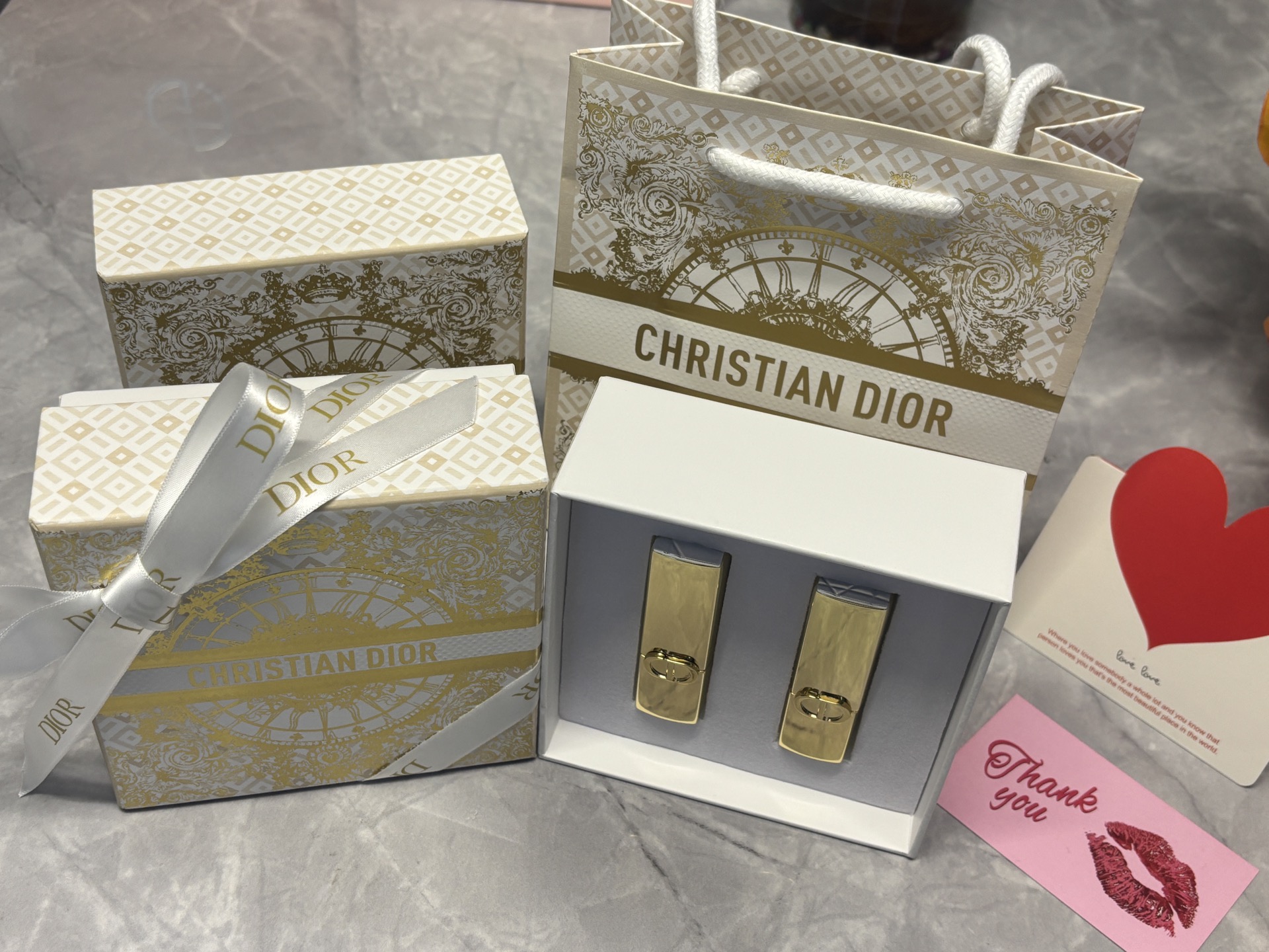 发270💰圣诞限定礼盒   ⭕️ꫛꫀꪝ ❥&mdash;&mdash;❤上新➡️专柜版【DIOR/迪奥圣诞特别版璀璨登场CD烈艳蓝金「吸金」限定金管浮雕印花丝绒口红#217丝绒、#720丝绒】可换色号下单备注
🎁配专柜全套包装🛍 
👑货品实拍🎬 
我们家口红膏体💄一直都是放大几倍拍摄   绝对不是那种底版货品  送人不丢面 亲们放心购

⚠️随机免费赠贺卡 可代写㊗️福语 限30字以内（需备注）

DIOR迪奥推出了令人瞩目的烈艳蓝金口红圣诞特别版。这款口红采用了奢华的金色外壳，上面镌刻着经典的CD logo，彰显出高贵的气质。而膏体上则装饰着由意大利艺术家皮耶特罗&middot;鲁弗（Pietro Ruffo）精心绘制的高订图案，将昔日法国皇室凡尔赛的奢雅风格完美诠释。
✨高定印花 限定金色磁吸外壳 在质地方面，这款口红延续了DIOR烈艳蓝金系列的优良传统，采用了奶油般的滋润质地，能够轻松上色，打造出精致而高订的唇色。膏体的雕花太漂亮了！全新升级的唇膏更加滋润，丝绒哑光质地上嘴很水润舒服，不拔干。外壳也做了升级，不得不说这金灿灿的颜值是个公主都爱吧！很高级精致。同时，它还拥有浓郁的显色效果，持久不易脱色，让双唇在24小时内都保持柔滑舒润的状态！入股不亏！！
可换色号⬇️ 需要换色 下单备注
现货共8️⃣色：#188、#720、#772、#777、#840、#888、#999 、#217

✅Dior迪奥圣诞限定金管口红💄#720丝绒 桃花红 豆沙红棕 毛茸茸的玫瑰红茶 限定浮雕太好看了，超显白的神仙色号，薄涂妈生好唇的裸色 早八伪素颜会爱的那种原生感！厚涂木质豆沙玫瑰调 好温柔的颜色

✅Dior迪奥圣诞限定金管口红💄#217 丝绒
薄纱裸粉，粉调和裸调中和的刚刚好，粉嫩又温柔，暖到心里的微醺感！

✅Dior迪奥圣诞限定金管口红💄#777丝绒	烈焰赤橘 活力四溢，夏日炎炎的最佳选择！太阳光下呈现橘红色，室内或薄涂时则带有一点粉调的橘色，这款唇膏的质地丝滑，涂抹在嘴唇上，仿佛是丝绒般的触感，让人欲罢不能。💋
浅浅的涂一层可以显得元气满满，苹果红中带着一丝橘调，持久且充满少女感

✅Dior迪奥圣诞限定金管口红💄#888丝绒 橘调正红 发财色，就算不涂也要在兜里揣着颜色颜色明艳，超级显白，黄皮友好～丝绒哑光质地，上嘴顺滑不拔干，薄涂显白元气 满满的少女感！厚涂橘调红饱满，简直就是你的&ldquo;发财色&rdquo;本色！有点橘色有点红色，很显白提气色!

✅Dior迪奥圣诞限定金管口红💄#999丝绒 传奇红唇 开运红 正红新年色 热情似火，正红女神必备！迪奥的经典色号，每个女人都需要拥有一支的口红，薄涂厚涂都好看。

✅Dior迪奥圣诞限定金管口红💄#840丝绒 光芒 枫叶砖红 这支绝对是我秋冬最喜欢的颜色之一，和深色大衣适配度极高。复古的橘棕调，很太气质很显白，属于是谁涂谁美。

✅Dior迪奥圣诞限定金管口红💄#188丝绒 赤霞裸 百搭的低饱和裸橘色，上嘴就是高智感的，冷都女既视感，很抬气质，薄涂是裸调杏色粉，揉进了些许橘调。和本身唇色融出这种原生有生命力的感觉 日常通勤真的很适合，还能分分钟get✔️秋日的氛围感

❤ 男票们 闺蜜们 送礼 首选款 包装精致 好看  高大尚！！！
数量有限～要是喜欢～一定要下手快^ _ ^ ️🥰

