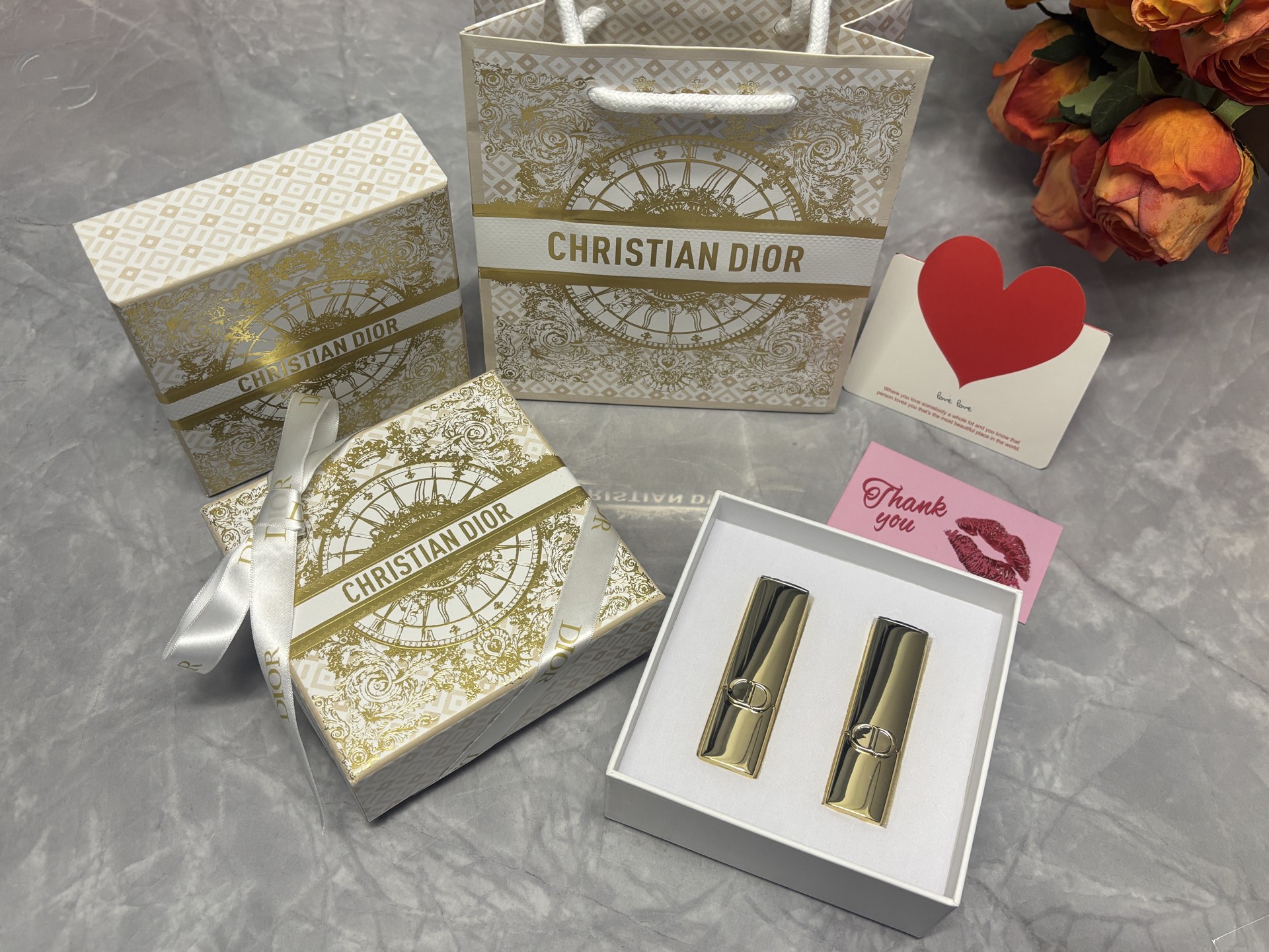 发270💰圣诞限定礼盒   ⭕️ꫛꫀꪝ ❥&mdash;&mdash;❤上新➡️专柜版【DIOR/迪奥圣诞特别版璀璨登场CD烈艳蓝金「吸金」限定金管浮雕印花丝绒口红#999丝绒、#720丝绒】
🎁配专柜全套包装🛍 
👑货品实拍🎬 
我们家口红膏体💄一直都是放大几倍拍摄   绝对不是那种底版货品  送人不丢面 亲们放心购

⚠️随机免费赠贺卡 可代写㊗️福语 限30字以内（需备注）

DIOR迪奥推出了令人瞩目的烈艳蓝金口红圣诞特别版。这款口红采用了奢华的金色外壳，上面镌刻着经典的CD logo，彰显出高贵的气质。而膏体上则装饰着由意大利艺术家皮耶特罗&middot;鲁弗（Pietro Ruffo）精心绘制的高订图案，将昔日法国皇室凡尔赛的奢雅风格完美诠释。
✨高定印花 限定金色磁吸外壳 在质地方面，这款口红延续了DIOR烈艳蓝金系列的优良传统，采用了奶油般的滋润质地，能够轻松上色，打造出精致而高订的唇色。膏体的雕花太漂亮了！全新升级的唇膏更加滋润，丝绒哑光质地上嘴很水润舒服，不拔干。外壳也做了升级，不得不说这金灿灿的颜值是个公主都爱吧！很高级精致。同时，它还拥有浓郁的显色效果，持久不易脱色，让双唇在24小时内都保持柔滑舒润的状态！入股不亏！！
可换色号⬇️ 需要换色 下单备注
现货共8️⃣色：#188、#720、#772、#777、#840、#888、#999 、#217

✅Dior迪奥圣诞限定金管口红💄#999丝绒 传奇红唇 开运红 正红新年色 热情似火，正红女神必备！迪奥的经典色号，每个女人都需要拥有一支的口红，薄涂厚涂都好看。

✅Dior迪奥圣诞限定金管口红💄#720丝绒 桃花红 豆沙红棕 毛茸茸的玫瑰红茶 限定浮雕太好看了，超显白的神仙色号，薄涂妈生好唇的裸色 早八伪素颜会爱的那种原生感！厚涂木质豆沙玫瑰调 好温柔的颜色

✅Dior迪奥圣诞限定金管口红💄#840丝绒 光芒 枫叶砖红 这支绝对是我秋冬最喜欢的颜色之一，和深色大衣适配度极高。复古的橘棕调，很太气质很显白，属于是谁涂谁美。

✅Dior迪奥圣诞限定金管口红💄#188丝绒 赤霞裸 百搭的低饱和裸橘色，上嘴就是高智感的，冷都女既视感，很抬气质，薄涂是裸调杏色粉，揉进了些许橘调。和本身唇色融出这种原生有生命力的感觉 日常通勤真的很适合，还能分分钟get✔️秋日的氛围感

✅Dior迪奥圣诞限定金管口红💄#777丝绒	烈焰赤橘 活力四溢，夏日炎炎的最佳选择！太阳光下呈现橘红色，室内或薄涂时则带有一点粉调的橘色，这款唇膏的质地丝滑，涂抹在嘴唇上，仿佛是丝绒般的触感，让人欲罢不能。💋
浅浅的涂一层可以显得元气满满，苹果红中带着一丝橘调，持久且充满少女感

✅Dior迪奥圣诞限定金管口红💄#888丝绒 橘调正红 发财色，就算不涂也要在兜里揣着颜色颜色明艳，超级显白，黄皮友好～丝绒哑光质地，上嘴顺滑不拔干，薄涂显白元气 满满的少女感！厚涂橘调红饱满，简直就是你的&ldquo;发财色&rdquo;本色！有点橘色有点红色，很显白提气色!

✅Dior迪奥圣诞限定金管口红💄#217 丝绒
薄纱裸粉，粉调和裸调中和的刚刚好，粉嫩又温柔，暖到心里的微醺感！

❤ 男票们 闺蜜们 送礼 首选款 包装精致 好看  高大尚！！！
数量有限～要是喜欢～一定要下手快^ _ ^ ️🥰

