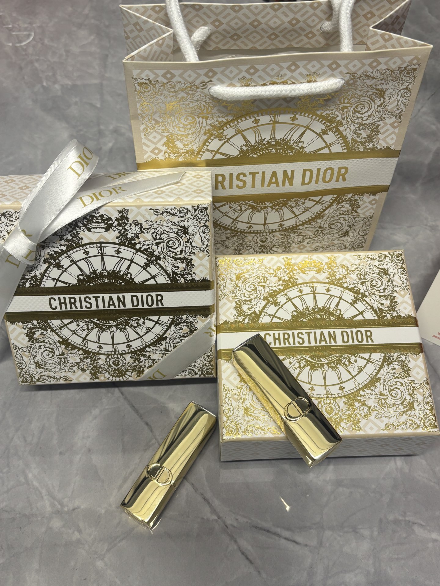 发270💰圣诞限定礼盒   ⭕️ꫛꫀꪝ ❥&mdash;&mdash;❤上新➡️专柜版【DIOR/迪奥圣诞特别版璀璨登场CD烈艳蓝金「吸金」限定金管浮雕印花丝绒口红#999丝绒、#720丝绒】
🎁配专柜全套包装🛍 
👑货品实拍🎬 
我们家口红膏体💄一直都是放大几倍拍摄   绝对不是那种底版货品  送人不丢面 亲们放心购

⚠️随机免费赠贺卡 可代写㊗️福语 限30字以内（需备注）

DIOR迪奥推出了令人瞩目的烈艳蓝金口红圣诞特别版。这款口红采用了奢华的金色外壳，上面镌刻着经典的CD logo，彰显出高贵的气质。而膏体上则装饰着由意大利艺术家皮耶特罗&middot;鲁弗（Pietro Ruffo）精心绘制的高订图案，将昔日法国皇室凡尔赛的奢雅风格完美诠释。
✨高定印花 限定金色磁吸外壳 在质地方面，这款口红延续了DIOR烈艳蓝金系列的优良传统，采用了奶油般的滋润质地，能够轻松上色，打造出精致而高订的唇色。膏体的雕花太漂亮了！全新升级的唇膏更加滋润，丝绒哑光质地上嘴很水润舒服，不拔干。外壳也做了升级，不得不说这金灿灿的颜值是个公主都爱吧！很高级精致。同时，它还拥有浓郁的显色效果，持久不易脱色，让双唇在24小时内都保持柔滑舒润的状态！入股不亏！！
可换色号⬇️ 需要换色 下单备注
现货共8️⃣色：#188、#720、#772、#777、#840、#888、#999 、#217

✅Dior迪奥圣诞限定金管口红💄#999丝绒 传奇红唇 开运红 正红新年色 热情似火，正红女神必备！迪奥的经典色号，每个女人都需要拥有一支的口红，薄涂厚涂都好看。

✅Dior迪奥圣诞限定金管口红💄#720丝绒 桃花红 豆沙红棕 毛茸茸的玫瑰红茶 限定浮雕太好看了，超显白的神仙色号，薄涂妈生好唇的裸色 早八伪素颜会爱的那种原生感！厚涂木质豆沙玫瑰调 好温柔的颜色

✅Dior迪奥圣诞限定金管口红💄#840丝绒 光芒 枫叶砖红 这支绝对是我秋冬最喜欢的颜色之一，和深色大衣适配度极高。复古的橘棕调，很太气质很显白，属于是谁涂谁美。

✅Dior迪奥圣诞限定金管口红💄#188丝绒 赤霞裸 百搭的低饱和裸橘色，上嘴就是高智感的，冷都女既视感，很抬气质，薄涂是裸调杏色粉，揉进了些许橘调。和本身唇色融出这种原生有生命力的感觉 日常通勤真的很适合，还能分分钟get✔️秋日的氛围感

✅Dior迪奥圣诞限定金管口红💄#777丝绒	烈焰赤橘 活力四溢，夏日炎炎的最佳选择！太阳光下呈现橘红色，室内或薄涂时则带有一点粉调的橘色，这款唇膏的质地丝滑，涂抹在嘴唇上，仿佛是丝绒般的触感，让人欲罢不能。💋
浅浅的涂一层可以显得元气满满，苹果红中带着一丝橘调，持久且充满少女感

✅Dior迪奥圣诞限定金管口红💄#888丝绒 橘调正红 发财色，就算不涂也要在兜里揣着颜色颜色明艳，超级显白，黄皮友好～丝绒哑光质地，上嘴顺滑不拔干，薄涂显白元气 满满的少女感！厚涂橘调红饱满，简直就是你的&ldquo;发财色&rdquo;本色！有点橘色有点红色，很显白提气色!

✅Dior迪奥圣诞限定金管口红💄#217 丝绒
薄纱裸粉，粉调和裸调中和的刚刚好，粉嫩又温柔，暖到心里的微醺感！

❤ 男票们 闺蜜们 送礼 首选款 包装精致 好看  高大尚！！！
数量有限～要是喜欢～一定要下手快^ _ ^ ️🥰

