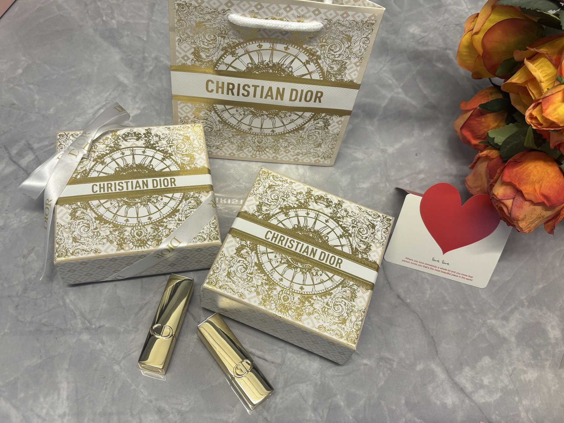 发270💰圣诞限定礼盒   ⭕️ꫛꫀꪝ ❥&mdash;&mdash;❤上新➡️专柜版【DIOR/迪奥圣诞特别版璀璨登场CD烈艳蓝金「吸金」限定金管浮雕印花丝绒口红#217丝绒、#720丝绒】可换色号下单备注
🎁配专柜全套包装🛍 
👑货品实拍🎬 
我们家口红膏体💄一直都是放大几倍拍摄   绝对不是那种底版货品  送人不丢面 亲们放心购

⚠️随机免费赠贺卡 可代写㊗️福语 限30字以内（需备注）

DIOR迪奥推出了令人瞩目的烈艳蓝金口红圣诞特别版。这款口红采用了奢华的金色外壳，上面镌刻着经典的CD logo，彰显出高贵的气质。而膏体上则装饰着由意大利艺术家皮耶特罗&middot;鲁弗（Pietro Ruffo）精心绘制的高订图案，将昔日法国皇室凡尔赛的奢雅风格完美诠释。
✨高定印花 限定金色磁吸外壳 在质地方面，这款口红延续了DIOR烈艳蓝金系列的优良传统，采用了奶油般的滋润质地，能够轻松上色，打造出精致而高订的唇色。膏体的雕花太漂亮了！全新升级的唇膏更加滋润，丝绒哑光质地上嘴很水润舒服，不拔干。外壳也做了升级，不得不说这金灿灿的颜值是个公主都爱吧！很高级精致。同时，它还拥有浓郁的显色效果，持久不易脱色，让双唇在24小时内都保持柔滑舒润的状态！入股不亏！！
可换色号⬇️ 需要换色 下单备注
现货共8️⃣色：#188、#720、#772、#777、#840、#888、#999 、#217

✅Dior迪奥圣诞限定金管口红💄#720丝绒 桃花红 豆沙红棕 毛茸茸的玫瑰红茶 限定浮雕太好看了，超显白的神仙色号，薄涂妈生好唇的裸色 早八伪素颜会爱的那种原生感！厚涂木质豆沙玫瑰调 好温柔的颜色

✅Dior迪奥圣诞限定金管口红💄#217 丝绒
薄纱裸粉，粉调和裸调中和的刚刚好，粉嫩又温柔，暖到心里的微醺感！

✅Dior迪奥圣诞限定金管口红💄#777丝绒	烈焰赤橘 活力四溢，夏日炎炎的最佳选择！太阳光下呈现橘红色，室内或薄涂时则带有一点粉调的橘色，这款唇膏的质地丝滑，涂抹在嘴唇上，仿佛是丝绒般的触感，让人欲罢不能。💋
浅浅的涂一层可以显得元气满满，苹果红中带着一丝橘调，持久且充满少女感

✅Dior迪奥圣诞限定金管口红💄#888丝绒 橘调正红 发财色，就算不涂也要在兜里揣着颜色颜色明艳，超级显白，黄皮友好～丝绒哑光质地，上嘴顺滑不拔干，薄涂显白元气 满满的少女感！厚涂橘调红饱满，简直就是你的&ldquo;发财色&rdquo;本色！有点橘色有点红色，很显白提气色!

✅Dior迪奥圣诞限定金管口红💄#999丝绒 传奇红唇 开运红 正红新年色 热情似火，正红女神必备！迪奥的经典色号，每个女人都需要拥有一支的口红，薄涂厚涂都好看。

✅Dior迪奥圣诞限定金管口红💄#840丝绒 光芒 枫叶砖红 这支绝对是我秋冬最喜欢的颜色之一，和深色大衣适配度极高。复古的橘棕调，很太气质很显白，属于是谁涂谁美。

✅Dior迪奥圣诞限定金管口红💄#188丝绒 赤霞裸 百搭的低饱和裸橘色，上嘴就是高智感的，冷都女既视感，很抬气质，薄涂是裸调杏色粉，揉进了些许橘调。和本身唇色融出这种原生有生命力的感觉 日常通勤真的很适合，还能分分钟get✔️秋日的氛围感

❤ 男票们 闺蜜们 送礼 首选款 包装精致 好看  高大尚！！！
数量有限～要是喜欢～一定要下手快^ _ ^ ️🥰

