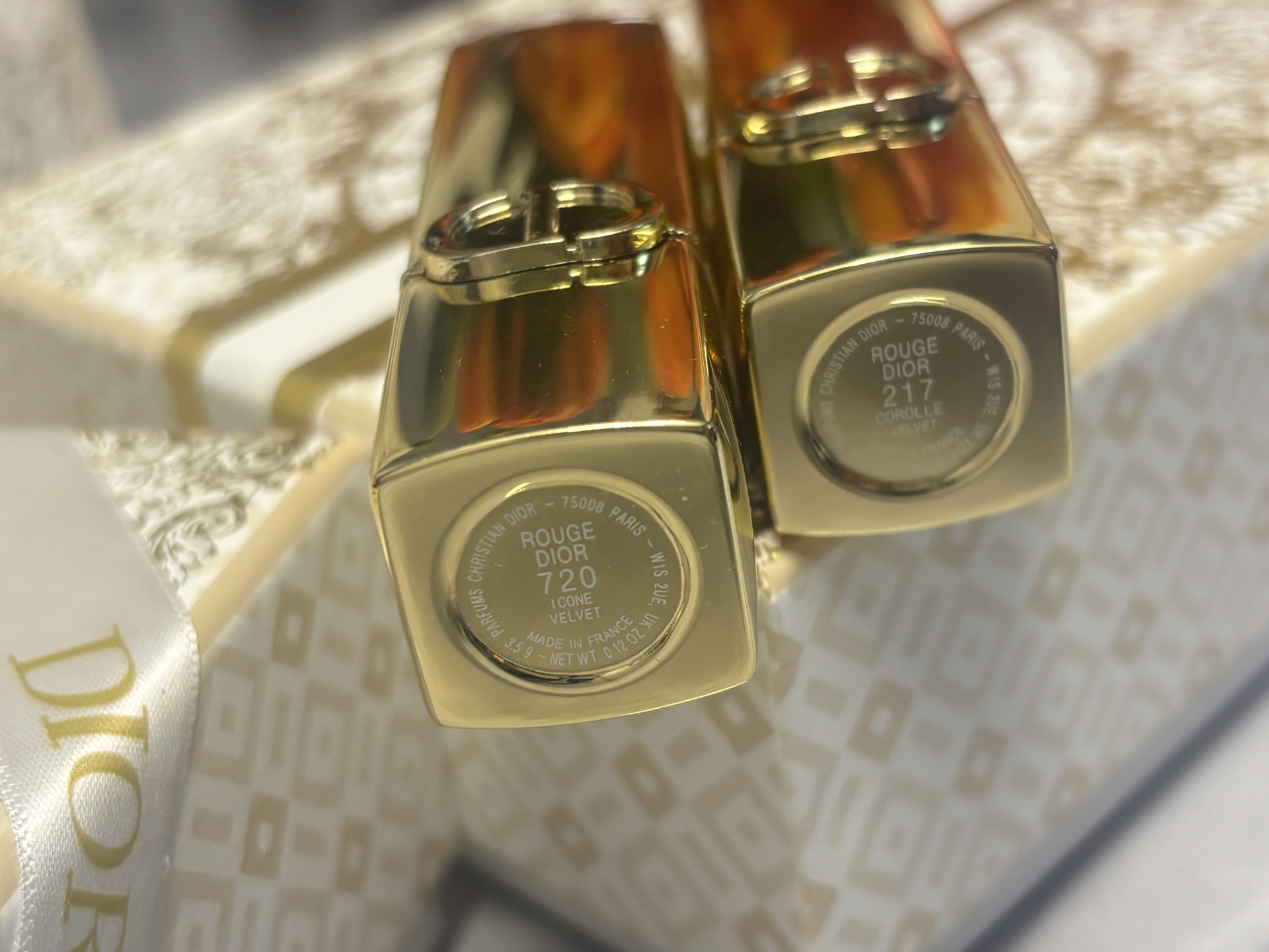 发270💰圣诞限定礼盒   ⭕️ꫛꫀꪝ ❥&mdash;&mdash;❤上新➡️专柜版【DIOR/迪奥圣诞特别版璀璨登场CD烈艳蓝金「吸金」限定金管浮雕印花丝绒口红#217丝绒、#720丝绒】可换色号下单备注
🎁配专柜全套包装🛍 
👑货品实拍🎬 
我们家口红膏体💄一直都是放大几倍拍摄   绝对不是那种底版货品  送人不丢面 亲们放心购

⚠️随机免费赠贺卡 可代写㊗️福语 限30字以内（需备注）

DIOR迪奥推出了令人瞩目的烈艳蓝金口红圣诞特别版。这款口红采用了奢华的金色外壳，上面镌刻着经典的CD logo，彰显出高贵的气质。而膏体上则装饰着由意大利艺术家皮耶特罗&middot;鲁弗（Pietro Ruffo）精心绘制的高订图案，将昔日法国皇室凡尔赛的奢雅风格完美诠释。
✨高定印花 限定金色磁吸外壳 在质地方面，这款口红延续了DIOR烈艳蓝金系列的优良传统，采用了奶油般的滋润质地，能够轻松上色，打造出精致而高订的唇色。膏体的雕花太漂亮了！全新升级的唇膏更加滋润，丝绒哑光质地上嘴很水润舒服，不拔干。外壳也做了升级，不得不说这金灿灿的颜值是个公主都爱吧！很高级精致。同时，它还拥有浓郁的显色效果，持久不易脱色，让双唇在24小时内都保持柔滑舒润的状态！入股不亏！！
可换色号⬇️ 需要换色 下单备注
现货共8️⃣色：#188、#720、#772、#777、#840、#888、#999 、#217

✅Dior迪奥圣诞限定金管口红💄#720丝绒 桃花红 豆沙红棕 毛茸茸的玫瑰红茶 限定浮雕太好看了，超显白的神仙色号，薄涂妈生好唇的裸色 早八伪素颜会爱的那种原生感！厚涂木质豆沙玫瑰调 好温柔的颜色

✅Dior迪奥圣诞限定金管口红💄#217 丝绒
薄纱裸粉，粉调和裸调中和的刚刚好，粉嫩又温柔，暖到心里的微醺感！

✅Dior迪奥圣诞限定金管口红💄#777丝绒	烈焰赤橘 活力四溢，夏日炎炎的最佳选择！太阳光下呈现橘红色，室内或薄涂时则带有一点粉调的橘色，这款唇膏的质地丝滑，涂抹在嘴唇上，仿佛是丝绒般的触感，让人欲罢不能。💋
浅浅的涂一层可以显得元气满满，苹果红中带着一丝橘调，持久且充满少女感

✅Dior迪奥圣诞限定金管口红💄#888丝绒 橘调正红 发财色，就算不涂也要在兜里揣着颜色颜色明艳，超级显白，黄皮友好～丝绒哑光质地，上嘴顺滑不拔干，薄涂显白元气 满满的少女感！厚涂橘调红饱满，简直就是你的&ldquo;发财色&rdquo;本色！有点橘色有点红色，很显白提气色!

✅Dior迪奥圣诞限定金管口红💄#999丝绒 传奇红唇 开运红 正红新年色 热情似火，正红女神必备！迪奥的经典色号，每个女人都需要拥有一支的口红，薄涂厚涂都好看。

✅Dior迪奥圣诞限定金管口红💄#840丝绒 光芒 枫叶砖红 这支绝对是我秋冬最喜欢的颜色之一，和深色大衣适配度极高。复古的橘棕调，很太气质很显白，属于是谁涂谁美。

✅Dior迪奥圣诞限定金管口红💄#188丝绒 赤霞裸 百搭的低饱和裸橘色，上嘴就是高智感的，冷都女既视感，很抬气质，薄涂是裸调杏色粉，揉进了些许橘调。和本身唇色融出这种原生有生命力的感觉 日常通勤真的很适合，还能分分钟get✔️秋日的氛围感

❤ 男票们 闺蜜们 送礼 首选款 包装精致 好看  高大尚！！！
数量有限～要是喜欢～一定要下手快^ _ ^ ️🥰

