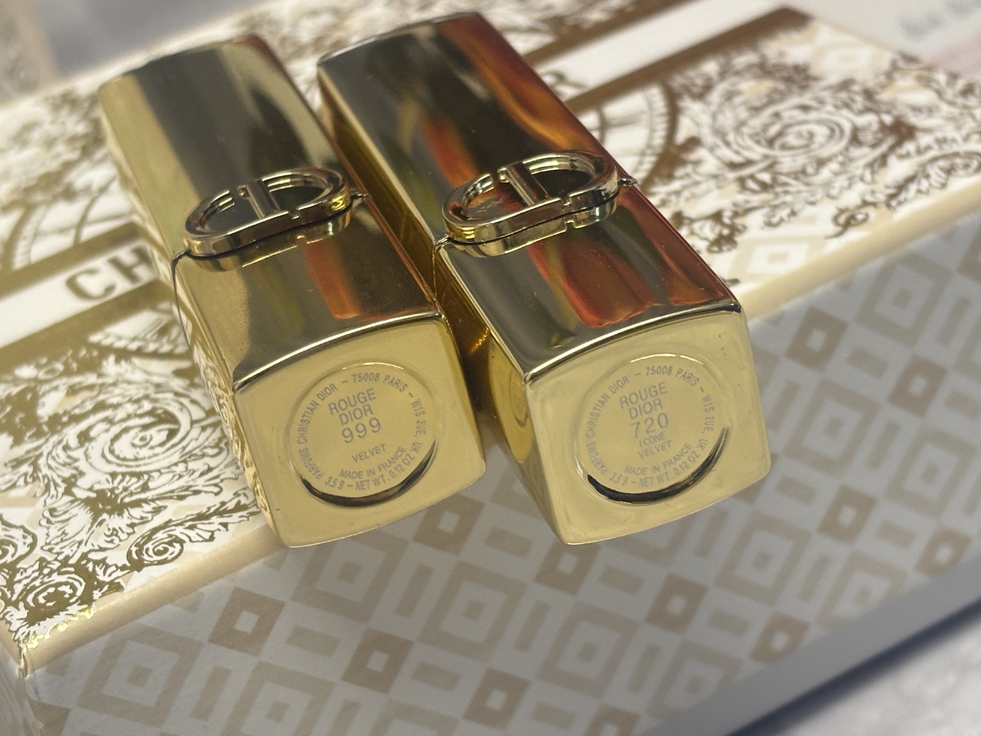 发270💰圣诞限定礼盒   ⭕️ꫛꫀꪝ ❥&mdash;&mdash;❤上新➡️专柜版【DIOR/迪奥圣诞特别版璀璨登场CD烈艳蓝金「吸金」限定金管浮雕印花丝绒口红#999丝绒、#720丝绒】
🎁配专柜全套包装🛍 
👑货品实拍🎬 
我们家口红膏体💄一直都是放大几倍拍摄   绝对不是那种底版货品  送人不丢面 亲们放心购

⚠️随机免费赠贺卡 可代写㊗️福语 限30字以内（需备注）

DIOR迪奥推出了令人瞩目的烈艳蓝金口红圣诞特别版。这款口红采用了奢华的金色外壳，上面镌刻着经典的CD logo，彰显出高贵的气质。而膏体上则装饰着由意大利艺术家皮耶特罗&middot;鲁弗（Pietro Ruffo）精心绘制的高订图案，将昔日法国皇室凡尔赛的奢雅风格完美诠释。
✨高定印花 限定金色磁吸外壳 在质地方面，这款口红延续了DIOR烈艳蓝金系列的优良传统，采用了奶油般的滋润质地，能够轻松上色，打造出精致而高订的唇色。膏体的雕花太漂亮了！全新升级的唇膏更加滋润，丝绒哑光质地上嘴很水润舒服，不拔干。外壳也做了升级，不得不说这金灿灿的颜值是个公主都爱吧！很高级精致。同时，它还拥有浓郁的显色效果，持久不易脱色，让双唇在24小时内都保持柔滑舒润的状态！入股不亏！！
可换色号⬇️ 需要换色 下单备注
现货共8️⃣色：#188、#720、#772、#777、#840、#888、#999 、#217

✅Dior迪奥圣诞限定金管口红💄#999丝绒 传奇红唇 开运红 正红新年色 热情似火，正红女神必备！迪奥的经典色号，每个女人都需要拥有一支的口红，薄涂厚涂都好看。

✅Dior迪奥圣诞限定金管口红💄#720丝绒 桃花红 豆沙红棕 毛茸茸的玫瑰红茶 限定浮雕太好看了，超显白的神仙色号，薄涂妈生好唇的裸色 早八伪素颜会爱的那种原生感！厚涂木质豆沙玫瑰调 好温柔的颜色

✅Dior迪奥圣诞限定金管口红💄#840丝绒 光芒 枫叶砖红 这支绝对是我秋冬最喜欢的颜色之一，和深色大衣适配度极高。复古的橘棕调，很太气质很显白，属于是谁涂谁美。

✅Dior迪奥圣诞限定金管口红💄#188丝绒 赤霞裸 百搭的低饱和裸橘色，上嘴就是高智感的，冷都女既视感，很抬气质，薄涂是裸调杏色粉，揉进了些许橘调。和本身唇色融出这种原生有生命力的感觉 日常通勤真的很适合，还能分分钟get✔️秋日的氛围感

✅Dior迪奥圣诞限定金管口红💄#777丝绒	烈焰赤橘 活力四溢，夏日炎炎的最佳选择！太阳光下呈现橘红色，室内或薄涂时则带有一点粉调的橘色，这款唇膏的质地丝滑，涂抹在嘴唇上，仿佛是丝绒般的触感，让人欲罢不能。💋
浅浅的涂一层可以显得元气满满，苹果红中带着一丝橘调，持久且充满少女感

✅Dior迪奥圣诞限定金管口红💄#888丝绒 橘调正红 发财色，就算不涂也要在兜里揣着颜色颜色明艳，超级显白，黄皮友好～丝绒哑光质地，上嘴顺滑不拔干，薄涂显白元气 满满的少女感！厚涂橘调红饱满，简直就是你的&ldquo;发财色&rdquo;本色！有点橘色有点红色，很显白提气色!

✅Dior迪奥圣诞限定金管口红💄#217 丝绒
薄纱裸粉，粉调和裸调中和的刚刚好，粉嫩又温柔，暖到心里的微醺感！

❤ 男票们 闺蜜们 送礼 首选款 包装精致 好看  高大尚！！！
数量有限～要是喜欢～一定要下手快^ _ ^ ️🥰

