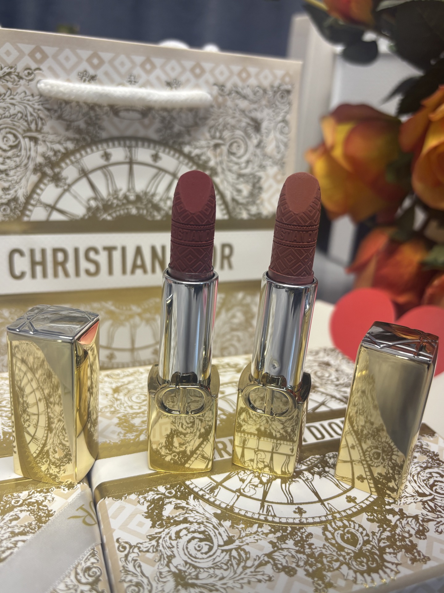 发270💰圣诞限定礼盒   ⭕️ꫛꫀꪝ ❥&mdash;&mdash;❤上新➡️专柜版【DIOR/迪奥圣诞特别版璀璨登场CD烈艳蓝金「吸金」限定金管浮雕印花丝绒口红#217丝绒、#720丝绒】可换色号下单备注
🎁配专柜全套包装🛍 
👑货品实拍🎬 
我们家口红膏体💄一直都是放大几倍拍摄   绝对不是那种底版货品  送人不丢面 亲们放心购

⚠️随机免费赠贺卡 可代写㊗️福语 限30字以内（需备注）

DIOR迪奥推出了令人瞩目的烈艳蓝金口红圣诞特别版。这款口红采用了奢华的金色外壳，上面镌刻着经典的CD logo，彰显出高贵的气质。而膏体上则装饰着由意大利艺术家皮耶特罗&middot;鲁弗（Pietro Ruffo）精心绘制的高订图案，将昔日法国皇室凡尔赛的奢雅风格完美诠释。
✨高定印花 限定金色磁吸外壳 在质地方面，这款口红延续了DIOR烈艳蓝金系列的优良传统，采用了奶油般的滋润质地，能够轻松上色，打造出精致而高订的唇色。膏体的雕花太漂亮了！全新升级的唇膏更加滋润，丝绒哑光质地上嘴很水润舒服，不拔干。外壳也做了升级，不得不说这金灿灿的颜值是个公主都爱吧！很高级精致。同时，它还拥有浓郁的显色效果，持久不易脱色，让双唇在24小时内都保持柔滑舒润的状态！入股不亏！！
可换色号⬇️ 需要换色 下单备注
现货共8️⃣色：#188、#720、#772、#777、#840、#888、#999 、#217

✅Dior迪奥圣诞限定金管口红💄#720丝绒 桃花红 豆沙红棕 毛茸茸的玫瑰红茶 限定浮雕太好看了，超显白的神仙色号，薄涂妈生好唇的裸色 早八伪素颜会爱的那种原生感！厚涂木质豆沙玫瑰调 好温柔的颜色

✅Dior迪奥圣诞限定金管口红💄#217 丝绒
薄纱裸粉，粉调和裸调中和的刚刚好，粉嫩又温柔，暖到心里的微醺感！

✅Dior迪奥圣诞限定金管口红💄#777丝绒	烈焰赤橘 活力四溢，夏日炎炎的最佳选择！太阳光下呈现橘红色，室内或薄涂时则带有一点粉调的橘色，这款唇膏的质地丝滑，涂抹在嘴唇上，仿佛是丝绒般的触感，让人欲罢不能。💋
浅浅的涂一层可以显得元气满满，苹果红中带着一丝橘调，持久且充满少女感

✅Dior迪奥圣诞限定金管口红💄#888丝绒 橘调正红 发财色，就算不涂也要在兜里揣着颜色颜色明艳，超级显白，黄皮友好～丝绒哑光质地，上嘴顺滑不拔干，薄涂显白元气 满满的少女感！厚涂橘调红饱满，简直就是你的&ldquo;发财色&rdquo;本色！有点橘色有点红色，很显白提气色!

✅Dior迪奥圣诞限定金管口红💄#999丝绒 传奇红唇 开运红 正红新年色 热情似火，正红女神必备！迪奥的经典色号，每个女人都需要拥有一支的口红，薄涂厚涂都好看。

✅Dior迪奥圣诞限定金管口红💄#840丝绒 光芒 枫叶砖红 这支绝对是我秋冬最喜欢的颜色之一，和深色大衣适配度极高。复古的橘棕调，很太气质很显白，属于是谁涂谁美。

✅Dior迪奥圣诞限定金管口红💄#188丝绒 赤霞裸 百搭的低饱和裸橘色，上嘴就是高智感的，冷都女既视感，很抬气质，薄涂是裸调杏色粉，揉进了些许橘调。和本身唇色融出这种原生有生命力的感觉 日常通勤真的很适合，还能分分钟get✔️秋日的氛围感

❤ 男票们 闺蜜们 送礼 首选款 包装精致 好看  高大尚！！！
数量有限～要是喜欢～一定要下手快^ _ ^ ️🥰

