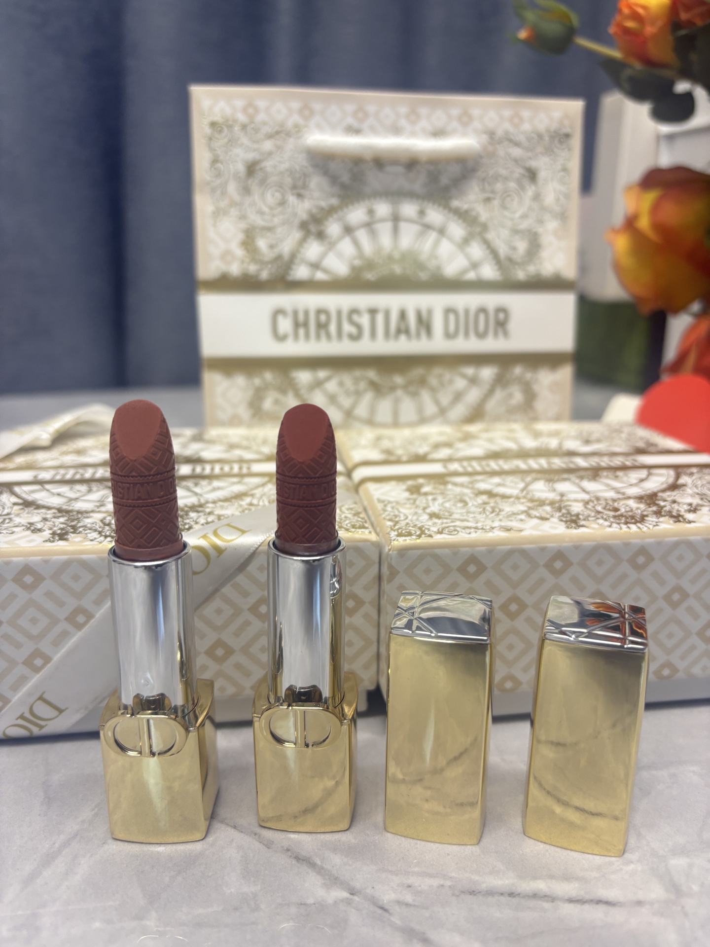 发270💰圣诞限定礼盒   ⭕️ꫛꫀꪝ ❥&mdash;&mdash;❤上新➡️专柜版【DIOR/迪奥圣诞特别版璀璨登场CD烈艳蓝金「吸金」限定金管浮雕印花丝绒口红#217丝绒、#720丝绒】可换色号下单备注
🎁配专柜全套包装🛍 
👑货品实拍🎬 
我们家口红膏体💄一直都是放大几倍拍摄   绝对不是那种底版货品  送人不丢面 亲们放心购

⚠️随机免费赠贺卡 可代写㊗️福语 限30字以内（需备注）

DIOR迪奥推出了令人瞩目的烈艳蓝金口红圣诞特别版。这款口红采用了奢华的金色外壳，上面镌刻着经典的CD logo，彰显出高贵的气质。而膏体上则装饰着由意大利艺术家皮耶特罗&middot;鲁弗（Pietro Ruffo）精心绘制的高订图案，将昔日法国皇室凡尔赛的奢雅风格完美诠释。
✨高定印花 限定金色磁吸外壳 在质地方面，这款口红延续了DIOR烈艳蓝金系列的优良传统，采用了奶油般的滋润质地，能够轻松上色，打造出精致而高订的唇色。膏体的雕花太漂亮了！全新升级的唇膏更加滋润，丝绒哑光质地上嘴很水润舒服，不拔干。外壳也做了升级，不得不说这金灿灿的颜值是个公主都爱吧！很高级精致。同时，它还拥有浓郁的显色效果，持久不易脱色，让双唇在24小时内都保持柔滑舒润的状态！入股不亏！！
可换色号⬇️ 需要换色 下单备注
现货共8️⃣色：#188、#720、#772、#777、#840、#888、#999 、#217

✅Dior迪奥圣诞限定金管口红💄#720丝绒 桃花红 豆沙红棕 毛茸茸的玫瑰红茶 限定浮雕太好看了，超显白的神仙色号，薄涂妈生好唇的裸色 早八伪素颜会爱的那种原生感！厚涂木质豆沙玫瑰调 好温柔的颜色

✅Dior迪奥圣诞限定金管口红💄#217 丝绒
薄纱裸粉，粉调和裸调中和的刚刚好，粉嫩又温柔，暖到心里的微醺感！

✅Dior迪奥圣诞限定金管口红💄#777丝绒	烈焰赤橘 活力四溢，夏日炎炎的最佳选择！太阳光下呈现橘红色，室内或薄涂时则带有一点粉调的橘色，这款唇膏的质地丝滑，涂抹在嘴唇上，仿佛是丝绒般的触感，让人欲罢不能。💋
浅浅的涂一层可以显得元气满满，苹果红中带着一丝橘调，持久且充满少女感

✅Dior迪奥圣诞限定金管口红💄#888丝绒 橘调正红 发财色，就算不涂也要在兜里揣着颜色颜色明艳，超级显白，黄皮友好～丝绒哑光质地，上嘴顺滑不拔干，薄涂显白元气 满满的少女感！厚涂橘调红饱满，简直就是你的&ldquo;发财色&rdquo;本色！有点橘色有点红色，很显白提气色!

✅Dior迪奥圣诞限定金管口红💄#999丝绒 传奇红唇 开运红 正红新年色 热情似火，正红女神必备！迪奥的经典色号，每个女人都需要拥有一支的口红，薄涂厚涂都好看。

✅Dior迪奥圣诞限定金管口红💄#840丝绒 光芒 枫叶砖红 这支绝对是我秋冬最喜欢的颜色之一，和深色大衣适配度极高。复古的橘棕调，很太气质很显白，属于是谁涂谁美。

✅Dior迪奥圣诞限定金管口红💄#188丝绒 赤霞裸 百搭的低饱和裸橘色，上嘴就是高智感的，冷都女既视感，很抬气质，薄涂是裸调杏色粉，揉进了些许橘调。和本身唇色融出这种原生有生命力的感觉 日常通勤真的很适合，还能分分钟get✔️秋日的氛围感

❤ 男票们 闺蜜们 送礼 首选款 包装精致 好看  高大尚！！！
数量有限～要是喜欢～一定要下手快^ _ ^ ️🥰

