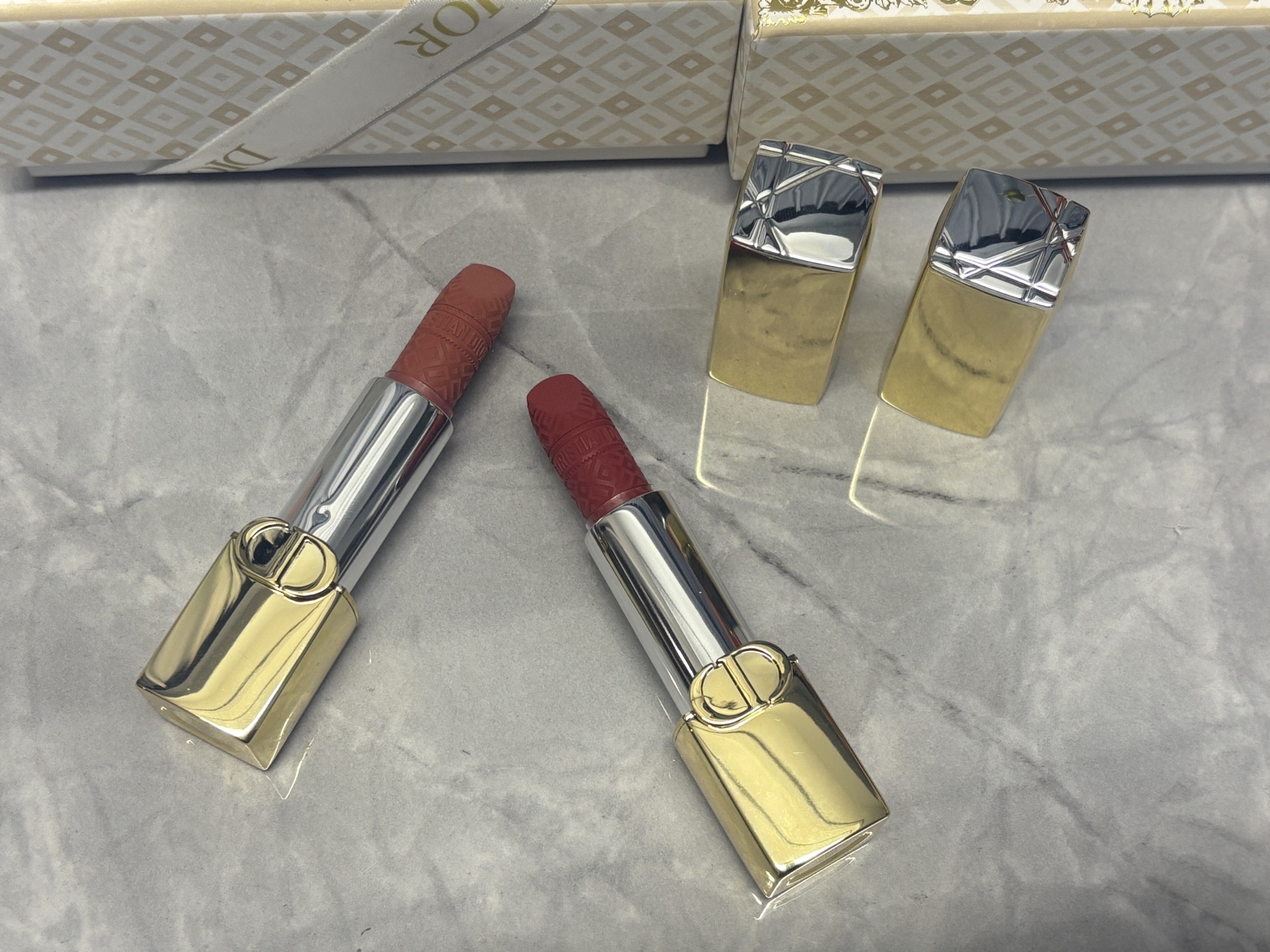 发270💰圣诞限定礼盒   ⭕️ꫛꫀꪝ ❥&mdash;&mdash;❤上新➡️专柜版【DIOR/迪奥圣诞特别版璀璨登场CD烈艳蓝金「吸金」限定金管浮雕印花丝绒口红#217丝绒、#720丝绒】可换色号下单备注
🎁配专柜全套包装🛍 
👑货品实拍🎬 
我们家口红膏体💄一直都是放大几倍拍摄   绝对不是那种底版货品  送人不丢面 亲们放心购

⚠️随机免费赠贺卡 可代写㊗️福语 限30字以内（需备注）

DIOR迪奥推出了令人瞩目的烈艳蓝金口红圣诞特别版。这款口红采用了奢华的金色外壳，上面镌刻着经典的CD logo，彰显出高贵的气质。而膏体上则装饰着由意大利艺术家皮耶特罗&middot;鲁弗（Pietro Ruffo）精心绘制的高订图案，将昔日法国皇室凡尔赛的奢雅风格完美诠释。
✨高定印花 限定金色磁吸外壳 在质地方面，这款口红延续了DIOR烈艳蓝金系列的优良传统，采用了奶油般的滋润质地，能够轻松上色，打造出精致而高订的唇色。膏体的雕花太漂亮了！全新升级的唇膏更加滋润，丝绒哑光质地上嘴很水润舒服，不拔干。外壳也做了升级，不得不说这金灿灿的颜值是个公主都爱吧！很高级精致。同时，它还拥有浓郁的显色效果，持久不易脱色，让双唇在24小时内都保持柔滑舒润的状态！入股不亏！！
可换色号⬇️ 需要换色 下单备注
现货共8️⃣色：#188、#720、#772、#777、#840、#888、#999 、#217

✅Dior迪奥圣诞限定金管口红💄#720丝绒 桃花红 豆沙红棕 毛茸茸的玫瑰红茶 限定浮雕太好看了，超显白的神仙色号，薄涂妈生好唇的裸色 早八伪素颜会爱的那种原生感！厚涂木质豆沙玫瑰调 好温柔的颜色

✅Dior迪奥圣诞限定金管口红💄#217 丝绒
薄纱裸粉，粉调和裸调中和的刚刚好，粉嫩又温柔，暖到心里的微醺感！

✅Dior迪奥圣诞限定金管口红💄#777丝绒	烈焰赤橘 活力四溢，夏日炎炎的最佳选择！太阳光下呈现橘红色，室内或薄涂时则带有一点粉调的橘色，这款唇膏的质地丝滑，涂抹在嘴唇上，仿佛是丝绒般的触感，让人欲罢不能。💋
浅浅的涂一层可以显得元气满满，苹果红中带着一丝橘调，持久且充满少女感

✅Dior迪奥圣诞限定金管口红💄#888丝绒 橘调正红 发财色，就算不涂也要在兜里揣着颜色颜色明艳，超级显白，黄皮友好～丝绒哑光质地，上嘴顺滑不拔干，薄涂显白元气 满满的少女感！厚涂橘调红饱满，简直就是你的&ldquo;发财色&rdquo;本色！有点橘色有点红色，很显白提气色!

✅Dior迪奥圣诞限定金管口红💄#999丝绒 传奇红唇 开运红 正红新年色 热情似火，正红女神必备！迪奥的经典色号，每个女人都需要拥有一支的口红，薄涂厚涂都好看。

✅Dior迪奥圣诞限定金管口红💄#840丝绒 光芒 枫叶砖红 这支绝对是我秋冬最喜欢的颜色之一，和深色大衣适配度极高。复古的橘棕调，很太气质很显白，属于是谁涂谁美。

✅Dior迪奥圣诞限定金管口红💄#188丝绒 赤霞裸 百搭的低饱和裸橘色，上嘴就是高智感的，冷都女既视感，很抬气质，薄涂是裸调杏色粉，揉进了些许橘调。和本身唇色融出这种原生有生命力的感觉 日常通勤真的很适合，还能分分钟get✔️秋日的氛围感

❤ 男票们 闺蜜们 送礼 首选款 包装精致 好看  高大尚！！！
数量有限～要是喜欢～一定要下手快^ _ ^ ️🥰

