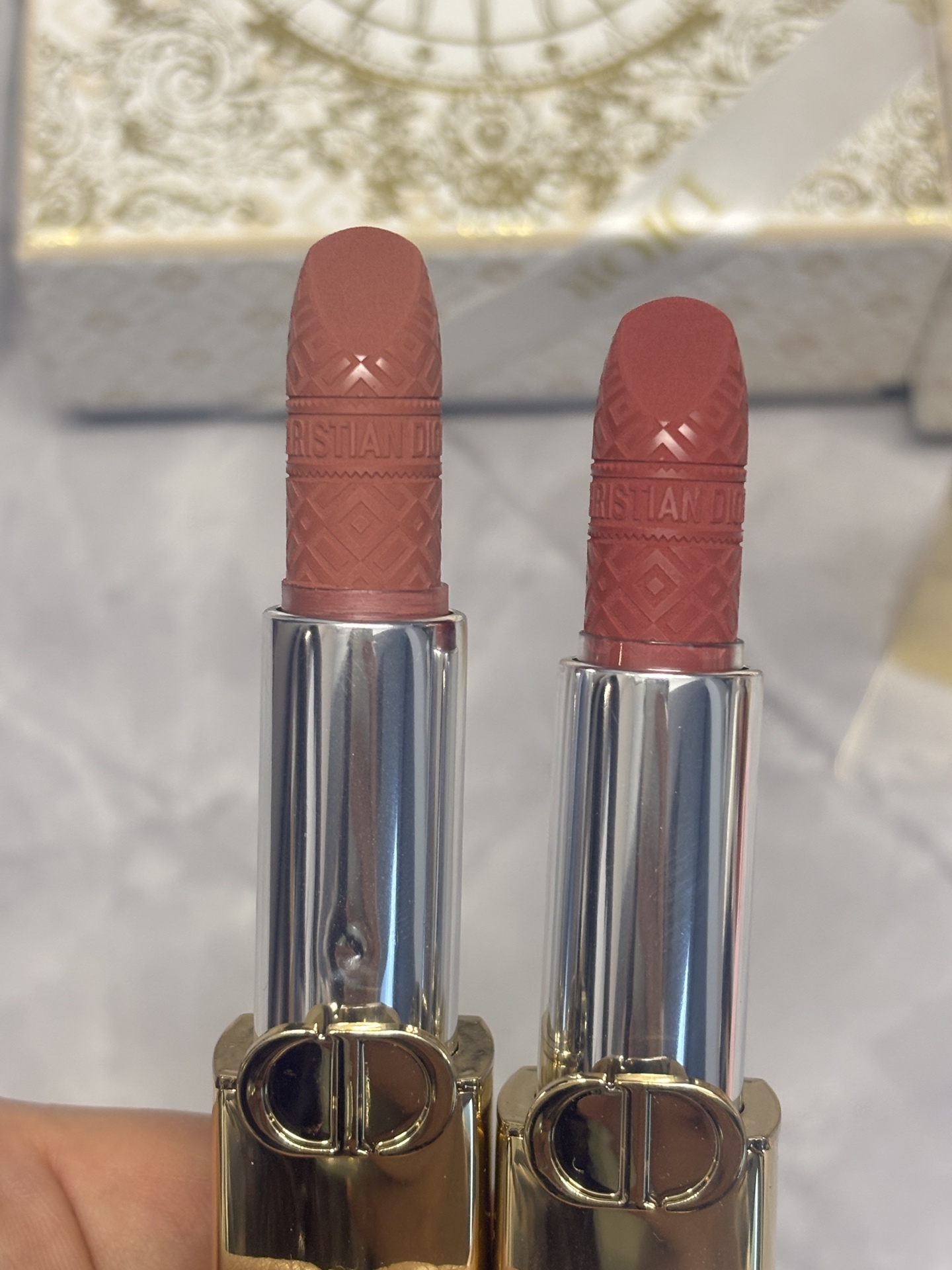 发270💰圣诞限定礼盒   ⭕️ꫛꫀꪝ ❥&mdash;&mdash;❤上新➡️专柜版【DIOR/迪奥圣诞特别版璀璨登场CD烈艳蓝金「吸金」限定金管浮雕印花丝绒口红#217丝绒、#720丝绒】可换色号下单备注
🎁配专柜全套包装🛍 
👑货品实拍🎬 
我们家口红膏体💄一直都是放大几倍拍摄   绝对不是那种底版货品  送人不丢面 亲们放心购

⚠️随机免费赠贺卡 可代写㊗️福语 限30字以内（需备注）

DIOR迪奥推出了令人瞩目的烈艳蓝金口红圣诞特别版。这款口红采用了奢华的金色外壳，上面镌刻着经典的CD logo，彰显出高贵的气质。而膏体上则装饰着由意大利艺术家皮耶特罗&middot;鲁弗（Pietro Ruffo）精心绘制的高订图案，将昔日法国皇室凡尔赛的奢雅风格完美诠释。
✨高定印花 限定金色磁吸外壳 在质地方面，这款口红延续了DIOR烈艳蓝金系列的优良传统，采用了奶油般的滋润质地，能够轻松上色，打造出精致而高订的唇色。膏体的雕花太漂亮了！全新升级的唇膏更加滋润，丝绒哑光质地上嘴很水润舒服，不拔干。外壳也做了升级，不得不说这金灿灿的颜值是个公主都爱吧！很高级精致。同时，它还拥有浓郁的显色效果，持久不易脱色，让双唇在24小时内都保持柔滑舒润的状态！入股不亏！！
可换色号⬇️ 需要换色 下单备注
现货共8️⃣色：#188、#720、#772、#777、#840、#888、#999 、#217

✅Dior迪奥圣诞限定金管口红💄#720丝绒 桃花红 豆沙红棕 毛茸茸的玫瑰红茶 限定浮雕太好看了，超显白的神仙色号，薄涂妈生好唇的裸色 早八伪素颜会爱的那种原生感！厚涂木质豆沙玫瑰调 好温柔的颜色

✅Dior迪奥圣诞限定金管口红💄#217 丝绒
薄纱裸粉，粉调和裸调中和的刚刚好，粉嫩又温柔，暖到心里的微醺感！

✅Dior迪奥圣诞限定金管口红💄#777丝绒	烈焰赤橘 活力四溢，夏日炎炎的最佳选择！太阳光下呈现橘红色，室内或薄涂时则带有一点粉调的橘色，这款唇膏的质地丝滑，涂抹在嘴唇上，仿佛是丝绒般的触感，让人欲罢不能。💋
浅浅的涂一层可以显得元气满满，苹果红中带着一丝橘调，持久且充满少女感

✅Dior迪奥圣诞限定金管口红💄#888丝绒 橘调正红 发财色，就算不涂也要在兜里揣着颜色颜色明艳，超级显白，黄皮友好～丝绒哑光质地，上嘴顺滑不拔干，薄涂显白元气 满满的少女感！厚涂橘调红饱满，简直就是你的&ldquo;发财色&rdquo;本色！有点橘色有点红色，很显白提气色!

✅Dior迪奥圣诞限定金管口红💄#999丝绒 传奇红唇 开运红 正红新年色 热情似火，正红女神必备！迪奥的经典色号，每个女人都需要拥有一支的口红，薄涂厚涂都好看。

✅Dior迪奥圣诞限定金管口红💄#840丝绒 光芒 枫叶砖红 这支绝对是我秋冬最喜欢的颜色之一，和深色大衣适配度极高。复古的橘棕调，很太气质很显白，属于是谁涂谁美。

✅Dior迪奥圣诞限定金管口红💄#188丝绒 赤霞裸 百搭的低饱和裸橘色，上嘴就是高智感的，冷都女既视感，很抬气质，薄涂是裸调杏色粉，揉进了些许橘调。和本身唇色融出这种原生有生命力的感觉 日常通勤真的很适合，还能分分钟get✔️秋日的氛围感

❤ 男票们 闺蜜们 送礼 首选款 包装精致 好看  高大尚！！！
数量有限～要是喜欢～一定要下手快^ _ ^ ️🥰

