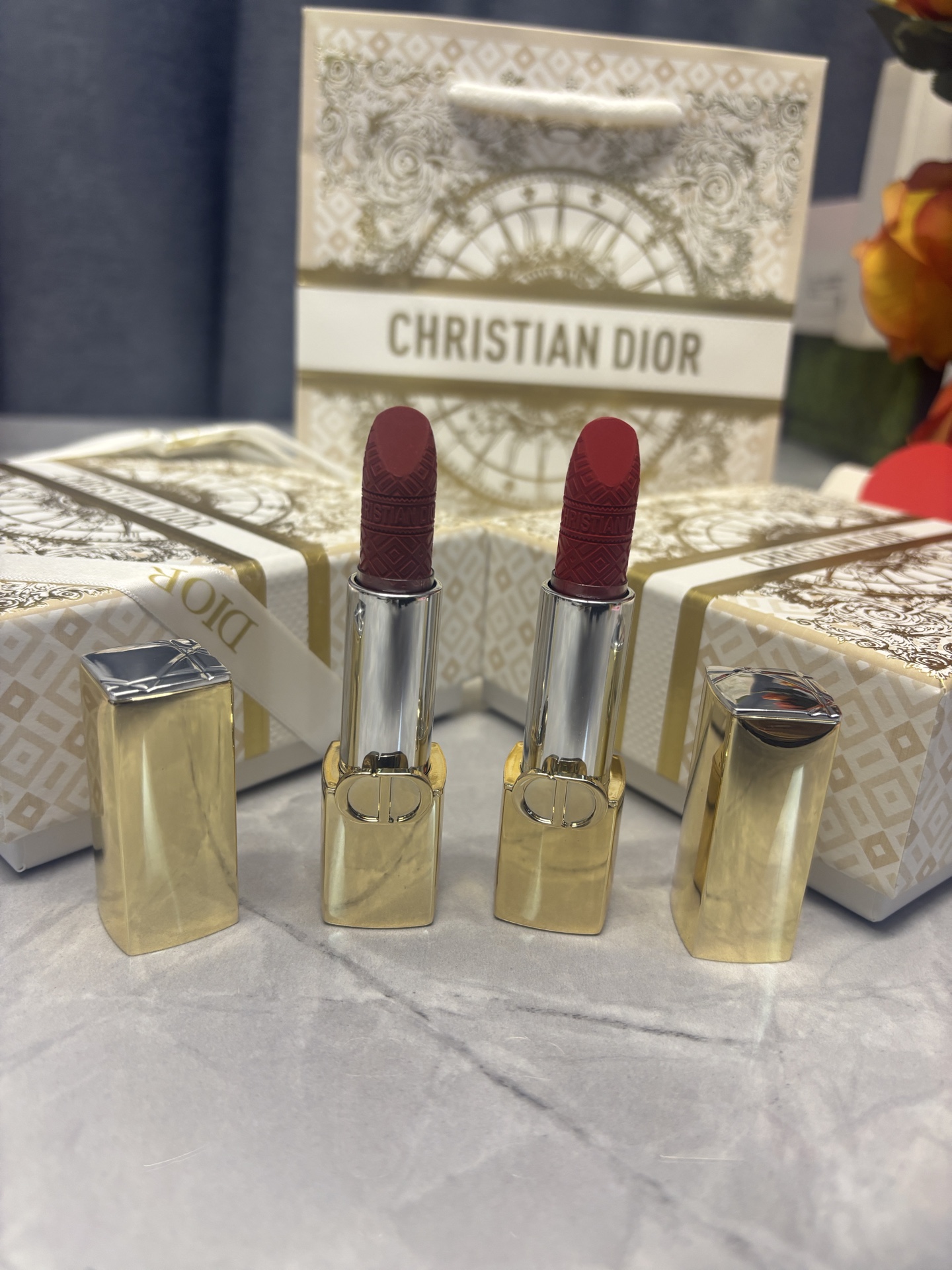 发270💰圣诞限定礼盒   ⭕️ꫛꫀꪝ ❥&mdash;&mdash;❤上新➡️专柜版【DIOR/迪奥圣诞特别版璀璨登场CD烈艳蓝金「吸金」限定金管浮雕印花丝绒口红#999丝绒、#720丝绒】
🎁配专柜全套包装🛍 
👑货品实拍🎬 
我们家口红膏体💄一直都是放大几倍拍摄   绝对不是那种底版货品  送人不丢面 亲们放心购

⚠️随机免费赠贺卡 可代写㊗️福语 限30字以内（需备注）

DIOR迪奥推出了令人瞩目的烈艳蓝金口红圣诞特别版。这款口红采用了奢华的金色外壳，上面镌刻着经典的CD logo，彰显出高贵的气质。而膏体上则装饰着由意大利艺术家皮耶特罗&middot;鲁弗（Pietro Ruffo）精心绘制的高订图案，将昔日法国皇室凡尔赛的奢雅风格完美诠释。
✨高定印花 限定金色磁吸外壳 在质地方面，这款口红延续了DIOR烈艳蓝金系列的优良传统，采用了奶油般的滋润质地，能够轻松上色，打造出精致而高订的唇色。膏体的雕花太漂亮了！全新升级的唇膏更加滋润，丝绒哑光质地上嘴很水润舒服，不拔干。外壳也做了升级，不得不说这金灿灿的颜值是个公主都爱吧！很高级精致。同时，它还拥有浓郁的显色效果，持久不易脱色，让双唇在24小时内都保持柔滑舒润的状态！入股不亏！！
可换色号⬇️ 需要换色 下单备注
现货共8️⃣色：#188、#720、#772、#777、#840、#888、#999 、#217

✅Dior迪奥圣诞限定金管口红💄#999丝绒 传奇红唇 开运红 正红新年色 热情似火，正红女神必备！迪奥的经典色号，每个女人都需要拥有一支的口红，薄涂厚涂都好看。

✅Dior迪奥圣诞限定金管口红💄#720丝绒 桃花红 豆沙红棕 毛茸茸的玫瑰红茶 限定浮雕太好看了，超显白的神仙色号，薄涂妈生好唇的裸色 早八伪素颜会爱的那种原生感！厚涂木质豆沙玫瑰调 好温柔的颜色

✅Dior迪奥圣诞限定金管口红💄#840丝绒 光芒 枫叶砖红 这支绝对是我秋冬最喜欢的颜色之一，和深色大衣适配度极高。复古的橘棕调，很太气质很显白，属于是谁涂谁美。

✅Dior迪奥圣诞限定金管口红💄#188丝绒 赤霞裸 百搭的低饱和裸橘色，上嘴就是高智感的，冷都女既视感，很抬气质，薄涂是裸调杏色粉，揉进了些许橘调。和本身唇色融出这种原生有生命力的感觉 日常通勤真的很适合，还能分分钟get✔️秋日的氛围感

✅Dior迪奥圣诞限定金管口红💄#777丝绒	烈焰赤橘 活力四溢，夏日炎炎的最佳选择！太阳光下呈现橘红色，室内或薄涂时则带有一点粉调的橘色，这款唇膏的质地丝滑，涂抹在嘴唇上，仿佛是丝绒般的触感，让人欲罢不能。💋
浅浅的涂一层可以显得元气满满，苹果红中带着一丝橘调，持久且充满少女感

✅Dior迪奥圣诞限定金管口红💄#888丝绒 橘调正红 发财色，就算不涂也要在兜里揣着颜色颜色明艳，超级显白，黄皮友好～丝绒哑光质地，上嘴顺滑不拔干，薄涂显白元气 满满的少女感！厚涂橘调红饱满，简直就是你的&ldquo;发财色&rdquo;本色！有点橘色有点红色，很显白提气色!

✅Dior迪奥圣诞限定金管口红💄#217 丝绒
薄纱裸粉，粉调和裸调中和的刚刚好，粉嫩又温柔，暖到心里的微醺感！

❤ 男票们 闺蜜们 送礼 首选款 包装精致 好看  高大尚！！！
数量有限～要是喜欢～一定要下手快^ _ ^ ️🥰

