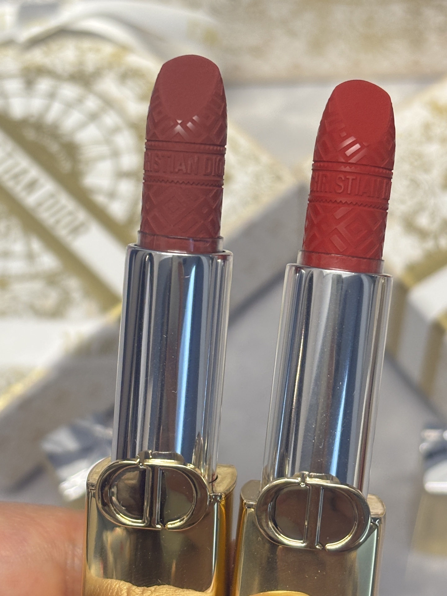 发270💰圣诞限定礼盒   ⭕️ꫛꫀꪝ ❥&mdash;&mdash;❤上新➡️专柜版【DIOR/迪奥圣诞特别版璀璨登场CD烈艳蓝金「吸金」限定金管浮雕印花丝绒口红#999丝绒、#720丝绒】
🎁配专柜全套包装🛍 
👑货品实拍🎬 
我们家口红膏体💄一直都是放大几倍拍摄   绝对不是那种底版货品  送人不丢面 亲们放心购

⚠️随机免费赠贺卡 可代写㊗️福语 限30字以内（需备注）

DIOR迪奥推出了令人瞩目的烈艳蓝金口红圣诞特别版。这款口红采用了奢华的金色外壳，上面镌刻着经典的CD logo，彰显出高贵的气质。而膏体上则装饰着由意大利艺术家皮耶特罗&middot;鲁弗（Pietro Ruffo）精心绘制的高订图案，将昔日法国皇室凡尔赛的奢雅风格完美诠释。
✨高定印花 限定金色磁吸外壳 在质地方面，这款口红延续了DIOR烈艳蓝金系列的优良传统，采用了奶油般的滋润质地，能够轻松上色，打造出精致而高订的唇色。膏体的雕花太漂亮了！全新升级的唇膏更加滋润，丝绒哑光质地上嘴很水润舒服，不拔干。外壳也做了升级，不得不说这金灿灿的颜值是个公主都爱吧！很高级精致。同时，它还拥有浓郁的显色效果，持久不易脱色，让双唇在24小时内都保持柔滑舒润的状态！入股不亏！！
可换色号⬇️ 需要换色 下单备注
现货共8️⃣色：#188、#720、#772、#777、#840、#888、#999 、#217

✅Dior迪奥圣诞限定金管口红💄#999丝绒 传奇红唇 开运红 正红新年色 热情似火，正红女神必备！迪奥的经典色号，每个女人都需要拥有一支的口红，薄涂厚涂都好看。

✅Dior迪奥圣诞限定金管口红💄#720丝绒 桃花红 豆沙红棕 毛茸茸的玫瑰红茶 限定浮雕太好看了，超显白的神仙色号，薄涂妈生好唇的裸色 早八伪素颜会爱的那种原生感！厚涂木质豆沙玫瑰调 好温柔的颜色

✅Dior迪奥圣诞限定金管口红💄#840丝绒 光芒 枫叶砖红 这支绝对是我秋冬最喜欢的颜色之一，和深色大衣适配度极高。复古的橘棕调，很太气质很显白，属于是谁涂谁美。

✅Dior迪奥圣诞限定金管口红💄#188丝绒 赤霞裸 百搭的低饱和裸橘色，上嘴就是高智感的，冷都女既视感，很抬气质，薄涂是裸调杏色粉，揉进了些许橘调。和本身唇色融出这种原生有生命力的感觉 日常通勤真的很适合，还能分分钟get✔️秋日的氛围感

✅Dior迪奥圣诞限定金管口红💄#777丝绒	烈焰赤橘 活力四溢，夏日炎炎的最佳选择！太阳光下呈现橘红色，室内或薄涂时则带有一点粉调的橘色，这款唇膏的质地丝滑，涂抹在嘴唇上，仿佛是丝绒般的触感，让人欲罢不能。💋
浅浅的涂一层可以显得元气满满，苹果红中带着一丝橘调，持久且充满少女感

✅Dior迪奥圣诞限定金管口红💄#888丝绒 橘调正红 发财色，就算不涂也要在兜里揣着颜色颜色明艳，超级显白，黄皮友好～丝绒哑光质地，上嘴顺滑不拔干，薄涂显白元气 满满的少女感！厚涂橘调红饱满，简直就是你的&ldquo;发财色&rdquo;本色！有点橘色有点红色，很显白提气色!

✅Dior迪奥圣诞限定金管口红💄#217 丝绒
薄纱裸粉，粉调和裸调中和的刚刚好，粉嫩又温柔，暖到心里的微醺感！

❤ 男票们 闺蜜们 送礼 首选款 包装精致 好看  高大尚！！！
数量有限～要是喜欢～一定要下手快^ _ ^ ️🥰

