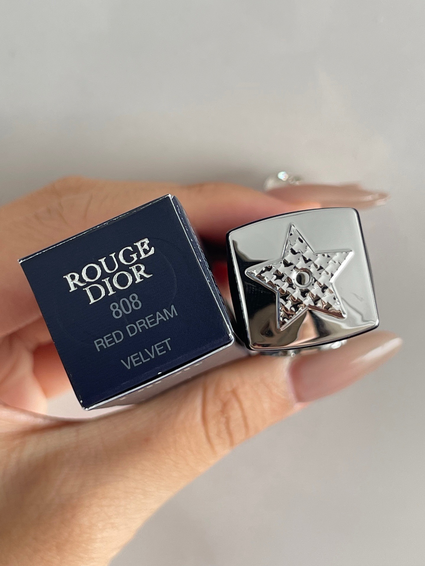 发225💰单支 （需配礼盒包装🎁➕10 ） 
⭕️ꫛꫀꪝ ❥&mdash;&mdash;❤上新➡️专柜品质【官方新品@邓为@代言&middot;Dior迪奥烈艳蓝金磁吸盖开运红限定正装口红唇膏#802/#808/#806】
🎁配专柜手提袋 🛍 
全新迪奥来袭💥美到心里去～
迪奥新年新出的开运红限定版，迪奥就是调色大师吧，简直就是把迪奥的幸运美学焊在唇膏上，谁涂谁是被幸运眷顾的时髦精～简直美到犯规~新年涂很对味！
膏体雕花灵感来自幸运星，寓意美好，磁吸外壳开合顺手，细节满分！非常吸睛！送闺蜜👭女友💞老婆😘妈妈👩 绝对会爱不释手👄

现货颜色：#802/#808/#806 色号下单备注

🌟迪奥烈艳蓝金开运限定口红💄#802桃花红
谁能拒绝这支带着满满爱意的口红呢？丝绒质地的暖调红，暖调红粉调也太甜了吧！上嘴是那种嫩嫩的蜜桃红茶感，丝绒妆效却润嘟嘟的，完全不会卡纹显唇纹。像把恋爱的甜都融在唇间~ 灵感源自迪奥先生的爱心护身符，涂上它，仿佛连空气都变得浪漫起来，约会时涂这支，桃花运不得蹭蹭涨？
日常涂这支超温柔，上班约会都合适，涂完感觉自己像自带柔光滤镜，男朋友都夸我气色好到发光！
	
🌟迪奥烈艳蓝金开运限定口红💄#806 招财红
带着复古感的番茄色，丝绒质地巨丝滑，上嘴轻轻一抹就显色，完全不用反复叠加。和秋冬的氛围感很搭，黄皮的好搭子。素颜薄涂秒提气色，厚涂配个大衣，气场直接拉满！而且它一点不拔干，含的护唇成分让嘴唇一整天都软软的，喝水也不容易沾杯，持久度绝了！

🌟迪奥烈艳蓝金开运限定口红💄#808锦鲤红
这个也是绝绝子！真的好爱～冷调红调里藏着星光细闪，是那种&ldquo;我要去追梦&rdquo;的底气色~ 灵感来自迪奥的幸运星传说，涂上它，感觉连追梦的路都被幸运铺满，丝绒质地超显色，薄涂提气色，厚涂气场全开✨ 很有活力的颜色，能涂出温柔灵动感，很显气色，而且黄皮也能驾驭哦，橄榄皮的姐妹涂着会更加显白！不拔干，持久度优秀，新年聚会必备，开年好运感拉满🎉。日常涂也很绝！新年涂这个真的会幸运一整年吧！！

