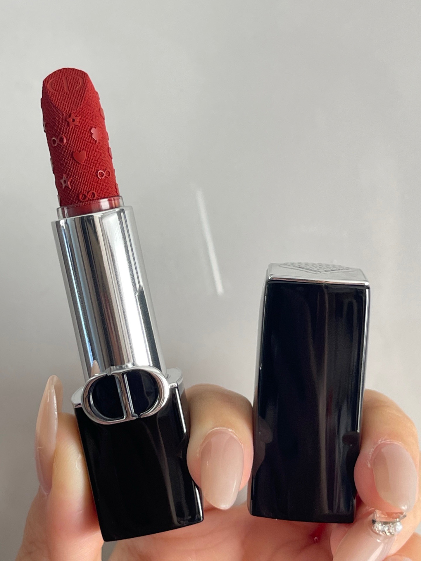 发225💰单支 （需配礼盒包装🎁➕10 ） 
⭕️ꫛꫀꪝ ❥&mdash;&mdash;❤上新➡️专柜品质【官方新品@邓为@代言&middot;Dior迪奥烈艳蓝金磁吸盖开运红限定正装口红唇膏#802/#808/#806】
🎁配专柜手提袋 🛍 
全新迪奥来袭💥美到心里去～
迪奥新年新出的开运红限定版，迪奥就是调色大师吧，简直就是把迪奥的幸运美学焊在唇膏上，谁涂谁是被幸运眷顾的时髦精～简直美到犯规~新年涂很对味！
膏体雕花灵感来自幸运星，寓意美好，磁吸外壳开合顺手，细节满分！非常吸睛！送闺蜜👭女友💞老婆😘妈妈👩 绝对会爱不释手👄

现货颜色：#802/#808/#806 色号下单备注

🌟迪奥烈艳蓝金开运限定口红💄#802桃花红
谁能拒绝这支带着满满爱意的口红呢？丝绒质地的暖调红，暖调红粉调也太甜了吧！上嘴是那种嫩嫩的蜜桃红茶感，丝绒妆效却润嘟嘟的，完全不会卡纹显唇纹。像把恋爱的甜都融在唇间~ 灵感源自迪奥先生的爱心护身符，涂上它，仿佛连空气都变得浪漫起来，约会时涂这支，桃花运不得蹭蹭涨？
日常涂这支超温柔，上班约会都合适，涂完感觉自己像自带柔光滤镜，男朋友都夸我气色好到发光！
	
🌟迪奥烈艳蓝金开运限定口红💄#806 招财红
带着复古感的番茄色，丝绒质地巨丝滑，上嘴轻轻一抹就显色，完全不用反复叠加。和秋冬的氛围感很搭，黄皮的好搭子。素颜薄涂秒提气色，厚涂配个大衣，气场直接拉满！而且它一点不拔干，含的护唇成分让嘴唇一整天都软软的，喝水也不容易沾杯，持久度绝了！

🌟迪奥烈艳蓝金开运限定口红💄#808锦鲤红
这个也是绝绝子！真的好爱～冷调红调里藏着星光细闪，是那种&ldquo;我要去追梦&rdquo;的底气色~ 灵感来自迪奥的幸运星传说，涂上它，感觉连追梦的路都被幸运铺满，丝绒质地超显色，薄涂提气色，厚涂气场全开✨ 很有活力的颜色，能涂出温柔灵动感，很显气色，而且黄皮也能驾驭哦，橄榄皮的姐妹涂着会更加显白！不拔干，持久度优秀，新年聚会必备，开年好运感拉满🎉。日常涂也很绝！新年涂这个真的会幸运一整年吧！！

